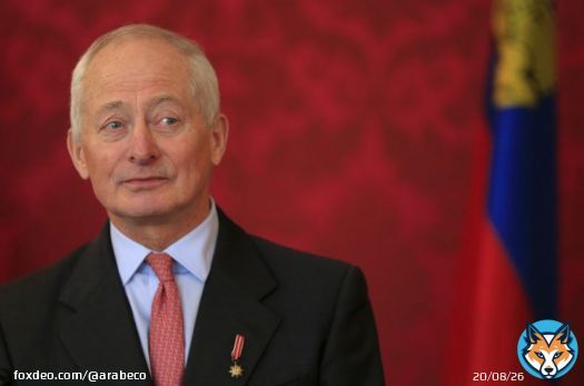 أغنى عائلة ملكية في أوروبا تبني إمبراطورية مالية بـ300 مليار #ثروات #استثمار #إدارة_الثروات #أوروبا<bR>يترأس حاكم إحدى أصغر الدول في العالم، عائلة ملكية تملك مليارات الدولارات، ويعود تاريخها إلى نحو ألف عام بعدما تمكنت من الصمود أمام الحروب والفيضانات والفضائح.اليوم، تزدهر الإمبراطورية المالية التي تقف خلف حاكم ليختنشتاين، الأمير هانس- آدم الثاني، من مجال خبرتها الرئيسي: إدارة أموال بالغي الثراء في العالم.شركة الخدمات الاستثمارية الخاصة وإدارة الأصول التي تملكها العائلة الملكية، "إل جي تي غروب" (LGT Group)، أعلنت الشهر الماضي أن حجم الأصول التي تديرها بلغ في نهاية يونيو مستوى قياسياً يقارب 306 مليارات فرنك سويسري (334 مليار دولار)، بزيادة 6% عن المستوى المسجل بنهاية العام الماضي.الشركة، ومقرها في فادوز (عاصمة ليختنشتاين)، أغلقت في سبتمبر صفقة الاستحواذ على ذراع إدارة المحافظ التقديرية التابعة لشركة "أبردن" (Abrdn Plc) في المملكة المتحدة وجيرزي، فضلاً عن ثلاثة استثمارات خارجية أخرى على الأقل منذ 2021. قال أوليفييه دو بيرغو، الرئيس التنفيذي لشركة "إل جي تي برايفت بانكينغ" (LGT Private Banking)، البالغ 58 عاماً في مقابلة مؤخراً: "ما زلنا نبحث (عن استثمارات أخرى). مع ذلك، فإن تركيزنا الرئيسي ينصب على النمو العضوي".مضاعفة الأصول الخاضعة للإدارةيعكس النمو السريع لشركة "إل جي تي" عودة ليختنشتاين، الدولة الواقعة في جبال الألب والبالغ عدد سكانها 39 ألف نسمة، إلى مكانتها بدرجة ما، بعدما صُنفت في يوم من الأيام ضمن أشهر الملاذات الضريبية في العالم.رئيس "غوغل" التنفيذي السابق يتراجع عن شراء يخت بـ68 مليون دولارالشركة التي يقارب عمرها قرناً من الزمان، ضاعفت الأصول المدارة والإيرادات التشغيلية بأكثر من مرتين خلال العقد الماضي، لتتعافى من تباطؤ أعمالها بعدما استهدفت الولايات المتحدة ودول أخرى المراكز المالية الخارجية في أعقاب الأزمة المالية عام 2008.  تعتبر "إل جي تي" واحدة من الشركات التي تسعى إلى استقطاب موظفي "كريدي سويس"، منذ انهيار هذا المصرف، ومقره في زيورخ، واستحواذ "يو بي إس غروب" عليه. هذا الأمر ساعد على زيادة عدد موظفي الشركة إلى ما يقارب 5 آلاف موظف. في أغسطس الماضي، انضم المدير التنفيذي السابق لدى "كريدي سويس"، أجاي بنجابي، إلى وحدة "إل جي تي" لإدارة الثروات في الهند، ليكون واحداً من 6 موظفين سابقين -على الأقل- في المصرف السويسري ينضمون إلى الشركة خلال العام الجاري.قال دو بيرغو: "نجري عمليات توظيف مكثفة. الصفقة بين (كريدي سويس) و(يو بي إس) ليست هب المصدر الوحيد لنمونا".الزخم الذي تتمتع به "إل جي تي" يساعد الأمير هانس-آدم أيضاً على تقدمه في ترتيبه ضمن قائمة بالغي الثراء، ما يعزز مكانة الحاكم البالغ 78 عاماً بصفته أثرى حاكم ملكي في أوروبا.الأمير هانس-آدم، هو المستفيد الوحيد من الشركة، ويحل الآن في المرتبة 215 بين الشخصيات الأكثر ثراءً في العالم، بثروة تقارب 9.2 مليار دولار، متقدماً في التصنيف 71 درجة منذ مطلع العام الجاري، وفقاً لمؤشر "بلومبرغ" للمليارديرات.الثروة الأقدمعلى خلاف العائلات الملكية الأوروبية الأخرى، مثل ملك بريطانيا تشارلز الثالث، يملك الأمير هانس-آدم معظم أثمن أصول عائلته بشكل شخصي، ما يجعلها الثروة الأقدم على مؤشر "بلومبرغ" للمليارديرات.ثروة الأمير وعائلته مصدرها الأراضي التي حصلت عليها في القرن الثاني عشر، والتي امتدت في مرحلة ما لتشمل مساحة كبيرة مما أصبح حالياً ألمانيا والنمسا والمجر والتشيك. بدأت "إل جي تي" عملها في 1921 بعشرة موظفين، واشترتها العائلة الملكية بعدها بعقد تقريباً، خلال فترة الكساد العظيم. تولى الأمير هانس-آدم إدارة الشركة في السبعينيات، بعدما كلفه والده بإعادة تنظيم إمبراطورية العائلة التي كانت في حالة يرثى لها بسبب موجة نزع الملكيات خلال الحرب العالمية الثانية وسوء الإدارة. بعد استقرار الشركة، وسع الأمير -الذي تدرب سابقاً لدى مصرف في لندن- نشاطها خارج البلاد، وافتتح أول فرع دولي في هونغ كونغ عام 1986، قبل فترة وجيزة من اعتلائه العرش أميراً لليختنشتاين.أسهم "إنفيديا" ترفع ثروة رئيسها التنفيذي إلى 46 مليار دولاربخلاف "إل جي تي"، التي يعد الأمير وعائلته أكبر عملائها، لا تزال العائلة الحاكمة لليختنشتاين تمتلك أراضي وعقارات، منها قلعة تطل على نهر الراين.جمعت العائلة مجموعة كبيرة من القطع الفنية، تضم أعمالاً لأنطوني فان دايك، وبيتر بول روبينز، وبارتولومي إستيبان موريللو، إلا أن إمبراطوريتها المالية هي القوة الدافعة لثروتها. ارتفعت القيمة السوقية لشركة "إل جي تي" بنحو 25% منذ بداية العام الجاري، وفقاً لمؤشر "بلومبرغ" للمليارديرات، لتتفوق على أداء مؤشر "إم إس سي آي" العالمي للبنوك.كحال سويسرا، اشتهرت ليختنشتاين ذات يوم بقوانين سرية الحسابات المصرفية، لكن الإمارة عززت شفافيتها بعدما استخدمت ألمانيا بيانات سُرقت من "إل جي تي" لملاحقة المتهربين من الضرائب في 2008. في ذلك الوقت، شهدت "إل جي تي"، وهي أكبر مؤسسة مصرفية في ليختنشتاين، سحب العملاء للأموال، قبل أن ينعكس ذلك الاتجاه عام 2010. فمن بداية ذلك العام وحتى 2012، أضاف البنك صافي تدفقات داخلة بنحو 22 مليار فرنك سويسري، ما يتجاوز 3 أضعاف التدفقات في السنوات الثلاث السابقة، وفقاً للبيانات التي جمعتها بلومبرغ.انخفاض ثروات العائلات في العالم لأول مرة منذ 15 عاماًماكس، البالغ 54 عاماً، وهو ثاني أكبر أبناء الأمير هانس-آدم، ومصرفي سابق لدى "جيه بي مورغان"، هو رئيس مجلس الإدارة الحالي لمجموعة "إل جي تي غروب"، التي تحقق معظم إيراداتها من إدارة الثروات ولديها ذراع للاستثمار المؤثر.شارك ماكس وعائلته في قرارات كبرى تخص إمبراطوريتهم المالية، ومنها الاستحواذ على شركة لإدارة الثروات في النمسا تابعة لمجموعة "يو بي إس" في 2021، وصفقات مشابهة تمت في العام الماضي لشراء شركتي "كريستون" (Crestone) الأسترالية و"فاليدوس ويلث" (Validus Wealth) الهندية.عادت "إل جي تي" أيضاً إلى ألمانيا في 2022 مع افتتاح مكتب للخدمات الاستثمارية الخاصة في هامبورغ. كما يخطط البنك لمواصلة التوسع العالمي، رغم أن دخوله أي أسواق جديدة في المستقبل القريب أمر مستبعد.قال بيرغو: "حققنا أهدافنا في ما يخص المناطق، محور الأمر الآن هو التوسع من هذه المناطق".