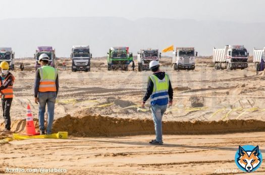 اتفاق بين مصر وميرسك بـ3 مليارات دولار لإنتاج الوقود الأخضر #مصر #وقود #استثمار #قناة_السويس #الهيدروجين<bR>وقعت مصر وشركة "سي تو إكس" (C2X) التابعة لشركة شحن الحاويات العالمية "ميرسك" (Maersk)، اتفاقية إطارية جديدة بقيمة تصل إلى 3 مليارات دولار لإنتاج الوقود الأخضر ومشتقاته في المنطقة الاقتصادية لقناة السويس، بحسب بيان صادر عن مكتب رئيس مجلس الوزراء المصري اليوم.الاتفاقية التي وقعها عن الجانب المصري كل من الهيئة العامة للمنطقة الاقتصادية لقناة السويس، وصندوق مصر السيادي، وهيئة تنمية واستخدام الطاقة الجديدة والمتجددة، والشركة المصرية لنقل وتوزيع الكهرباء، تهدف إلى استثمار 3 مليارات دولار كمرحلة من مشروع إنتاج الوقود الأخضر لإمدادات تموين السفن والوصول بالانبعاثات الكربونية إلى الصفر.وزير البترول لـ"الشرق": تحالف شركات مصرية سيطوّر حقل غزة مارين خلال عامينقال وليد جمال الدين رئيس الهيئة العامة للمنطقة الاقتصادية لقناة السويس، في البيان، إن المرحلة الأولى من المشروع تستهدف إنتاج 300 ألف طن سنوياً من الميثانول الأخضر، والوصول إلى مليون طن سنوياً باكتمال مراحل المشروع النهائية.رئيس الوزراء المصري مصطفى مدبولي، والذي حضر حفل التوقيع، قال إن بلاده تواصل العمل عل "التوسع في مجال الطاقة النظيفة لإنتاج الهيدروجين الأخضر ومشتقاته، حيث تعمل على تنفيذ مشروعات لإنتاج واستخدام الميثانول الأخضر والأمونيا الخضراء، وذلك في سبيل خدمة قطاع تموين السفن على الأخص"، وفق ما جاء في البيان.هذه هي الاتفاقية الإطارية العاشرة ضمن مذكرات التفاهم التي وقعتها المنطقة الاقتصادية، بحسب جمال الدين، وتأتي بعد توقيع مصر مذكرة تفاهم مع "ميرسك" في مارس الماضي.سكك حديد مصر تسعى لاقتراض 6 مليارات جنيه قبل نهاية 2023قال رئيس الهيئة، إن المنطقة الاقتصادية "تستهدف التحول إلى الاقتصاد الأخضر وتطبيقاته الصناعية المختلفة، مثل صناعة الوقود الأخضر، الذي يعد أحد أهم مصادر الطاقة النظيفة عالمياً"، مشيراً إلى ما تقوم به المنطقة حالياً من تنفيذ لممر المرافق -أحد مسارات توصيل الوقود الأخضر- بعد انتهاء مراحل تصنيعه من داخل المنشأة الصناعية وعمليات تخزينه ثم نقله وتصديره للميناء تمهيداً لوصوله إلى الأسواق الأوروبية.