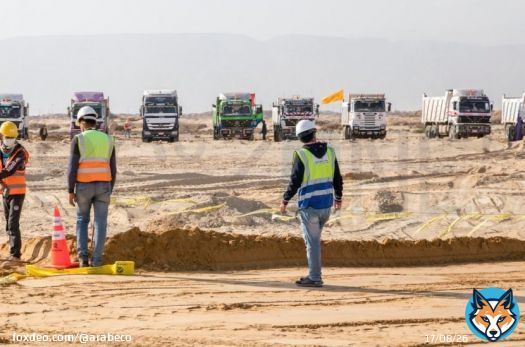 اتفاق بين مصر وميرسك بـ3 مليارات دولار لإنتاج الوقود الأخضر #مصر #وقود #استثمار #قناة_السويس #الهيدروجين<bR>وقعت مصر وشركة "سي تو إكس" (C2X) التابعة لشركة شحن الحاويات العالمية "ميرسك" (Maersk)، اتفاقية إطارية جديدة بقيمة تصل إلى 3 مليارات دولار لإنتاج الوقود الأخضر ومشتقاته في المنطقة الاقتصادية لقناة السويس، بحسب بيان صادر عن مكتب رئيس مجلس الوزراء المصري اليوم.الاتفاقية التي وقعها عن الجانب المصري كل من الهيئة العامة للمنطقة الاقتصادية لقناة السويس، وصندوق مصر السيادي، وهيئة تنمية واستخدام الطاقة الجديدة والمتجددة، والشركة المصرية لنقل وتوزيع الكهرباء، تهدف إلى استثمار 3 مليارات دولار كمرحلة من مشروع إنتاج الوقود الأخضر لإمدادات تموين السفن والوصول بالانبعاثات الكربونية إلى الصفر.وزير البترول لـ"الشرق": تحالف شركات مصرية سيطوّر حقل غزة مارين خلال عامينقال وليد جمال الدين رئيس الهيئة العامة للمنطقة الاقتصادية لقناة السويس، في البيان، إن المرحلة الأولى من المشروع تستهدف إنتاج 300 ألف طن سنوياً من الميثانول الأخضر، والوصول إلى مليون طن سنوياً باكتمال مراحل المشروع النهائية.رئيس الوزراء المصري مصطفى مدبولي، والذي حضر حفل التوقيع، قال إن بلاده تواصل العمل عل "التوسع في مجال الطاقة النظيفة لإنتاج الهيدروجين الأخضر ومشتقاته، حيث تعمل على تنفيذ مشروعات لإنتاج واستخدام الميثانول الأخضر والأمونيا الخضراء، وذلك في سبيل خدمة قطاع تموين السفن على الأخص"، وفق ما جاء في البيان.هذه هي الاتفاقية الإطارية العاشرة ضمن مذكرات التفاهم التي وقعتها المنطقة الاقتصادية، بحسب جمال الدين، وتأتي بعد توقيع مصر مذكرة تفاهم مع "ميرسك" في مارس الماضي.سكك حديد مصر تسعى لاقتراض 6 مليارات جنيه قبل نهاية 2023قال رئيس الهيئة، إن المنطقة الاقتصادية "تستهدف التحول إلى الاقتصاد الأخضر وتطبيقاته الصناعية المختلفة، مثل صناعة الوقود الأخضر، الذي يعد أحد أهم مصادر الطاقة النظيفة عالمياً"، مشيراً إلى ما تقوم به المنطقة حالياً من تنفيذ لممر المرافق -أحد مسارات توصيل الوقود الأخضر- بعد انتهاء مراحل تصنيعه من داخل المنشأة الصناعية وعمليات تخزينه ثم نقله وتصديره للميناء تمهيداً لوصوله إلى الأسواق الأوروبية.