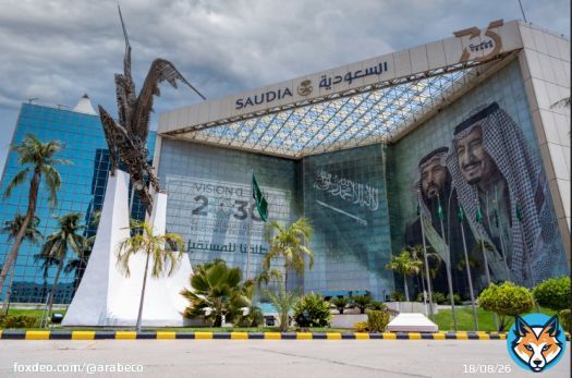 السعودية تسعى لتعزيز الربط الجوي مع البرازيل ودول المنطقة #السعودية #البرازيل #رؤية_2030<bR>تسعى السعودية إلى تعزيز تعاونها في قطاعات عدة مع أميركا الجنوبية عموماً والبرازيل على وجه الخصوص. مؤتمر الطيران السعودي البرازيلي الذي يختتم اليوم الأربعاء نسخته الأولى، يعتبر مدخلاً رئيسياً لهذا الأمر نظراً لأن نتائجه قادرة على زيادة نسبة الربط المباشر بين البلدين. وتحاول البرازيل من خلال المؤتمر جذب نحو 50 رحلة شهرية إليها، في حين تسعى السعودية إلى زيادة عدد المسافرين إلى نحو  330 مليوناً، وعدد الوجهات إلى 250 وجهة، وفق تصريحات مسؤولين تحدثوا لـ"الشرق".المؤتمر لم يقتصر على البرازيل فقط، بل امتد إلى عموم القارة، إذ شهد دعوة مجموعة من دول أميركا الجنوبية واللاتينية، ومن المفترض في ختامه، توقيع عدد من الاتفاقيات في النقل الجوي، ومذكرات تفاهم مع 6 دول مشاركة.وعلى هامش المؤتمر وقعت شركة "مطارات القابضة"، مذكرة تفاهم مع اتحاد المطارات بالبرازيل، بهدف "تعزيز التعاون والتكامل بين الطرفين في مجال الطيران، وإدارة المطارات".مستهدفات السعوديةالمؤتمر الذي افتتح الاثنين وركز بشكل رئيسي على البرازيل يأتي تتويجاً للعلاقات التي تمتد لأكثر من نصف قرن بين البلدين، و"استشعاراً من قيادة البلدين بأهمية التعاون وتوثيق أطر الصداقة"، وفقاً للسفير السعودي في البرازيل فيصل غلام في تصريحات لـ"الشرق".السفير أضاف أن التعاون الثنائي يشمل الكثير من المجالات، منها التعدين، على غرار الاستثمار في شركة التعدين الضخمة "فالي"، بالإضافة إلى الإنتاج الزراعي، والأمن الغذائي، فضلاً عن تبادل المنتجات البترولية.اقرأ أيضاً: الخطوط السعودية تدرس دخول سوق السندات لتمويل التوسعات  من جهته، أشار رئيس الهيئة العامة للطيران المدني السعودي عبد العزيز الدعيلج في تصريحات لـ"الشرق" إلى أن المؤتمر يأتي في وقت مهم جداً لصناعة الطيران في العالم والمملكة، منبهاً إلى أن السعودية تعمل على تنفيذ الاستراتيجية الوطنية للطيران، ولديها عدة مستهدفات أهمها "زيادة عدد المسافرين إلى 330 مليوناً مقارنةً بـ 100 مليون حالياً، فضلاً عن زيادة الربط الجوي من 100 وجهة إلى 250 وجهة، وزيادة كميات الشحن الجوي، من أقل من مليون طن إلى 4.5 مليون طن". نحو 50 رحلة إلى البرازيلمن جهته، قال وزير الموانئ والمطارات في البرازيل سيلفيو كوستا فيلهو في تصريحات لـ"الشرق" إن تواجد قطاع الطيران السعودي في سوقنا المحلي "مهم بالنسبة لنا"، خصوصاً أن البرازيل تعمل على تطوير وتحديث وبناء 100 مطار جديد، وهناك حاجة من أجل تطوير القطاع محلياً ودولياً.وكشف أنه ناقش مع الجانب السعودي إمكانية جلب 30 إلى 50 رحلة شهرياً باتجاه البرازيل، مضيفاً: "من اليوم سنفتح المزيد من الحوارات مع الكثير من الدول العربية من أجل تنفيذ مشاريع مشتركة".صناعة الطيران بدر المقري وهو مدير تنفيذي في مركز تنمية الصناعات السعودية، أفاد في تصريح لـ"الشرق"، بأن أحد أهم أهداف الاستراتيجية الوطنية للطيران في المملكة، يتمثل في استقطاب المستثمرين البرازيليين للمملكة، لتوطين هذه الصناعة في السعودية.وأشار إلى أن سوق الطيران كبير جداً، ولكن أحد أهم المستهدفات الاستراتيجية الوطنية، خصوصاً مع المكان الجغرافي للمملكة، إنشاء قاعدة وبنية تحتية للطيران المدني من بينها المواد الخام وصيانة الطائرات والأقمار الاصطناعية والطائرات من دون طيار، وتطوير رأس المال البشري.اقرأ أيضاً: "الخطوط السعودية" تمنح مسافريها تأشيرات دخول إلى المملكةالدعيلج أضاف أن النقاشات الأولية مع الوزراء والمسؤولين في قطاع الطيران تهدف إلى "الاستفادة من تجربتهم في خصخصة المطارات، كذلك أنماط النقل المتقدم"، خصوصاً أن "لديهم فرص جيدة، وقد أبدوا حماساً للاستثمار في المملكة في مختلف قطاعات النقل الجوي". تعزيز السياحةتعمل المملكة بشكل حثيث على تنويع اقتصادها ودعم القطاع غير النفطي، وخصوصاً قطاع السياحة المراد له المساهمة بنحو 10% في الناتج المحلي بحلول 2030 ارتفاعاً من 7% حالياً، كما رفعت في الأسابيع الماضية مستهدفها لعدد الزيارات إلى 150 مليون زيارة، بعدما كانت 100 مليون، وتطمح لجذب 70 مليون سائح سنوياً.باتت المملكة تنفق الآن مبالغ ضخمة لبناء الفنادق والمنتجعات، بالإضافة إلى تنظيم فعاليات عالمية في مختلف المجالات بهدف جذب السيّاح.السفير السعودي أشار إلى أن التقارب في مجال النقل والربط الجوي يساعد على الانفتاح الثقافي بين السعودية والبرازيل بشكل رئيسي، كما يمكنه أن يساهم في زيادة نسبة السياح بين البلدين، وتسهيل نسبة التجارة مع البرازيل والدول الأخرى من أميركا الجنوبية وبحر الكاريبي، وهو ما يمكن أن يمتد على مستوى القارة ككل.