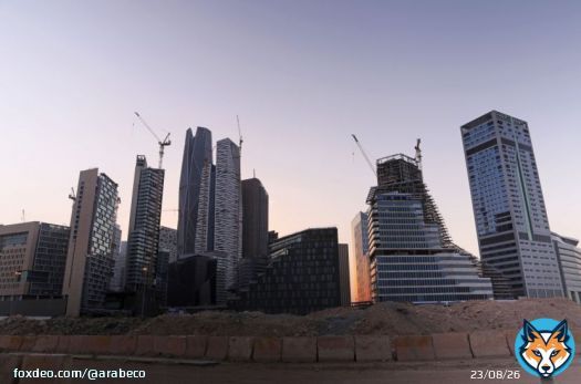 السعودية تنفق 175 مليار دولار سنوياً على مشروعات البناء  #عقارات #السعودية #نيوم #الأمير_محمد_بن_سلمان<bR>توقعت شركة "ماكينزي" للاستشارات أن تنفق المملكة العربية السعودية أكثر من 175 مليار دولار سنوياً على المشاريع الصناعية والضخمة بين عامي2025 و2028 مع وصول طفرة البناء في المملكة إلى ذروتها.وقالت الشركة الاستشارية في تقرير إنه مع وجود مشاريع كبرى قيد التنفيذ بقيمة 1.3 تريليون دولار تقريباً، مثل مدينة "نيوم" الجديدة ذات التقنية العالية ومنتجعات البحر الأحمر قبالة الساحل الغربي للمملكة، من المتوقع أن يصل الإنفاق إلى الذروة عند 180 مليار دولار سنوياً في عامي 2026 و2027.كتب محللون من بينهم شانكار شاندراسيكاران في التقرير: "إن الموارد اللازمة لتحقيق طموحات البناء الجديدة في المملكة العربية السعودية على مدى العقد المقبل هائلة. فقيمة العقود السنوية المتوقعة تعادل ثلاثة أضعاف المتوسط التاريخي، حيث ترتفع من 50 مليار دولار إلى 150 مليار دولار".تمثل المشاريع الضخمة في المملكة العربية السعودية عاملاً أساسياً لخطط التحول إلى وجهة سياحية رائدة وإبعاد اقتصادها عن الاعتماد على النفط. وبهدف المساعدة في تحقيق أهدافها الطموحة، منحت المملكة عقود بناء بقيمة 250 مليار دولار منذ عام 2016. كما أنها تطلق شركة طيران جديدة ومطاراً جديداً في إطار خطة 2030 التي ينفذها ولي العهد الأمير محمد بن سلمان. شركة طيران سعودية جديدة تنافس "الإمارات" و"القطرية"تخطط المملكة أيضاً لبناء 660 ألف منزل- تقريباً ما يعادل إجمالي المعروض السكني في دبي المجاورة- وإضافة 289 ألف غرفة فندقية، و6 ملايين متر مربع من المكاتب، و5.3 مليون متر مربع من مساحات البيع بالتجزئة، وفقاً لشركة الاستشارات العقارية "نايت فرانك" (Knight Frank LLP). مهمة ضخمة سيتطلب إكمال مثل هذه المشاريع الكبيرة إصلاحاً شاملاً لقطاع المقاولات في المملكة واستخدام البناء الصناعي وتفعيل الأدوات الرقمية والتحليلية لإنجاز المشاريع في الوقت المحدد، حسبما قالت "ماكينزي". أوضحت أن الأساليب الجديدة من شأنها أن تقلل وقت الإنجاز 40%، وتخفض التكاليف الإجمالية وتقلل من مخاطر المشروع.قال التقرير إن خطط المملكة العربية السعودية "تبلغ في حجمها قدراً يمكن البناء الصناعي أن يثبت أنه أكثر توفيراً من الأساليب التقليدية المطبقة -وهي نقطة تحول مهمة يمكن أن تجعل البلاد مركزاً لصناعة الإنشاءات في المنطقة وحتى خارجها.. لكن تحقيق هذه الرؤية لن يكون سهلاً".أصحاب الياقات البيضاءتشير تقديرات "ماكينزي" إلى أن القوة العاملة بمجال البناء من ذوي الياقات البيضاء في المملكة العربية السعودية سوف تتضاعف من مستويات عام 2021 قبل عام 2025، مما يضيف 150 ألف متخصص في مجال الهندسة. أضافت "ماكينزي" أن قوة العمل في قطاع التشييد ستزيد أكثر من ثلاث مرات، مما يضيف ملايين العمال الجدد. والطلب على مواد البناء سيضغط أيضاً على سلسلة التوريد محلياً مع النقص المتوقع في 16 من أصل 25 مادة مطلوبة، حسب التقرير.على الرغم من بناء قدرات إضافية من خلال شراكات تعاونية بين التصنيع والتوريد، فإن تعزيز ذلك من خلال إنشاء سلسلة توريد محلية من الشركات الوطنية من شأنه أن يساعد في سد العجز وتشجيع التعاون بين الكيانات.1.25 تريليون دولار قيمة مشاريع الإنشاءات السعودية منذ إطلاق "رؤية 2030"قالت ماكينزي: "في حين أن المزايا المالية للتجزئة والتنميط تتحقق في وقت متأخر من تنفيذ المشروع-حيث يتم منع التأخير، وتجنب تجاوز التكاليف- فإن التخطيط لعملية التجزئة والتنميط يكون في وقت مبكر من المشروع. ولكي يكون البناء الصناعي ممكناً من الناحية المالية واللوجستية في المملكة العربية السعودية، يجب أن يتعاون نظام البناء بأكمله من الملاك والمنظمين والمقاولين معاً لتوفير البيئة المناسبة".