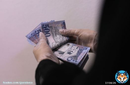 "جيه بي مورغان" يدرس إضافة السندات السعودية لمؤشراته #السعودية #صناديق_الاستثمار_والتحوط #السندات #جيه_بي_مورغان<bR>يدرس بنك "جيه بي مورغان" إضافة سندات سعودية مقومة بالريال إلى مؤشره القياسي للأسواق الناشئة، وفق ما كشفه أشخاص مطلعون على الأمر، في خطوة من شأنها أن تساعد المملكة على جذب المزيد من استثمارات المحافظ الأجنبية وتمويل مشاريع ضخمة تساهم في تنويع الاقتصاد بعيداً عن النفط.وضع البنك الأميركي السعودية قيد المراجعة لإدراجها في مؤشر السندات الحكومية للأسواق الناشئة، وهو عبارة عن مجموعة من المؤشرات التي تتبعها صناديق تدير سيولة تقترب من 236 مليار دولار.السعودية تتطلع لإصدار المزيد من الديون بعائد ثابت بعد قفزة أسعار الفائدةوقالت المصادر، التي طلبت عدم نشر اسماءها لخصوصية الأمر، إن المملكة حريصة على الانضمام- للمؤشر، كما تعمل الجهات التنظيمية على التأكد من أن السندات مؤهلة للإدراج.امتنع "جي بي مورغان" والسوق المالية السعودية عن التعليق. تزايد الإنفاق السعودي لتنويع الاقتصادتنفق المملكة العربية السعودية مئات المليارات من الدولارات على حملة تنويع الاقتصاد التي يقودها ولي العهد الأمير محمد بن سلمان والمعروفة بـ"رؤية 2030". وبينما سيتم تمويل جزء من ذلك من عائدات النفط، تحتاج الحكومة أيضاً إلى جذب المزيد من الاستثمار الأجنبي، والاقتراض.تستثمر الدولة في كافة النواحي بدءاً من المدن الجديدة وحتى المنتجعات السياحية والسيارات الكهربائية. وقالت يوم الأربعاء إنها تخطط للتقدم لاستضافة كأس العالم لكرة القدم للرجال عام 2034.محمد بن سلمان يعلن ترشح السعودية لاستضافة كأس العالم 2034الإدراج المحتمل من الممكن أن يؤدي إلى تعزيز سيولة الأوراق المالية الحكومية السعودية وجذب المزيد من الصناديق خاملة الإدارة، والتي غالباً ما تتبع مؤشرات مثل مؤشر "جيه بي مورغان". وسيكون ذلك أيضاً بمثابة دفعة إيجابية للمملكة، في ظل مساعيها لجذب استثمارات أجنبية مباشرة كبيرة أو تدفقات خارجية إلى سوق ديونها. رأي خبراء "بلومبرغ إيكونوميكس""إدراج المملكة العربية السعودية في مؤشر (جيه بي مورغان) سيجذب الصناديق الأجنبية خاملة الإدارة. وعندما تكون أسعار النفط مرتفعة، وتحقق المملكة فائضاً تجارياً، فمن المرجح أن يتم إعادة تدوير الأموال كاستثمارات في الخارج. ولكن عندما تنخفض أسعار النفط، فإن هذه التدفقات قد تكون مفيدة في تمويل العجز التجاري المحتمل".-زياد داود، كبير اقتصاديي الأسواق الناشئة