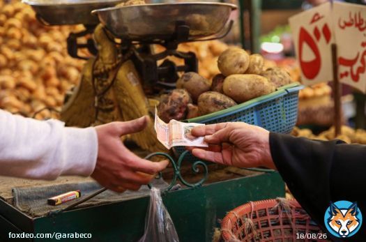 وزراء المالية: لا أحد يرحم أفريقيا من أزمة نقد لم تُسببها #الديون #مصر #أفريقيا #تصنيف_ائتماني #تمويل #زامبيا<bR>ناشد وزراء المالية الأفارقة المساعدة و"الإنسانية المشتركة" في كفاحهم ضد أزمة التمويل الشرسة الناجمة عن الأخطاء التي يُلقي ساستها اللوم فيها على الدول الغنية، والتي قد تؤدي الحرب بين إسرائيل وحماس إلى تفاقمها الآن.قال وزير المالية المصري محمد معيط إن زيادة أسعار الفائدة وارتفاع التضخم بعد أن أنفقت الولايات المتحدة وأوروبا تريليونات الدولارات خلال الوباء أثّر على الدول الفقيرة من الجانبين."صندوق النقد" لـ"الشرق": مفاوضات إعادة هيكلة الديون عالمياً معقدةأوضح معيط، اليوم السبت في مراكش بالمغرب خلال جلسة على هامش الاجتماعات السنوية لصندوق النقد الدولي والبنك الدولي: "علينا أن ندفع التكلفة.. مع الحرب، يصبح الألم صعباً للغاية بالنسبة لنا". الديون.. مصدر قلق رئيسيكانت المخاطر المحتملة على الاقتصاد العالمي من اتساع نطاق الصراع في الشرق الأوسط -وما يعنيه ذلك بالنسبة للدول الفقيرة التي تعاني بالفعل من ضائقة الديون- بمثابة مصدر قلق رئيسي خلال الاجتماعات التي تُعقد في أفريقيا لأول مرة منذ 1973.ارتفاع أسعار المواد الغذائية في أعقاب الغزو الروسي لأوكرانيا كان سبباً في أزمة تكاليف المعيشة في مختلف أنحاء أفريقيا، كما ترفع تكاليف الاقتراض الباهظة مخاطر التخلف عن السداد.من جهة أخرى، أكدت زامبيا، اليوم السبت، أنها وافقت على مذكرة تفاهم لإعادة هيكلة قروضها مع الدائنين الرسميين، بقيادة الصين وفرنسا، لإنهاء صفقة بقيمة 6.3 مليار دولار تم التوصل إليها قبل أربعة أشهر تقريباً.تجري مصر محادثات مع صندوق النقد الدولي لزيادة برنامج الإنقاذ الخاص بها إلى أكثر من 5 مليارات دولار من 3 مليارات دولار، وفقاً لأشخاص مطلعين على المناقشات.اقرأ المزيد: مصر تسعى لزيادة قرض صندوق النقد لأكثر من 5 مليارات دولارأوضح معيط، اليوم السبت، ان (مصر) "توجهت شرقاً" للعثور على قروض ميسورة التكلفة، كما من المرتقب إصدار سندات "باندا" الأسبوع المقبل، لأن أسواق رأس المال الغربية أصبحت مكلفة للغاية."قضية الديون المرتفعة، وارتفاع تمويل الديون، وانخفاض السيولة -كل هذه تمثل التحديات التي نواجهها-، وعلى الناحية الأخرى، فإن وكالات التصنيف لا ترحم وضعنا"، وفق تصريحات معيط في الجلسة التي استضافها المركز الأفريقي للتحوّل الاقتصادي ومركز السياسات للجنوب الجديد."موديز" تخفض تصنيف مصر مع استمرار شح العملات الأجنبيةوتشير تقديرات صندوق النقد الدولي إلى أن أكثر من نصف البلدان المنخفضة الدخل في أفريقيا إما تواجه خطراً كبيراً للتعرض لضائقة الديون، أو أنها تعاني منها بالفعل. وارتفع متوسط العائد على السندات الأوروبية التي أصدرتها عدة دول إلى أكثر من 12% من 7% قبل الوباء. أزمة سيولةتُعد كينيا واحدة من الدول التي يتعين عليها إعادة تمويل (ديونها) في مناخ يتسم بأسعار فائدة أعلى بكثير، وتدرس الإستدانة من جهات الإقراض المتعددة الأطراف، والدائنين الثنائيين لسداد سندات باليورو بقيمة ملياري دولار في يونيو.وقال وزير الخزانة نجوجونا ندونغو: "نحن لا نواجه ازمة ملاءة، بل نواجه تحدياً في السيولة.. لكن كيفية حل تحديات السيولة هذه يمكن أن تصبح مشكلة ملاءة".صندوق النقد الدولي: 8 دول أفريقية تحتاج للمساعدة في الديونوكان تعزيز موارد صندوق النقد الدولي -الواقع في واشنطن- لمساعدتهم على زيادة حجم التمويل المُمكن تقديمه للمنطقة بشكل كبير هو الموضوع الرئيسي للاجتماعات.قال وزير مالية غانا إن ذلك يتطلب دعم كبار المساهمين، وحتى الآن لم يكن ذلك متاحاً بسبب الافتقار إلى الإرادة السياسية.أضاف وزير المالية الغاني كين أوفوري "أنت تتساءل أين قيادة الماضي؟.. أين فرانكلين روزفلت، أو مانديلا.. الأمر أصبح أين توجد إنسانيتنا المشتركة".