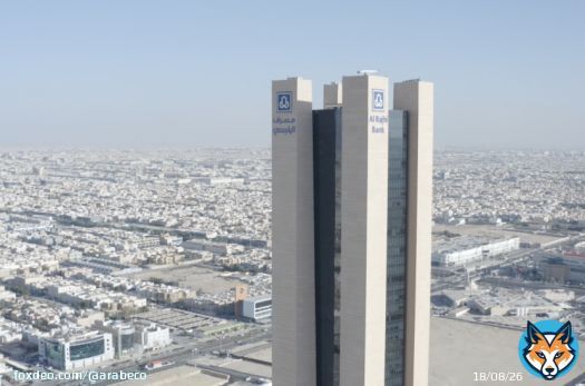 "إس آند بي": تحديان وفرصتان أمام توسع قطاع التمويل الإسلامي #السعودية #بنوك #صكوك #التمويل_الإسلامي #الاستثمار_المستدام<bR>يواجه قطاع التمويل الإسلامي تحديين رئيسيين يقفان عائقاً أمام توسعه خارج حدوده التقليدية، يتمثلان في تعقيد معاملاته، وافتقاره إلى مواصفات عالمية، بحسب تقرير لـ"إس آند بي غلوبال ريتنغز".أشار التقرير الصادر عن شركة التصنيف العالمية إلى أن نقاط الضعف الهيكلية والتعقيدات الكبيرة المتعلقة بإجراءات إصدار الصكوك الإسلامية تقلل من جاذبية القطاع، وهو ما يصرف الاهتمام للاستفادة من سوق الصكوك خارج حدوده التقليدية.التحدي الآخر بحسب التقرير يكمن في أن صناعة التمويل الإسلامي تعتمد على قطاعات محلية، وليس قطاعاً معولماً، فعلى سبيل المثال؛ فإن 90% من نمو أصول القطاع في عام 2022 كان بدفع من دولتين هما السعودية والكويت، وبالمثل تواصل دول الخليج وماليزيا الاستحواذ على جزء كبير من سوق الصكوك.فرصتان لنمو القطاعوعلى الجانب الآخر؛ أوضح التقرير أن هناك فرصتين أمام القطاع في مقابل التحديين لمواصلة النمو، تكمنان في تبسيط منتجاته وعملياته عبر الاستفادة من القدرات التي توفرها التكنولوجيا المالية، إضافةً إلى استغلال فرص التمويل الأخضر.وفقاً للتقرير؛ فإن تبسيط المنتجات والعمليات ورقمنة إصدار الصكوك، من الشروط الأساسية لمواصلة النمو في القطاع، كما أن الربط بين الجانب النقدي والرقمي يمكن أن يساعد في فتح أسواق جديدة.توقعت "إس آند بي غلوبال ريتنغز" أن يواصل قطاع التمويل الإسلامي، البالغة قيمته 3 تريليونات دولار، تقدمه ليحقق نمواً بنسبة 10% في 2023 و2024، على غرار عام 2022.أشار التقرير إلى أن دولاً في منطقة الخليج، لا سيما السعودية والكويت، تعزز نمو هذا القطاع، في حين يشهد نمواً ضعيفاً أو متراجعاً في دول أخرى نتيجةً لانخفاض قيمة العملة المحلية.عززت دول مجلس التعاون الخليجي وخصوصاً المملكة العربية السعودية والكويت، نمو أصول الخدمات المصرفية. ففي الكويت استحوذ بيت التمويل الكويتي على البنك الأهلي المتحد. وفي السعودية أدى تنفيذ مشروعات رؤية 2030 والنمو المستمر في الإقراض العقاري إلى دعم أداء القطاع خلال العام الماضي، بينما يتوقع التقرير نمواً بنسبة 5% في بقية دول الخليج، وهو ما يُعد معقولاً في ظل غياب استثمارات حكومية كبيرة.انخفاض في إصدار الصكوكتتوقع "إس آند بي غلوبال ريتنغز" أن يواصل حجم إصدار الصكوك انخفاضه خلال العام الجاري، وإن كان بوتيرة أقل من العام الماضي، في ظل سيولة عالمية أقل وأعلى تكلفة، وحاجة تمويل أقل في ضوء فائض في الموازنات مدعوماً بارتفاع أسعار النفط. وعل الرغم من ذلك؛ فإن حجم الإصدار سيتجاوز الصكوك مستحقة السداد.توقعات "إس آند بي غلوبال" تشير إلى أن إجمالي إصدارات الصكوك الإسلامية عالمياً سيكون بين 160 و170 مليار دولار خلال 2023، وهو أعلى من التقديرات الأولية التي أصدرتها الشركة التي كانت عند 150 مليار دولار، على الرغم من أنها أقل من رقم عام 2022.لماذا تراجعت إصدارات الصكوك العالمية في النصف الأول من 2023؟لفت التقرير إلى أن الزخم الحالي المرتفع للتمويل المستدام يُعد فرصة لقطاع التمويل الإسلامي ويمكن أن يكون محركاً رئيسياً لنموه، خصوصاً في ظل اهتمام دول التمويل الإسلامي بتقليل بصمتها الكربونية ودعم التحول العالمي للطاقة، متوقعاً أحجاماً أكبر من الصكوك المرتبطة بالاستدامة خلال الفترة المقبلة لتلبية طلب المستثمرين في مشروعات تحول الطاقة.وبحسب التقرير؛ فإن مؤتمر الأمم المتحدة المعني بالمناخ "كوب 28" يمكنه أن يسلط مزيداً من الضوء على الكيفية التي يمكن بها للتمويل الإسلامي المساعدة على مواجهة تحديات التحوّل المناخي.