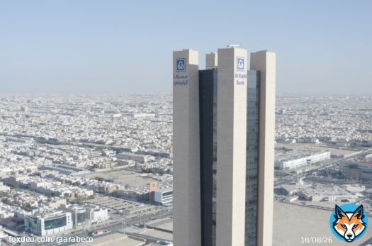 "إس آند بي": تحديان وفرصتان أمام توسع قطاع التمويل الإسلامي #السعودية #بنوك #صكوك #التمويل_الإسلامي #الاستثمار_المستدام<bR>يواجه قطاع التمويل الإسلامي تحديين رئيسيين يقفان عائقاً أمام توسعه خارج حدوده التقليدية، يتمثلان في تعقيد معاملاته، وافتقاره إلى مواصفات عالمية، بحسب تقرير لـ"إس آند بي غلوبال ريتنغز".أشار التقرير الصادر عن شركة التصنيف العالمية إلى أن نقاط الضعف الهيكلية والتعقيدات الكبيرة المتعلقة بإجراءات إصدار الصكوك الإسلامية تقلل من جاذبية القطاع، وهو ما يصرف الاهتمام للاستفادة من سوق الصكوك خارج حدوده التقليدية.التحدي الآخر بحسب التقرير يكمن في أن صناعة التمويل الإسلامي تعتمد على قطاعات محلية، وليس قطاعاً معولماً، فعلى سبيل المثال؛ فإن 90% من نمو أصول القطاع في عام 2022 كان بدفع من دولتين هما السعودية والكويت، وبالمثل تواصل دول الخليج وماليزيا الاستحواذ على جزء كبير من سوق الصكوك.فرصتان لنمو القطاعوعلى الجانب الآخر؛ أوضح التقرير أن هناك فرصتين أمام القطاع في مقابل التحديين لمواصلة النمو، تكمنان في تبسيط منتجاته وعملياته عبر الاستفادة من القدرات التي توفرها التكنولوجيا المالية، إضافةً إلى استغلال فرص التمويل الأخضر.وفقاً للتقرير؛ فإن تبسيط المنتجات والعمليات ورقمنة إصدار الصكوك، من الشروط الأساسية لمواصلة النمو في القطاع، كما أن الربط بين الجانب النقدي والرقمي يمكن أن يساعد في فتح أسواق جديدة.توقعت "إس آند بي غلوبال ريتنغز" أن يواصل قطاع التمويل الإسلامي، البالغة قيمته 3 تريليونات دولار، تقدمه ليحقق نمواً بنسبة 10% في 2023 و2024، على غرار عام 2022.أشار التقرير إلى أن دولاً في منطقة الخليج، لا سيما السعودية والكويت، تعزز نمو هذا القطاع، في حين يشهد نمواً ضعيفاً أو متراجعاً في دول أخرى نتيجةً لانخفاض قيمة العملة المحلية.عززت دول مجلس التعاون الخليجي وخصوصاً المملكة العربية السعودية والكويت، نمو أصول الخدمات المصرفية. ففي الكويت استحوذ بيت التمويل الكويتي على البنك الأهلي المتحد. وفي السعودية أدى تنفيذ مشروعات رؤية 2030 والنمو المستمر في الإقراض العقاري إلى دعم أداء القطاع خلال العام الماضي، بينما يتوقع التقرير نمواً بنسبة 5% في بقية دول الخليج، وهو ما يُعد معقولاً في ظل غياب استثمارات حكومية كبيرة.انخفاض في إصدار الصكوكتتوقع "إس آند بي غلوبال ريتنغز" أن يواصل حجم إصدار الصكوك انخفاضه خلال العام الجاري، وإن كان بوتيرة أقل من العام الماضي، في ظل سيولة عالمية أقل وأعلى تكلفة، وحاجة تمويل أقل في ضوء فائض في الموازنات مدعوماً بارتفاع أسعار النفط. وعل الرغم من ذلك؛ فإن حجم الإصدار سيتجاوز الصكوك مستحقة السداد.توقعات "إس آند بي غلوبال" تشير إلى أن إجمالي إصدارات الصكوك الإسلامية عالمياً سيكون بين 160 و170 مليار دولار خلال 2023، وهو أعلى من التقديرات الأولية التي أصدرتها الشركة التي كانت عند 150 مليار دولار، على الرغم من أنها أقل من رقم عام 2022.لماذا تراجعت إصدارات الصكوك العالمية في النصف الأول من 2023؟لفت التقرير إلى أن الزخم الحالي المرتفع للتمويل المستدام يُعد فرصة لقطاع التمويل الإسلامي ويمكن أن يكون محركاً رئيسياً لنموه، خصوصاً في ظل اهتمام دول التمويل الإسلامي بتقليل بصمتها الكربونية ودعم التحول العالمي للطاقة، متوقعاً أحجاماً أكبر من الصكوك المرتبطة بالاستدامة خلال الفترة المقبلة لتلبية طلب المستثمرين في مشروعات تحول الطاقة.وبحسب التقرير؛ فإن مؤتمر الأمم المتحدة المعني بالمناخ "كوب 28" يمكنه أن يسلط مزيداً من الضوء على الكيفية التي يمكن بها للتمويل الإسلامي المساعدة على مواجهة تحديات التحوّل المناخي.