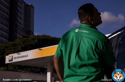 "بتروبراس" ترفع أسعار الديزل وتخفض أسعار البنزين #البرازيل #النفط #الشرق_الأوسط #البنزين #أسعار_النفط #ديزل<bR>رفعت شركة النفط البرازيلية التي تسيطر عليها الدولة "بتروليو برازيليرو" ( Petroleo Brasileiro SA)، المعروفة اختصاراً باسم "بتروبراس"، أسعار الديزل في السوق المحلية بسبب مخاوف من أن الصراع في الشرق الأوسط سيواصل الضغط على النفط. قالت الشركة، في بيان أمس الخميس، إنها خفضت في الوقت نفسه أسعار البنزين لأنه من المتوقع أن يتراجع الطلب لأسباب موسمية. وعادة ما ينخفض استهلاك البنزين في الولايات المتحدة عندما ينتهي فصل الصيف ويقل عدد الأشخاص الذين يقودون سياراتهم.أوضحت "بتروبراس"، التي يقع مقرها في ريو دي جانيرو، أن تطبيقها تعديلات متباينة على الأسعار جاء بسبب مجموعة من العوامل الأساسية في الأسواق الخارجية والمحلية، فضلاً عن استراتيجيتها التجارية المتمثلة في إعطاء الأولوية لحصة السوق في البرازيل. زيادة أسعار الديزلبعد إبقاء الأسعار مستقرة منذ منتصف أغسطس، أعلنت "بتروبراس" عن زيادة بنسبة 6.6% في أسعار الديزل للموزعين إلى 4.05 ريال للتر (0.80 دولار) تطبق اعتباراً من 21 أكتوبر الجاري.وأشارت إلى ارتفاع الفارق بين سعر النفط والمنتجات المكررة نتيجة "للطلب العالمي المستمر، مع توقعات بزيادة موسمية". في غضون ذلك، خفضت الشركة أسعار البنزين 4.1% إلى 2.81 ريال للتر.كيف تتأثر سوق النفط العالمية بالصراع بين إسرائيل وفلسطين؟أضافت الشركة: "من الضروري إجراء التعديل من أجل إعادة التوازن مع السوق، ومراعاة للقيم الهامشية الخاصة في (بتروبراس)".قبل دقائق من الإعلان، قال الرئيس التنفيذي جان بول براتس في مقابلة مباشرة إن "بتروبراس" تشغل مصافيها بنسبة 97% من طاقتها. واستطرد أن الشركة بدأت في مراجعة أسعارها بعدما أدى الصراع بين إسرائيل وحماس إلى ارتفاع أسعار النفط، مما يقلل من تأثير واردات الديزل الروسية الأرخص سعراً.