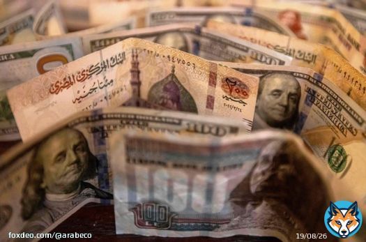 "ستاندرد أند بورز" تخفض تصنيف ديون مصر طويلة الأجل إلى "-B" #الديون #مصر #تصنيف_ائتماني<bR>خفضت وكالة ستاندرد أند بورز العالمية، تصنيفها الائتماني لديون مصر السيادية طويلة الأجل بالعملة الأجنبية والمحلية إلى "-B" من "B"، برؤية مستقبلية مستقرة، بينما حافظت على تصنيف الديون السيادية قصيرة الأجل عند "B".قالت وكالة التصنيف في تقرير صادر مساء يوم الجمعة إن الرؤية المستقبلية المستقرة للتصنيف الائتماني ترجع إلى التوازن بين المخاطر المتمثلة في احتمال عدم قدرة السلطات المصرية على تمويل عمليات سداد الديون الخارجية المرتفعة أو معالجة نقص العملة الأجنبية في البلاد، وبين إمكانية تسريع الإصلاحات النقدية والاقتصادية الرئيسية التي من شأنها أن تساعد في سد فجوة التمويل الخارجي الكبيرة في مصر.أدى بطء التقدم في الإصلاحات النقدية والهيكلية الرئيسية إلى تأخير صرف التمويلات من الأطراف الثنائية والمتعددة التي تُعتبر ضرورية لتغطية احتياجات مصر المرتفعة من التمويل الخارجي، وهو ما أدى إلى نقص العملات الأجنبية، وفجوة واسعة بين أسعار الصرف الرسمية وغير الرسمية، مع انخفاض تدفقات التحويلات من الخارج، وضعف الثقة بنمو القطاع الخاص، وهو ما تسبب في خفض التصنيف الائتماني السيادي للبلاد بحسب "ستاندرد أند بورز".كان "مورغان ستانلي" قد تبنى مؤخراً موقفاً متشائماً إزاء مصر، في ظل مواجهة الدولة التي تعاني من ضائقة مالية ما وصفه المصرف الأميركي بـ"زيادة المخاطر" في الأشهر المقبلة.خفض البنك نظرته لأدوات الدين الحكومية لمصر من موقف "الحياد" إلى "عدم التحبيذ"، وكان قراره جزءاً من تقرير عدل فيه عن تفضيل ديون الأسواق الناشئة ذات المخاطر المرتفعة والعوائد السخية على الأوراق المالية ذات الدرجة الاستثمارية.وقال استراتيجيو بنك "مورغان ستانلي" إن الانتخابات الرئاسية الوشيكة في شهر ديسمبر ستضعف قدرة مصر على مواصلة تنفيذ الإصلاحات بما في ذلك الانتقال إلى نظام مرونة أسعار الصرف، وهو شرط رئيسي في برنامج صندوق النقد الدولي لقرض بقيمة 3 مليارات دولار.سيناريو سلبيأشارت الوكالة إلى احتمالية خفض إضافي للتصنيف إذا فشلت السلطات في تنفيذ إصلاحات الاقتصاد الكلي المطلوبة للحد من الاختلالات الاقتصادية وإطلاق العنان للتمويل المتعدد الأطراف والثنائي، وكذلك يخضع التصنيف للسلبية إذا ارتفعت تكاليف التمويل الحكومي بصورة أكبر.سيناريو إيجابيفي الوقت نفسه قد ترفع الوكالة تصنيف مصر السيادي إذا خفضت البلاد مستويات صافي الدين الحكومي وإجمالي احتياجات التمويل الخارجي، من خلال تسريع الإصلاحات التي تدعم القدرة التنافسية والنمو والإيرادات المالية. وفي ظل هذا السيناريو، تحتاج مصر لتجديد الدعم المالي الثنائي والمتعدد الأطراف.الدعم الخليجيتتوقع وكالة التصنيف أن تستمر دول مجلس التعاون الخليجي في دعم مصر، لأهمية البلاد في استقرار المنطقة، حيث قامت بعض دول مجلس التعاون الخليجي بإيداع 13 مليار دولار (2.7% من الناتج المحلي الإجمالي المصري للعام المالي 2022) في البنك المركزي المصري، بعد أسابيع قليلة من اندلاع الصراع الروسي الأوكراني في فبراير 2022، عندما أصبح من الواضح أن مصر ستواجه ضغوطاً مالية.وبحسب "ستاندرد أند بورز" قامت دول مجلس التعاون الخليجي مؤخراً بتوجيه أموالها إلى مصر عبر طرق تركز على الجانب التجاري مثل شراء حصص في شركات مملوكة للدولة. كما تتوقع الوكالة أن تقدم دول مجلس التعاون الخليجي المزيد من الدعم الموجه تجارياً، مثل ما قدمته الإمارات من مبادلة عملات بقيمة 5 مليارات درهم إماراتي، والتي تم الإعلان عنها في سبتمبر، وهو ما يسمح لمصر بتمويل التجارة مع الإمارات حتى حدود هذا المبلغ بالجنيه المصري بدلاً من الدولار.وبحسب وكالة بلومبرغ سيتحول تركيز المستثمرين على القروض المشتركة لمصر التي تستحق السداد في النصف الثاني من عام 2024، ومن بينها قرضان تبلغ قيمتهما معاً 5 مليارات دولار وحصلت عليهما البلاد من بنوك في الإمارات، وهذان القرضان على الأرجح سيتم تمديد أجلهما، في ضوء الدلائل على أن دول الخليج "مستعدة لدعم مصر في محاولة للحفاظ على استقرارها المالي".