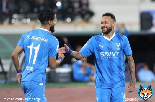 هل يكون ميسي بديل نيمار في الهلال خلال "ميركاتو" الشتاء؟ #رياضة #السعودية #كرة_القدم #ليونيل_ميسي #دوري_روشن_السعودي_لكرة_القدم<bR>فتحت إصابة البرازيلي نيمار باب التكهنات حول مستقبله مع نادي "الهلال" السعودي، وسط توقعات بغيابه عن الملاعب حوالي 8 أشهر، بعدما تعرّض لقطع في الرباط الصليبي وغضروف الركبة خلال مباراة منتخب بلاده مع أوروغواي بتصفيات كأس العالم 2026."الهلال" قد يلجأ إلى رفع اسم نيمار من قائمة لاعبيه للدوري السعودي واستبداله بصفقة كبرى جديدة، ولو على سبيل الإعارة، إلى حين استعادة اللاعب البرازيلي عافيته. ويتصدّر بطل العالم الأرجنتيني ليونيل ميسي قائمة اللاعبين الذين ترصدهم إدارة "الهلال" لتعويض غياب نيمار الذي كلّف خزينة "الهلال" نحو 96.5 مليون دولار لشراء عقده من "باريس سان جرمان" الفرنسي خلال "ميركاتو" الصيف.بموازاة الاهتمام بشكلٍ رئيسي بعلاج نيمار وخضوعه للجراحة بالتعاون مع الاتحاد البرازيلي؛ يدرس "الهلال" البدائل المتاحة لضم صفقة كبرى لصفوفه في انتقالات الشتاء، حيث تتقاطع تقارير عدّة بأن ميسي هو الخيار المثالي في الوقت الراهن.  صحيفة "الرياض" السعودية أفادت، مساء الخميس، أن إدارة "الهلال" ستعاود المفاوضات مع ميسي من جديد بالتنسيق مع الجهات المعنية، وسيتم العرض عليه القدوم للنادي السعودي الملقّب بـ"الزعيم" حتى لو كان عن طريق الإعارة للمدة التي يوافق عليها هو وناديه الأميركي "إنتر ميامي"، منوّهةً بأن المفاوضات ستتم بشكل مختلف عن السابق بما يضمن نجاحها، بحسب مصادر للصحيفة التي لم تفصح عن هوياتها.يعزز ترجيح هذا الخيار أن ميسي ليس لديه منافسات مع "إنتر ميامي" لمدة 4 أشهر بعد عدم تأهل فريقه للتصفيات النهائية للبطولة الأميركية. لكن الأرجنتيني صرح أنه مستمر مع الفريق، حيث سيلعب المباريات المتبقية من الدوري، حتى بعد فقدان الأمل في المنافسة، بهدف تجهيز نفسه لفترة التوقف الدولي في نوفمبر، ليسافر بعدها في إجازة مع أسرته، ثم يعود في يناير إلى "إنتر ميامي" للاستعداد للموسم الجديد."الهلال" كان دخل في مفاوضات جادّة ومتقدمة مع ميسي في الصيف الماضي، وقدّم له عرضاً يصل إلى 400 مليون دولار سنوياً، لكن الأرجنتيني فضّل الانتقال إلى الدوري الأميركي لرغبته مع أسرته في الابتعاد عن ضغوط المنافسة، بحسب ما صرح.رياضة ومال.. 21.6 ألف دولار يستحقها الهلال يومياً من FIFA خلال إصابة نيمارالفرنسي كيليان مبابي هو الآخر خيار مطروح على طاولة "الهلال" في يناير، بعدما قدّم النادي السعودي العرض الأكبر في تاريخ كرة القدم الصيف الماضي، في محاولةٍ لشراء العام المتبقي من عقده مع "باريس سان جيرمان" مقابل 300 مليون دولار."باريس سان جيرمان" يعمل بشتى الطرق لتجديد عقد مبابي، كي لا يرحل الصيف القادم مجاناً، وهو ما قد يساعد "الهلال" على إمكانية شراء الأشهر الستة الأخيرة من العقد، لكن العقبة تبقى في إقناع اللاعب الذي لديه تصميم على إكمال الفترة المتبقية مع "باريس سان جيرمان"، تمهيداً للانتقال الصيف المقبل إلى "ريال مدريد" الإسباني. 5 لاعبين عالميين سيغادرونمع احتمال رفع اسم نيمار من قائمة "الهلال"، هناك 4 لاعبين من ذوي الأسماء المعروفة، يُتوقّع رحيلهم عن الدوري السعودي خلال فترة الانتقالات الشتوية القادمة، بحسب توقعات موقع "فوتبول ترانسفيرز".الكولومبي ديفيد أوسبينا، حارس مرمى "النصر"، الذي لم يشارك مع الفريق منذ يناير 2023، بسبب كسر في المرفق، وما زال تاريخ عودته للملاعب غير معروف، من بين المتوقع مغادرتهم في يناير، على الرغم من أن عقده ينتهي صيف 2024. وكذلك زميله الإيفواري سيكو فوفانا الذي لا يشارك بصورة منتظمة مع الفريق. والحال نفسه بالنسبة للتركي مريح ديميرال لاعب "الأهلي".البرتغالي جوتا الذي ضمه نادي "الاتحاد" من "سيلتك" الاسكتلندي في الصيف الماضي مقابل 30 مليون يورو، ولم يقم بتسجيله في قائمته، هو ضمن المتوقع رحيلهم عن الدوري السعودي أيضاً، في ظل وجود أنباء تفيد برغبة "توتنهام" الإنجليزي في ضمه.