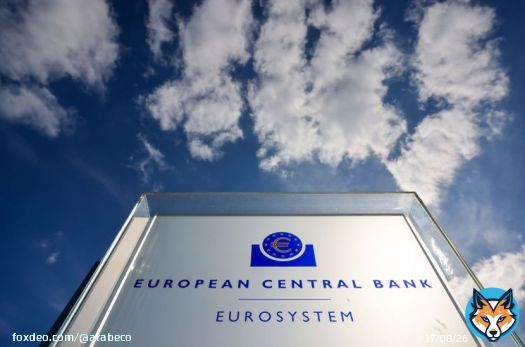 أكبر مديري الأموال بأوروبا: أسعار الفائدة لم تبلغ ذروتها #البنك_المركزي_الأوروبي #أسعار_الفائدة #اقتصاد_منطقة_اليورو<bR>قال بعض كبار مديري الأموال في أوروبا، إن المتعاملين مخطئون في المراهنة على أن البنك المركزي الأوروبي قد انتهى من رفع أسعار الفائدة.باعتبارها مستورداً صافياً للطاقة، فإن المنطقة معرضة بشدة لارتفاع الأسعار إذا تصاعدت الأزمة في الشرق الأوسط، وتقلل الأسواق من احتمال تشديد الإجراءات الإضافية رداً على ذلك، وفقاً لشركات "ليغال أند جنرال إنفستمنت مانجمنت" (Legal &amp; General Investment Management) و"فانغارد أسيت مانجمنت" (Vangguard Asset Management) و"روبيكو خروب" (Robeco Groep). هذا يجعل السندات الحكومية القصيرة الأجل معرضة لخطر شديد. أوروبا معرضة للخطريتعارض هذا الرأي مع تسعير المقايضات الذي يظهر توقف المركزي الأوروبي تقريباً عن رفع أسعار الفائدة هذا الأسبوع- وفرصة لا تتعدى 10% لرفع سعر الفائدة 25 نقطة أساس في اجتماع لاحق. في الولايات المتحدة، تظهر المقايضات فرصة نسبتها 40% لرفع بنك الاحتياطي الفيدرالي سعر الفائدة مرة أخرى ربع نقطة مئوية.استطلاع: تخفيضات البنك المركزي الأوروبي للفائدة ليست قريبةقال كريستوفر جيفري، رئيس قسم أسعار الفائدة واستراتيجية التضخم في "ليفال أند جنرال"، التي تمتلك أصولاً تحت الإدارة 1.3 تريليون جنيه إسترليني (1.6 تريليون دولار): "أوروبا معرضة للخطر هنا أكثر من أي كتلة سوقية متقدمة أخرى. المركزي الأوروبي هو البنك الذي قد يشعر بالحاجة إلى تجاوز الحد في رفع أسعار الفائدة".في الوقت نفسه، يتعين على رئيسة البنك المركزي الأوروبي كريستين لاغارد وزملائها أن يدرسوا التأثير الاقتصادي المترتب على رفع أسعار الفائدة بعناية، حتى ولو واصلت أسعار الطاقة صعودها، فعبء ديون إيطاليا يجعل ثالث أكبر اقتصاد في الاتحاد الأوروبي هشاً للغاية في مواجهة السياسة الأكثر صرامة. دوافع رفع الفائدةأدت المخاوف من اتساع رقعة الصراع منذ هجوم حماس على إسرائيل في السابع من أكتوبر إلى ارتفاع سعر خام برنت بأكثر من 10%. تزيد الاضطرابات في طرق الشحن الرئيسية مثل قناة بنما والطقس المتطرف الذي يلحق الضرر بإمدادات المواد الغذائية الأساسية من العوامل التي يمكن أن تبقي معدلات التضخم الأوروبية مرتفعة.كما أن التفويض الوحيد الممنوح للبنك المركزي الأوروبي والمتمثل في استقرار الأسعار يجعل صناع السياسات في أوروبا أكثر ميلاً إلى رفع أسعار الفائدة في مواجهة ارتفاع تكاليف الطاقة.أما نظراؤهم بالاحتياطي الفيدرالي فمكلفون بتعزيز الحد الأقصى من التوظيف بالإضافة إلى إبقاء الأسعار تحت السيطرة."المركزي الأوروبي" يراقب أسعار النفط وتأثيرها على التضخميتفق أليس كوتني، رئيس أسعار الفائدة الدولية في "فانغارد"، مع توقعات السوق التي تشير إلى أن البنك المركزي الأوروبي سيبقي أسعار الفائدة دون تغيير يوم الخميس، لكنه يقول إن المتعاملين راضون للغاية عن احتمال تشديد السياسة النقدية في الأشهر المقبلة. وتشرف الشركة على ما مجموعه 1.9 تريليون دولار من الأصول ذات الدخل الثابت المُدارة بشكل فعال على مستوى العالم.وقال كوتني: "السوق تقلل من فرص رفع البنك المركزي الأوروبي أسعار الفائدة مرة أخرى. لقد كان هذا هو الأمر نفسه مع بنك الاحتياطي الفيدرالي" حتى الأسبوع الماضي. مخاوف رفع الفائدةمن الحجج المؤيدة لوقف ارتفاع أسعار الفائدة هي الوضع المالي في إيطاليا، الذي تدهور مع تعثر النمو. من شأن التشديد النقدي الإضافي أن يؤثر على النشاط وقد يدفع علاوة المخاطرة في البلاد إلى الارتفاع، مما يهدد بحدوث أزمة ديون.كان غابرييل مخلوف، عضو مجلس إدارة البنك المركزي الأوروبي، قال في وقت سابق من هذا الشهر، إن فارق العائد على السندات الإيطالية مقارنة مع أقرانه هو "أمر سيركز عليه المسؤولون بشدة". تجاوزت الفجوة بين عوائد السندات الإيطالية والألمانية لأجل عشر سنوات في الآونة الأخيرة 200 نقطة أساس، وهو مستوى يحظى بمتابعة واسعة النطاق.تقرير: اقتصاد إيطاليا يضعف تحت وطأة الفائدة المرتفعة في 2023كتب استراتيجيو أسعار الفائدة في "كوميرتس بنك" (Commerzbank) بقيادة كريستوف ريغر: "مع معاناة اقتصاد منطقة اليورو بالفعل واتساع الفارق بين السندات الألمانية والإيطالية بشدة، ربما يكون المركزي الأوروبي أقرب بكثير إلى عتبة المعاناة من الاحتياطي الفيدرالي". ويتوقعون أن أسعار الفائدة في البنك المركزي الأوروبي بلغت ذروتها.لكن من يعتقدون بأن دورة رفع أسعار الفائدة لم تنته بعد يسلطون الضوء على عوامل أخرى قائمة. وقال كولين غراهام، رئيس استراتيجيات الأصول المتعددة في روبيكو (Robeco)، إن إجراءات التحفيز الصينية الإضافية ستثير أيضاً نوبات جديدة من ضغوط الأسعار في المنطقة.وقال غراهام: "نعتقد بالتأكيد أن البنك المركزي الأوروبي يجب أن يرفع أسعار الفائدة أكثر. فالتضخم ليس تحت السيطرة بعد".
