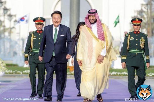 السعودية وكوريا توقعان 51 اتفاقية بـ15.6 مليار دولار #السعودية #كوريا_الجنوبية #الطاقة_المتجددة #الهيدروجين #الأمير_محمد_بن_سلمان<bR>وقّعت السعودية وكوريا الجنوبية عدداً من الاتفاقيات ومذكرات التفاهم، مساء اليوم الأحد في الرياض، بحضور ولي العهد الأمير محمد بن سلمان، والرئيس الكوري يون سوك يول، الذي يزور المملكة لمدة يومين.شملت الاتفاقيات، إنشاء مجلس الشراكة الاستراتيجية بين البلدين، ومبادرة واحة الهيدروجين للتعاون في مجال الهيدروجين الأخضر والنظيف، واتفاقية بشأن الإعفاء المتبادل من متطلبات تأشيرة الإقامة القصيرة لحاملي جوازات السفر الدبلوماسية والخاصة والرسمية.بالإضافة إلى تنفيذ برنامج تعاون إحصائي مشترك بين الهيئة العامة للإحصاء السعودية وهيئة الإحصاء الكورية، ومذكرة تفاهم بين الهيئة العامة للغذاء والدواء في المملكة ووزارة سلامة الغذاء والدواء الكورية للتعاون في مجالات الغذاء والمنتجات الطبية.الحصيلة الاستثماريةكانت وكالة أنباء "يونهاب" الرسمية (Yonhap News Agency) نقلت عن مكتب الرئيس يول، اليوم الأحد، أنه سيجري توقيع 51 اتفاقية ومذكرة تفاهم، بقيمة إجمالية تناهز 15.6 مليار دولار، خلال زيارته إلى السعودية.إلى جانب الاتفاقيات الرسمية، سيتم خلال منتدى الاستثمار الكوري-السعودي، الذي يتزامن مع مرور 50 عاماً من بدء العلاقات الدبلوماسية بين البلدين، توقيع مجموعة مذكرات تفاهم وشراكات بين القطاع الخاص السعودي والكوري، وفقاً لما ذكره السكرتير الرئاسي للشؤون الاقتصادية تشوي سانغ موك للوكالة.تتنوع هذه الاتفاقيات، لتشمل مجالات السيارات، والتطوير العقاري، وتحلية المياه، والطاقة، والطاقة المتجددة، والهيدروجين الأخضر، والسياحة، وسلاسل الإمداد، والصناعات الغذائية، والصناعات الدوائية، والنقل، والبنية التحتية، والتكنولوجيا، والأمن السيبراني، وفقاً لمراسلي "الشرق" في الرياض.وأفاد ابراهيم المبارك، مساعد وزير الاستثمار السعودي، في كلمة اليوم، إلى أن منتدى الاستثمار الكوري-السعودي العام الماضي شهد توقيع 26 اتفاقية بقيمة 30 مليار دولار، ما يرفع إجمالي حجم الاتفاقيات الموقعة بين البلدين خلال عامين إلى أكثر من 45 مليار دولار.رؤية مشتركةشهدت العلاقات السعودية الكورية تطوراً مطرداً، على مدى أكثر من 5 عقود، تُوج بإطلاق "الرؤية السعودية الكورية 2030" في عام 2017، والتي تضمنت 40 مشروعاً ومبادرة لتأسيس الشراكة بين البلدين في 5 مجالات هي: الطاقة والتصنيع، والبنية التحتية الذكية والتحول الرقمي، وبناء القدرات، والرعاية الصحية وعلوم الحياة، والاستثمار، بحسب تقرير نشرته وكالة الأنباء السعودية "واس" بمناسبة زيارة الرئيس الكوري الجنوبي إلى المملكة.تُعد المملكة المورّد الأكبر للبترول إلى كوريا الجنوبية، في حين بلغ حجم التبادل التجاري بين البلدين عام 2021 نحو 26.5 مليون دولار، وسجّل الميزان التجاري فائضاً لصالح السعودية بقيمة 19.6 مليون دولاركما جذبت المملكة 132 استثماراً كورياً، بإجمالي رأسمال يتجاوز 3 مليارات دولار. وفي المقابل، تملك 3 من أبرز الشركات السعودية، هي "أرامكو" و"سابك" و"أكوا باور"، استثمارات في كوريا الجنوبية برأسمال يبلغ 6.35 مليارات دولار.