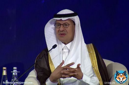 وزير الطاقة السعودي: العمل المناخي يجب أن يكون هدفا لا وسيلة #السعودية #الاتحاد_الأوروبي #الطاقة_المتجددة #طاقة #استثمار #البيئة_والمناخ #الحياد_الكربوني_والانبعاثات<bR>قال الأمير عبدالعزيز بن سلمان، وزير الطاقة السعودي إن مكافحة التغير المناخي يجب النظر إليها بصدق على أنها هدف حقيقي وليست وسيلة تُستخدم لتحقيق غايات أخرى، وهو ما تؤكد عليه المملكة العربية السعودية من خلال التزامها باتفاقيةباريس المناخية، وجهودها الحثيثة لدعم التحول إلى الطاقة النظيفة في العالم."التغير المناخي حقيقة علمية، ويحصل فعلياً على أرض الواقع، ولذلك علينا أن نضع الحلول بطريقة جماعية وشمولية ومنطقية"، بحسب ما قاله الوزير خلال مشاركته في جلسة نقاشية ضمن فعاليات منتدى الاستثمار السعودي الأوروبي في الرياض اليوم الاثنين.السعودية تطلق سوق الكربون الوطنية الطوعية للحد من الانبعاثاتالشمولية تعني كما قال على سبيل المثال، التقاط الكربون والغازات المسببة للاحتباس الحراري ليس فقط في المملكة العربية السعودية أو في الاتحاد الأوروبي، بل وفي كل أنحاء العالم، بما يشمل مناطق قطع الأشجار وغيرها، بحيث يجري العمل من خلال الحلول المطروحة على تحقيق التنمية لأكثر من 2.2 مليار نسمة والارتقاء بمستوى معيشتهم. وأضاف أن السعودية حرصت على تقديم نموذج يحتذي به الآخرون على هذا الصعيد، عبر تنظيمها مؤخراً مؤتمراً مناخياً دعت إليه الجميع لإطلاعهم على ما تقوم به من مبادرات تتعلق بمكافحة التغير المُناخي.تعليم ورعاية صحيةالرياض كانت أعلنت خلال استضافتها "أسبوع المناخ في منطقة الشرق الأوسط وشمال أفريقيا لعام 2023" في وقت سابق من الشهر الجاري، عن إطلاق برنامج يتعلق بشح الطاقة في العالم، يتضمن تقديم المساعدة للدول والمجتمعات التي تعاني من شح في الطاقة، وذلك عبر دعمها بتوفير الغاز والطاقة المتجددة، وتوفير التعليم والرعاية الصحية عن بعد لمجتمعات تلك الدول.الأمير عبدالعزيز أكد أن المملكة كانت وستظل محوراً رئيسياً في العالم لكل الصناعات المتعلقة بالطاقة، جنباً إلى جنب مع تحقيق أهداف اتفاقية باريس "التي نؤمن بها ونعمل على تحقيقها.. مع التزامنا في الوقت ذاته بتعهداتنا في ما يتعلق بأمن الطاقة".