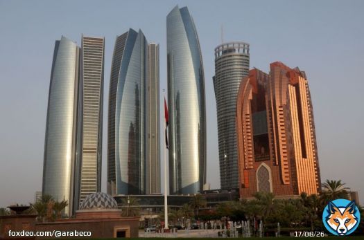 جهود الإمارات للخروج من "القائمة الرمادية" تكتسب زخماً #الإمارات_العربية_المتحدة #غسل_الأموال_والاحتيال_والجرائم_المالية<bR>تتقدم المساعي التي تبذلها الإمارات للخروج من "القائمة الرمادية" المختصة بالرقابة على الجرائم المالية العالمية، مع اعتراف بعض الأعضاء بالتقدم الأخير الذي أحرزته الدولة في التصدي لتدفق الأموال غير المشروعة، وفقاً لأشخاص على دراية بالأمر.يرى مندوبون من ثلاث دول على الأقل في "مجموعة العمل المالي" (FATF) ومقرها باريس، أنه من الممكن حذف الدولة الخليجية من على القائمة بحلول فبراير 2024. ودعم هؤلاء الأشخاص أنفسهم من قبل إدراج الإمارات في قائمة الدوائر القضائية الخاضعة لمزيد من الرقابة.أضاف الأشخاص أنه لم يجر اتخاذ قرارات نهائية بعد، كما أعرب المندوبون عن استمرار وجود بعض المخاوف، وطلبوا عدم الكشف عن هوياتهم كون الأمر خاص. ومن المقرر أن تعقد "مجموعة العمل المالي" جلستها العامة هذا الأسبوع، مع وضع الأعضاء اللمسات الأخيرة على تفاصيل الزيارة الميدانية إلى الإمارات، والتي تعد إحدى الخطوات النهائية قبل الشطب المحتمل. جهود الإمارات للشطب من القائمة الرماديةمن أجل مغادرة القائمة الرمادية، يجب أن تصوت أغلبية كبيرة من أعضاء المجموعة على أن الدولة أحرزت تقدماً كافياً منذ بدء فترة التقييم. وأضاف أشخاص مطلعون على الأمر أنه حتى لو كان هناك عدد قليل من الأصوات المخالفة؛ فقد يؤدي ذلك إلى بقاء الدولة على القائمة. ويبلغ عدد أعضاء المجموعة 40 تقريباً، كما يتمتع بعضهم بنفوذ أكبر.وزير اقتصاد الإمارات: مغادرة "اللائحة الرمادية" تتطلب وقتاًعلى الجانب الآخر، انطلق مجموعة من المسؤولين الإماراتيين في جولة إلى الدول الرئيسية ضمن مجموعة العمل المالي لحشد الدعم، بما في ذلك رحلات إلى واشنطن وبرن بسويسرا. وقالت المصادر إن التهرب من تطبيق العقوبات على روسيا ومخالفات قطاع العملات المشفرة بين القضايا الرئيسية محل الحوار مع الشركاء الأجانب كذلك. ارتفاع تكاليف الامتثالأضاف الأشخاص أن عدة بنوك أميركية شاركت أيضاً في بعض المشاورات، إذ يمتلك العديد منها عمليات كبيرة في الإمارات، كما تعاني الدولة الخليجية من زيادة في تكاليف الامتثال منذ إدراجها على القائمة الرمادية في مارس 2022.دبي تدشن محكمة متخصصة بقضايا "غسل الأموال" لمواجهة الجرائم الماليةعلى مر التاريخ، تسبب إداراج الجهات المختلفة في القائمة الرمادية إلى "انخفاض كبير من الناحية الإحصائية في تدفقات رأس المال" وفقاً لتقرير صدر عام 2021 عن صندوق النقد الدولي. مع ذلك نجحت الإمارات في التعامل مع تبعات هذا الإداراج بشكل أفضل من معظم الدول.استبعدت وكالة "ستاندرد آند بورز غلوبال ريتينغز" (S&amp;P Global Ratings ) العام الماضي تأثير ذلك بشكل كبير على الاقتصاد، رغم أن متطلبات الامتثال الإضافية "قد ترفع تكلفة التمويل الأجنبي، وربما تجعل المعاملات المالية أكثر صعوبة".في أخر جلسة عامة لها في يونيو الماضي، سلطت مجموعة العمل المالي الضوء على التقدم الذي أحرزته الإمارات في عدد من المجالات، لكنها خفضت تصنيف الدولة الخليجية فيما يتعلق بالتقنيات الجديدة إلى "متوافق جزئياً" مع المعايير، بما في ذلك الأصول الافتراضية.  دبي تتصدى للجرائم الرقميةمن حينها، عززت هيئة تنظيم الأصول الافتراضية في دبي إجراءات الإنفاذ ضد الشركات غير الخاضعة للوائح، وشددت على إمكانات التحول إلى مزيد من المعاملات على سلسلة الكتل "بلوكتشين" كبديل للنقد، والمساعدة التي يقدمها للتصدي للجرائم مثل غسيل الأموال.دبي تفرض غرامة على "ثري أروز" بسبب مشروع عملات مشفرة جديدلكن الشكوك ما تزال تحيط بالطريقة التي ستتعامل بها السلطات الإماراتية مع قضية "بينانس" (Binance)، أكبر بورصة عملات مشفرة في العالم، والتي تحقق وزارة العدل الأميركية في معاملاتها لتحديد ما إذا كان تم استخدامها بشكل غير قانوني للسماح للروس بالتحايل على العقوبات ونقل الأموال. كما يعيش الرئيس التنفيذي للشركة شانغبينغ تشاو، المعروف اختصاراً بـ"سي زيد" (CZ) في دبي. عزيز جهود الإنفاذقال أشخاص مطلعون على إجراءات مجموعة العمل المالي إن الإمارات اتخذت خطوات كبيرة في إصلاح بعض لوائح مكافحة غسل الأموال والتصدي لتمويل الإرهاب، رغم أن هناك مشكلات ما تزال قائمة في تنفيذ تلك السياسات.رفضت مجموعة العمل المالي الإدلاء بتعليق. وقال مسؤول إماراتي إن الدولة تواصل جهودها لتحديد ووقف ومعاقبة المجرمين، وكذلك الشبكات المالية غير المشروعة.كما أوضحت الحكومة الإماراتية أنها وسعت معاهداتها الخاصة بتبادل المساعدات القانونية إلى 45 دولة، بما فيها تركيا. وأرسل المسؤولون 119 طلب مساعدة قانونية إلى أكثر من 40 ولاية قضائية في النصف الأول من 2023، وفقاً لتأكيد الإمارات. وفي تلك الفترة، قالت الدولة إنها تلقت 202 طلب مساعدة قانونية، واستجابت لـ64% منها.ابتسام الأسود، رئيسة الاستشارات في مجال الجرائم المالية الإقليمية في شركة "التميمي وشركاه للمحاماة" ومقرها دبي، ترى أن "المجتمع الدولي ومراقبي مجموعة العمل المالي حريصون على رؤية إجراءات إنفاذ قوية للتأكد من أن هذه التغييرات ليست مجرد تحسينات ظاهرية".