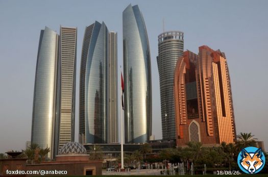 جهود الإمارات للخروج من "القائمة الرمادية" تكتسب زخماً #الإمارات_العربية_المتحدة #غسل_الأموال_والاحتيال_والجرائم_المالية<bR>تتقدم المساعي التي تبذلها الإمارات للخروج من "القائمة الرمادية" المختصة بالرقابة على الجرائم المالية العالمية، مع اعتراف بعض الأعضاء بالتقدم الأخير الذي أحرزته الدولة في التصدي لتدفق الأموال غير المشروعة، وفقاً لأشخاص على دراية بالأمر.يرى مندوبون من ثلاث دول على الأقل في "مجموعة العمل المالي" (FATF) ومقرها باريس، أنه من الممكن حذف الدولة الخليجية من على القائمة بحلول فبراير 2024. ودعم هؤلاء الأشخاص أنفسهم من قبل إدراج الإمارات في قائمة الدوائر القضائية الخاضعة لمزيد من الرقابة.أضاف الأشخاص أنه لم يجر اتخاذ قرارات نهائية بعد، كما أعرب المندوبون عن استمرار وجود بعض المخاوف، وطلبوا عدم الكشف عن هوياتهم كون الأمر خاص. ومن المقرر أن تعقد "مجموعة العمل المالي" جلستها العامة هذا الأسبوع، مع وضع الأعضاء اللمسات الأخيرة على تفاصيل الزيارة الميدانية إلى الإمارات، والتي تعد إحدى الخطوات النهائية قبل الشطب المحتمل. جهود الإمارات للشطب من القائمة الرماديةمن أجل مغادرة القائمة الرمادية، يجب أن تصوت أغلبية كبيرة من أعضاء المجموعة على أن الدولة أحرزت تقدماً كافياً منذ بدء فترة التقييم. وأضاف أشخاص مطلعون على الأمر أنه حتى لو كان هناك عدد قليل من الأصوات المخالفة؛ فقد يؤدي ذلك إلى بقاء الدولة على القائمة. ويبلغ عدد أعضاء المجموعة 40 تقريباً، كما يتمتع بعضهم بنفوذ أكبر.وزير اقتصاد الإمارات: مغادرة "اللائحة الرمادية" تتطلب وقتاًعلى الجانب الآخر، انطلق مجموعة من المسؤولين الإماراتيين في جولة إلى الدول الرئيسية ضمن مجموعة العمل المالي لحشد الدعم، بما في ذلك رحلات إلى واشنطن وبرن بسويسرا. وقالت المصادر إن التهرب من تطبيق العقوبات على روسيا ومخالفات قطاع العملات المشفرة بين القضايا الرئيسية محل الحوار مع الشركاء الأجانب كذلك. ارتفاع تكاليف الامتثالأضاف الأشخاص أن عدة بنوك أميركية شاركت أيضاً في بعض المشاورات، إذ يمتلك العديد منها عمليات كبيرة في الإمارات، كما تعاني الدولة الخليجية من زيادة في تكاليف الامتثال منذ إدراجها على القائمة الرمادية في مارس 2022.دبي تدشن محكمة متخصصة بقضايا "غسل الأموال" لمواجهة الجرائم الماليةعلى مر التاريخ، تسبب إداراج الجهات المختلفة في القائمة الرمادية إلى "انخفاض كبير من الناحية الإحصائية في تدفقات رأس المال" وفقاً لتقرير صدر عام 2021 عن صندوق النقد الدولي. مع ذلك نجحت الإمارات في التعامل مع تبعات هذا الإداراج بشكل أفضل من معظم الدول.استبعدت وكالة "ستاندرد آند بورز غلوبال ريتينغز" (S&amp;P Global Ratings ) العام الماضي تأثير ذلك بشكل كبير على الاقتصاد، رغم أن متطلبات الامتثال الإضافية "قد ترفع تكلفة التمويل الأجنبي، وربما تجعل المعاملات المالية أكثر صعوبة".في أخر جلسة عامة لها في يونيو الماضي، سلطت مجموعة العمل المالي الضوء على التقدم الذي أحرزته الإمارات في عدد من المجالات، لكنها خفضت تصنيف الدولة الخليجية فيما يتعلق بالتقنيات الجديدة إلى "متوافق جزئياً" مع المعايير، بما في ذلك الأصول الافتراضية.  دبي تتصدى للجرائم الرقميةمن حينها، عززت هيئة تنظيم الأصول الافتراضية في دبي إجراءات الإنفاذ ضد الشركات غير الخاضعة للوائح، وشددت على إمكانات التحول إلى مزيد من المعاملات على سلسلة الكتل "بلوكتشين" كبديل للنقد، والمساعدة التي يقدمها للتصدي للجرائم مثل غسيل الأموال.دبي تفرض غرامة على "ثري أروز" بسبب مشروع عملات مشفرة جديدلكن الشكوك ما تزال تحيط بالطريقة التي ستتعامل بها السلطات الإماراتية مع قضية "بينانس" (Binance)، أكبر بورصة عملات مشفرة في العالم، والتي تحقق وزارة العدل الأميركية في معاملاتها لتحديد ما إذا كان تم استخدامها بشكل غير قانوني للسماح للروس بالتحايل على العقوبات ونقل الأموال. كما يعيش الرئيس التنفيذي للشركة شانغبينغ تشاو، المعروف اختصاراً بـ"سي زيد" (CZ) في دبي. عزيز جهود الإنفاذقال أشخاص مطلعون على إجراءات مجموعة العمل المالي إن الإمارات اتخذت خطوات كبيرة في إصلاح بعض لوائح مكافحة غسل الأموال والتصدي لتمويل الإرهاب، رغم أن هناك مشكلات ما تزال قائمة في تنفيذ تلك السياسات.رفضت مجموعة العمل المالي الإدلاء بتعليق. وقال مسؤول إماراتي إن الدولة تواصل جهودها لتحديد ووقف ومعاقبة المجرمين، وكذلك الشبكات المالية غير المشروعة.كما أوضحت الحكومة الإماراتية أنها وسعت معاهداتها الخاصة بتبادل المساعدات القانونية إلى 45 دولة، بما فيها تركيا. وأرسل المسؤولون 119 طلب مساعدة قانونية إلى أكثر من 40 ولاية قضائية في النصف الأول من 2023، وفقاً لتأكيد الإمارات. وفي تلك الفترة، قالت الدولة إنها تلقت 202 طلب مساعدة قانونية، واستجابت لـ64% منها.ابتسام الأسود، رئيسة الاستشارات في مجال الجرائم المالية الإقليمية في شركة "التميمي وشركاه للمحاماة" ومقرها دبي، ترى أن "المجتمع الدولي ومراقبي مجموعة العمل المالي حريصون على رؤية إجراءات إنفاذ قوية للتأكد من أن هذه التغييرات ليست مجرد تحسينات ظاهرية".