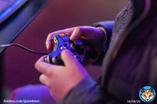 محمد بن سلمان يطلق بطولة كأس العالم للرياضات الإلكترونية #رياضة #السعودية #الألعاب_الإلكترونية_والفيديو #الأمير_محمد_بن_سلمان #الرياض<bR>أطلق ولي العهد السعودي الأمير محمد بن سلمان، اليوم الاثنين، بطولة كأس العالم للرياضات الإلكترونية، والتي ستُنظّم في العاصمة الرياض سنوياً اعتباراً من صيف العام المقبل.الإعلان عن البطولة جاء خلال "مؤتمر الرياضة العالمية الجديدة"، المنعقد في الرياض، حيث نوّه الأمير محمد بن سلمان بأن بطولة كأس العالم للرياضات الإلكترونية "هي الخطوة الطبيعية التالية في رحلة المملكة لتصبح المركز العالمي الأول للألعاب والرياضات الإلكترونية، حيث ستقّدم تجربة تفوق ما هو متعارف عليه في القطاع". مؤكداً أن البطولة "ستسهم في تعزيز التزامنا بتحقيق مستهدفات رؤية 2030، بما في ذلك تنويع الاقتصاد وتعزيز قطاع السياحة وتوفير الفرص الوظيفية".كما أعلن ولي العهد عن إنشاء مؤسسة كأس العالم للرياضات الإلكترونية كمؤسسة غير ربحية ستتولّى تنظيم البطولة؛ "وتكون المحرّك الذي سينقل القطاع إلى مرحلة جديدة من التعاون بين جميع الشركاء والجهات المعنية بمنظومة الألعاب والرياضات الإلكترونية لتعزيز نموّه".كان الأمير محمد بن سلمان أجاب على سؤال مراسل "فوكس نيوز" خلال مقابلة الشهر الماضي، حول سبب اهتمامه بالألعاب الإلكترونية: "أنا مغرم بها منذ كنت طفلاً وأمارسها مع أولادي وأصدقائي.. فهي تفصلني عن الواقع لبضع ساعات". السعودية تستهدف مساهمة الألعاب الإلكترونية بـ13 مليار دولار في الناتج المحليتتطلّع السعودية لأن تكون هذه البطولة رافداً رئيسياً لتحقيق استراتيجية قطاع الألعاب والرياضات الإلكترونية، التي أطلقها الأمير محمد بن سلمان في سبتمبر العام الماضي، وتستهدف بلوغ مساهمة القطاع في الناتج المحلّي أكثر من 50 مليار ريال بحلول 2030، وتوفير أكثر من 39 ألف فرصة عمل جديدة، وتحويل مدينة الرياض إلى عاصمة للألعاب الإلكترونية.كما أن إقامة البطولة في صالات مغلقة، مصحوبة بالعديد من الأنشطة والفعاليات، سيمثل فرصة لجذب شريحة من الزوّار وتنشيط قطاع السياحة في مدينة الرياض خلال فصل الصيف، الذي يشهد عادةً انخفاض الإنفاق السياحي بنسبة 18%، بسبب انخفاض معدلات إشغال الفنادق بما يصل إلى 16%، والتراجع بمستويات الإنفاق في المطاعم والمقاهي بحوالي 13% خلال تلك الفترة.السعودية تستثمر 38 مليار دولار لتصبح مركزاً عالمياً للرياضات الإلكترونيةوفقاً للبيان الصادر اليوم، فإن إطلاق المملكة للبطولة، يأتي تتويجاً للنجاح الذي حققه "موسم الجيمرز" بنسختيه الأولى والثانية. وسيتم اتباع نموذج جديد لنظام البطولة بهدف تتويج النادي الأفضل عالمياً على مستوى كافة الألعاب المشاركة، بما يسهم في تنمية أندية الرياضات الإلكترونية حول العالم. وتمتد البطولة على مدى 8 أسابيع، وستشهد الجوائز الأكبر في تاريخ القطاع.تحظى الألعاب الإلكترونية بشعبية واسعة في المملكة، حيث تبلغ نسبة اللاعبين 67% من إجمالي السكان، 43% منهم من النساء. ومن المتوقع أن ينمو القطاع بنسبة 250% بحلول عام 2030.