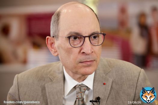 أكبر الباكر يتنحى عن رئاسة الخطوط الجوية القطرية #طيران #قطر #الخطوط_الجوية_القطرية<bR>يخطط أكبر الباكر، الرئيس التنفيذي الذي قاد الخطوط الجوية القطرية لنحو ثلاثة عقود، للتنحي في وقت لاحق من هذا العام، وفقاَ لأشخاص مطلعين على الأمر.وقال الأشخاص إن الرئيس التنفيذي أخبر الموظفين في مذكرة أنه سيغادر في نوفمبر، طالبين عدم الكشف عن هوياتهم لعدم الإعلان عن هذه الخطوة.ووفقاً لمنشور على موقع "X"(تويتر سابقاً) قال مستشار الطيران أليكس ماشيراس إن آخر يوم لعمل الباكر سيكون 5 نوفمبر. وأن الباكر قال للموظفين: "لقد كان شرفاَ عظيماً قيادة مثل هذا الفريق العالمي الاستثنائي، وشرف العمر أن أخدم بلدي".لم يكن لدى مسؤول في الخطوط الجوية القطرية تعليق فوري.  حوّل الباكر الخطوط الجوية القطرية إلى ناقلة جوية قوية تحلّق لمسافات طويلة وتتحدى منافستها الخليجية "طيران الإمارات". ونال تفانيه في تقديم تجربة متميزة استحسان العملاء؛ ولكنها أدت إلى اشتباكات مع شركتا تصنيع الطائرات "إيرباص" و"بوينغ".وفي الآونة الأخيرة، لجأ الباكر إلى المحكمة للتقاضي ضد شركة "إيرباص" بشأن مشكلة تتعلق بتقشّر الطلاء على طائرات "A350" ذات الجسم العريض. وتمت تسوية الأمر في وقت سابق من هذا العام.كما أثار الجدل بتعليقاته عام 2018 قال فيها إن المرأة لا تستطيع القيام بعمله "لأنه منصب صعب للغاية".كان تقاعد الرئيس التنفيذي متوقعاً منذ عدة سنوات، لكنه قال دائماً إنه سيتنحى عندما يُطلب منه ذلك.