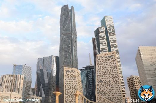 سنابل السعودية تنوع استثماراتها لمواجهة التوترات الجيوسياسية #شركات_ناشئة #استثمار #صندوق_الاستثمارات_العامة_السعودي #مبادرة_مستقبل_الاستثمار_السعودية #الذكاء_الاصطناعي<bR>تعمل شركة "سنابل" السعودية ، على تنويع محفظة استثماراتها، لمواجهة الاضطرابات المحتملة بسبب التوترات الجيوسياسية الجارية، وذلك بحسب هاني عناية الرئيس التنفيذي للشركة خلال جلسة بالدورة السابعة لمبادرة مستقبل الاستثمار السعودية، في العاصمة الرياض اليوم الثلاثاء."سنابل" المملوكة بالكامل لصندوق الاستثمارات العامة السعودي، شركة متخصصة في الاستثمارات المالية، وتلتزم بتوظيف رأس مال سنوي يقارب 3 مليارات دولار في الاستثمارات الخاصة التي تشمل رأس المال الجريء واستراتيجيات النمو وعمليات الاستحواذ الصغيرة، بحسب الموقع الإلكتروني للشركة.أضاف عناية أن الشركة تتابع عن كثب التطورات الكبيرة في الذكاء الاصطناعي، الذي قام بتحفيز الأداء الاقتصادي في جميع أنحاء العالم، لكن كيف يمكن أن نستثمر في هذا المجال هذا هو السؤال، فهناك رابحين واضحين في الحوسبة السحابية والبنية التحتية، وعلينا في نفس الوقت توخي الحذر عند الاستثمار في القطاعات المرتبطة بذلك".بوصلة "مبادرة مستقبل الاستثمار" السعودية ترصد أولويات الطاقة والذكاء الاصطناعي محفظة متنوعة ومستدامةأعلن الأمير محمد بن سلمان ولي العهد السعودي، في أبريل الماضي عن إتمام نقل 4%، من إجمالي أسهم شركة أرامكو، وذلك من ملكية الدولة إلى ملكية الشركة العربية السعودية للاستثمار (سنابل للاستثمار)، المملوكة بالكامل لصندوق الاستثمارات العامة.الرئيس التنفيذي للشركة أوضح: "نحن في سنابل متفائلين على مستوى الاستثمارات والتقنية، ونبني محفظة متنوعة ومستدامة ومرنة للتعامل مع الاضطرابات المحتملة، ولكن في نفس الوقت حذرين من التوترات الجيوسياسية المستقبلية".تخصص "سنابل" 50% من محفظتها للاستثمار في رأس المال المغامر، و30% للأسهم الخاصة، و20% للأصول السائلة، ولدى الشركة استثمارات مع أكثر من 50 شركة من شركات رأس المال المغامر وشركات الأسهم الخاصة.