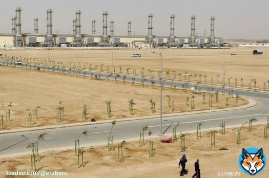 تحالف سعودي يفوز بمشروعي طاقة في المملكة بـ<br>3. 9 مليار دولار #السعودية #كهرباء #أكوا_باور #سوق_الأسهم_السعودية<bR>فاز تحالف مكون من شركة "أكوا باور" السعودية و "الشركة السعودية للكهرباء" بتطوير مشروعين للإنتاج المستقل بتقنية توربينات الغاز بالدورة المركبة، وهما محطتا "طيبة 1" و"القصيم 1"، بإجمالي قدرة إنتاجية تبلغ <br>3. 6 غيغاواط، وبقيمة <br>14. 6 مليار ريال (<br>3. 9 مليار دولار)، بحسب ما أعلنته الشركتان في بيانين منفصلين على موقع سوق الأسهم السعودية الرئيسية "تداول" اليوم الأربعاء."أكوا باور" تسعى إلى تخزين الطاقة الشمسية في السعوديةذكرت "أكوا باور" في إفصاحها أنها تلقّت إشعاراً من "الشركة السعودية لشراء الطاقة" بترسية المشروع اليوم 24 أكتوبر 2023 على التحالف الذي يجمعها مع "السعودية للكهرباء". وقالت إن التحالف يتطلع لإبرام اتفاقيات شراء الطاقة مع "الشركة السعودية لشراء الطاقة" (المملوكة بالكامل من قِبل الحكومة السعودية) لمدة 25 عاماً في نوفمبر المقبل، مضيفة أن الأثر المالي لهذا المشروع لا يمكن تحديده في هذه المرحلة."السعودية للكهرباء" تحصل على قرض خليجي مشترك بـ3 مليارات دولارمن جهتها، قالت "السعودية للكهرباء" إن تطوير هذين المشروعين يأتي كجزء من محطات الطاقة التقليدية ضمن خطة مزيج الطاقة الذي تشرف عليه وزارة الطاقة، والذي يهدف إلى تلبية احتياجات النظام الكهربائي وضمان موثوقية إمدادات الطاقة وتوطين صناعة الوحدات الغازية واستخدام تقنيات التقاط الكربون. وأضافت أن المشروعين يتماشيان مع أهداف "مبادرة السعودية الخضراء" للوصول إلى الحياد الصفري لغازات الاحتباس الحراري بحلول عام 2060، من خلال تطبيق تقنيات نهج الاقتصاد الدائري للكربون.تطوير محطة في رابغفي إفصاح آخر لـ"السعودية للكهرباء" على موقع السوق أيضاً، أعلنت الشركة عن صدور موافقة "السعودية لشراء الطاقة" باعتبارها المشتري الرئيسي للطاقة المنتجة، على البدء بتنفيذ مشروع توسعة محطة التوليد في رابغ، وذلك بإضافة وحدات بتقنية الدورة المركبة وبقدرة <br>1. 2 غيغاواط.يذكر أن "أكوا باور" مملوكة بنسبة <br>44. 1% لـ"صندوق الاستثمارات العامة" السعودي، فيما يملك الصندوق أيضاً 74% من "الشركة السعودية للكهرباء".