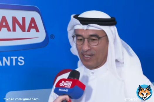 العبار لـ"الشرق": نتائج مبشرة لأعمالنا في السعودية  #عقارات #السعودية #مبادرة_مستقبل_الاستثمار_السعودية #محمد_العبار<bR>توقع رجل الأعمال الإماراتي محمد العبار، نتائج مبشرة لكافة أعماله في السعودية، في ظل سياسات المملكة الاقتصادية التي تشهد نمواً واضحاً في كل القطاعات وسرعة وتيرة تنفيذ المشاريع.فيما يتعلق بشركة إعمار العقارية تحديداً، كشف العبار في مقابلة مع "الشرق" على هامش مشاركته في مبادرة مستقبل الاستثمار السعودية، اليوم، إنه يجري التباحث مع وزارة الإسكان السعودية للتعرف على الفرص العقارية المتاحة في المملكة، لافتاً إلى أنه يمكن الوصول إلى اتفاق خلال أسبوعين لكنه نوه بأن "الطفرة المتسارعة للإعلان عن المشاريع قد تخلق فرصاً جديدة كلياً عن تلك التي يتم دراستها اليوم".كان العبار قال في تصريح خاص لـ"اقتصاد الشرق"، على هامش معرض "سيتي سكيب غلوبال" الذي عقد في الرياض مؤخراً: "لا بد أن ترتفع حصة استثماراتنا بالسعودية في ظل النمو والحركة التي نراها". مضيفاً: "من الضروري أن نكون متواجدين ومهتمين بالسوق العقارية السعودية التي تُعتبر من الأسواق الرئيسية في المنطقة العربية". توسع ضخم في الأغذية والتسوقالعبار الذي يشغل أيضاً منصب رئيس مجلس إدارة شركة أمريكانا، لفت إلى توسع كبير في قطاع الأغذية محققاً نتائج إيجابية في المملكة.على مستوى منصة "نون" للتسوق قال العبار إن النتائج قوية وتشهد توسعاً ضخماً في نحو 300 قرية ومدينة بالمملكة.كانت شركة إعمار العقارية أعلنت في نوفمبر الماضي أنها ستضخ نصف استثماراتها خلال السنوات الأربع المقبلة خارج دولة الإمارات بهدف توسيع نطاق حضورها دولياً. وتُقدّر النفقات الرأسمالية للشركة المدرجة في "سوق دبي المالي" بنحو 8 مليارات درهم (2.13 مليار دولار) حتى عام 2026، سيُخصّص نصفها لأعمال الشركة الدولية.محادثات لشراء أبراج في العلمين كشف العبار في المقابلة أيضاً، عن محادثات مع السلطات المعنية في مصر لشراء أبراج بمدينة العلمين، مشيراً إلى أن مصر تمر بأوقات حرجة وستنتهي وننظر للفرص الاستثمارية الجادة المتاحة حالياً.استثمرت "إعمار مصر للتنمية" التابعة لإعمار العقارية أكثر من 5 مليارات جنيه (155 مليون دولار) لإنشاء فندق (The Address) في الساحل الشمالي بمصر، والذي تم افتتاحه في أغسطس الماضي.وأكد العبار على عدم وجود نية لشطب أسهم شركة "إعمار مصر للتنمية" المدرجة في البورصة المصرية.تمتلك الشركة عدد من المشروعات في مصر من أهمها "مراسي" الذي يقع على أكثر من 1500 فدان في منطقة سيدي عبد الرحمن على ساحل البحر المتوسط، وكذلك مشروع "أب تاون كايرو" الذي يقع على مساحة 4.5 مليون متر مربع في القاهرة.