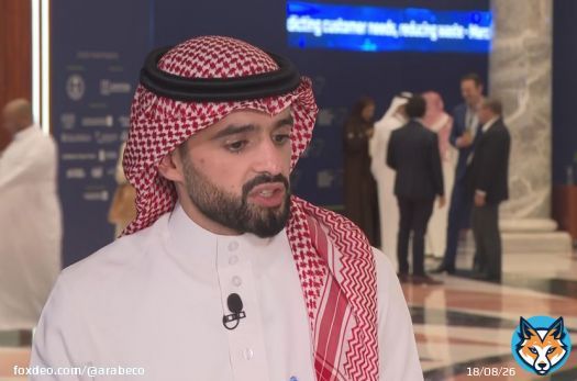 السعودية تتطلّع لبناء منظومة متكاملة لصناعة السيارات #السعودية #السيارات_الكهربائية #سيارات #صندوق_الاستثمارات_العامة_السعودي<bR>تسعى المملكة العربية السعودية إلى بناء منظومة متكاملة لصناعة السيارات، فبعد المرحلة الأولى المتمثلة في إنشاء 3 مصانع للسيارات، دخلت المملكة المرحلة الثانية مع التوقيع على اتفاقية مع "بيريللي" لبناء منشأة لتصنيع الإطارات، وفق تصريحات محمد الشيحة، مدير قطاع المركبات والتنقل في صندوق الاستثمارات العامة السعودي لـ"الشرق".قال الشيحة إن الصندوق أنشأ 3 مصانع وهي "سير" و"لوسيد" و"هيونداي"، وبالتالي انتهت المرحلة الأولى من مشروع ضخم المتعلق بجلب تصنيع السيارات إلى السعودية."الآن دخلنا المرحلة الثانية من منظومة صناعة السيارات بعد التوقيع على اتفاقية لإنشاء مصنع الإطارات.. والهدف من هذه المرحلة جلب الصناعات المحيطة بصناعة السيارات مثل الإطارات والزجاج والبلاستيك إلى السعودية".وقع الصندوق اليوم الخميس وشركة "بيريللي" الإيطالية اتفاقية مشروع مشترك لبناء منشأة لتصنيع الإطارات باستثمارات تبلغ ملياري ريال، وسيمتلك صندوق الاستثمارات العامة حصة 75% في المشروع المشترك الجديد، بينما تمتلك الشركة الإيطالية النسبة المتبقية، كما ستعمل كشريك تكنولوجي استراتيجي، بحسب بيان صادر عن الصندوق.اقرأ المزيد: صندوق الاستثمارات و"بيريللي" يطلقان مصنع إطارات في السعودية بملياري ريال مدير قطاع المركبات، يقول إن المملكة تسعى لأن تصبح مثل دول مجموعة العشرين، وكلها لديها صناعة للسيارات، وتهدف من استراتيجيتها من هذا المجال التركيز على التقنيات الحديثة في الصناعة. أضاف: "السوق السعودية سوق كبير وصل إلى 800 ألف سيارة سنوياً، وبالتالي الطلب ضخم يبرر وجود صناعة سيارات في المملكة. موقع السعودية إقليمياً يساعدها على التصدير، كما أن اتفاقيات التجارة الحرة مع جميع دول العالم يساعد على ذلك".أضاف أنه سيتم الإعلان قريباً عن مشاريع لصناعات مكملة لصناعة السيارات.. "البطاريات أهم الصناعات التي نريد التركيز عليها".صناعة البطاريات تحتاج إلى معادن تتنافس دول العالم عليها حالياً، ولهذا أنشأ الصندوق شركة للاستحواذ على مناجم المعادن حول العالم. وقال الشيحة: "الشركة تقوم بعملها حالياً، وهذا يساعد على جلب بعض مصنعي السيارات للسعودية".السيارات الكهربائيةبنهاية العام الماضي، أطلقت السعودية "سير" أول علامة تجارية لصناعة السيارات الكهربائية في المملكة بشراكة بين صندوق الاستثمارات العامة وشركة "فوكسكون" (Foxconn) الصينية.قال الشيحة إن السيارة وصلت إلى مرحلة التصاميم النهائية وقريبا سنعلن عن الشكل النهائي لها.