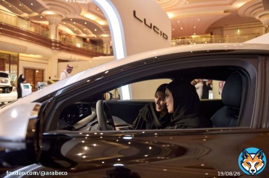 لوسيد: مبيعات السيارات الكهربائية بالخليج ستشكل 30% في 2030 #السعودية #السيارات_الكهربائية #مبادرة_مستقبل_الاستثمار_السعودية #لوسيد_موتورز_(Lucid_Motors)<bR>تستهدف "لوسيد" من مصنعها في المملكة تصدير السيارات الكهربائية إلى خارج السوق السعودي على الأمد الطويل، فضلاً عن تغطية الاستهلاك المحلي، بحسب فيصل سلطان، نائب الرئيس والمدير الإداري لمنطقة الشرق الأوسط، الذي توقع أن تبلغ مبيعات المركبات الكهربائية في منطقة الخليج 30% من إجمالي مبيعات السيارات بحلول 2030.سلطان أضاف في مقابلة مع "الشرق"، على هامش مبادرة مستقبل الاستثمار في الرياض، أن الشركة تستهدف تحويل مصنعها في السعودية إلى مصنع تجميع كامل للسيارات الكهربائية.