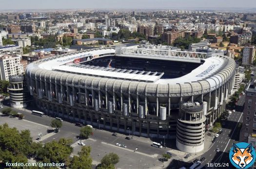 "ريال مدريد" يعتزم اقتراض 390 مليون دولار لتمويل تجديد ملعبه #رياضة #السندات #تمويل #كرة_القدم #نادي_ريال_مدريد<bR>يسعى نادي ريال مدريد لكرة القدم إلى اقتراض نحو 370 مليون يورو (390 مليون دولار) من مستثمرين مؤسسيين لتمويل أعمال تجديد ملعب "سانتياغو برنابيو" الشهير، وفقاً لشخصين مطلعين على الأمر.وبحسب الأشخاص، الذين طلبوا عدم الكشف عن هوياتهم لأن المباحثات خاصة، يسعى نادي كرة القدم الأكثر نجاحاً في أوروبا لجمع التمويل عبر إصدار ديون خاصة، وسيتم سدادها من خلال إيرادات التذاكر فيما يُسمى بـ"شلال التدفق النقدي".أصبحت أسواق الديون الخاصة، التي توفر خصوصية أكبر مقارنة بإصدارات الديون العامة وأقل عرضة لتقلب المعنويات، مصدراً مفيداً لتمويل الأندية الكبرى في أوروبا في السنوات الأخيرة. الأندية تتوجه نحو الديون الخاصةكان نادي "برشلونة"، المنافس التقليدي لريال مدريد، قد اقترض 1.5 مليار يورو من مستثمري الديون الخاصة لتمويل تجديد ملعبه، في حين جمع نادي "تشيلسي" 500 مليون جنيه إسترليني (604 ملايين دولار) من الديون الثانوية من شركة الإقراض المباشر الأميركية العملاقة "أريس مانيجمنت كورب" (Ares Management Corp).لم يرد ممثل "ريال مدريد" على الفور على المكالمات الهاتفية ورسائل البريد الإلكتروني للتعليق.قام "ريال مدريد"، الفائز بأكبر مسابقة للأندية في أوروبا بواقع 14 مرة، بجمع الديون عدة مرات منذ عام 2019 لدفع تكاليف تجديد ملعبه. تشمل أعمال التجديد، التي اكتملت إلى حد كبير، زيادة سعة المقاعد بالإضافة إلى تركيب أرضية قابلة للإزالة تسمح للنادي بنقل الأرضية العشبية إلى المخازن أثناء استضافة أحداث أخرى مُدرة للدخل، مثل الحفلات الموسيقية أو مباريات التنس.نادي "ريال مدريد" يتأهب للحصول على استثمار بـ380 مليون دولار من "سيكسث ستريت بارتنرز"وحيث إن "ريال مدريد" مملوك من أعضاء النادي، فإن الاقتراض يجب أن يتم عبر تمريره في الجمعية العمومية، وقد يقرر النادي موعد هذا الاجتماع في وقت لاحق من اليوم الجمعة.