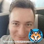 سباق بين مليارديرات الحديد في مسعى الطاقة الخضراء #الطاقة_المتجددة #أستراليا #تعدين #الحديد_والصلب #الحياد_الكربوني_والانبعاثات<bR>مَن مِن قطبي تعدين خام الحديد في أستراليا استثمر أكثر لإعداد شركات التعدين لديه لتحول الطاقة؟ هل هو أندرو فورست، داعية الطاقة الخضراء الذي حذر حديثاً من "أن نشاط الأعمال هو ما سيقتل أطفالك"؟ أم أنها جينا راينهارت، داعمة دونالد ترمب المتشبثة بصحة قناعاتها التي وصفت علم المناخ بأنه مجرد دعاية؟ كلاهما في ذلك سواء حالياً، ولك أن تصدق أو لا تصدق.بعدما خاضت معركة للاستحواذ على حصة كبيرة في شركة التطوير "ليون تاون ريسورسز" (Liontown Resources)، يفوق الآن حجم استثمارات شركة "هانكوك بروسبكتنغ" (Hancock Prospecting)، التي تملكها راينهارت، في مواد تحول الطاقة <br>1. 28 مليار دولار أسترالي (809 ملايين دولار أميركي)، بما في ذلك حصة قدرها <br>19. 9% في "ليون تاون" وتدفق ثابت لرسوم الامتياز من مشروع ليثيوم منفصل.كانت قيمة أصول وحدة الكهرباء في "فورتسكيو ميتالز غروب" (Fortescue Metals Group) التي يملكها فورست وقد وعد بتحويلها إلى واحدة من كبرى شركات الطاقة في العالم، قد بلغت 819 مليون دولار في نهاية يونيو.يؤدي تحول الاقتصاد العالمي بعيداً عن الوقود الأحفوري إلى تكوين بعض التحالفات الغريبة. ما يزال بإمكان الرافضين لفكرة تغير المناخ، ممن يضعون نصب أعينهم الفرصة الكبرى التالية، تحقيق أرباح عن طريق إمداد ثورة التحول للطاقة الخضراء بالمواد الخام.أما المدافعون عن البيئة القلقون بشأن صافي أرباحهم، فما يزال ممكناً أن يواجهوا صعوبة في تحقيق أحلامهم إلى واقع حقيقي. الثابت الوحيد هو أنه بغض النظر عن البيانات العامة، فإن إجمالي المبلغ الذي يُخصص لتحويل أنظمة شبكات الكهرباء للعمل بالطاقة النظيفة آخذ في الارتفاع.لا يمكن لتباين في المواقف السياسية التي تبنّاها كل من المليارديرين في أغلب القضايا أن يكون أجلى مما هو عليه. لقد تبنّى فورست مجموعة كبيرة من القضايا الليبرالية، بما فيها التلوث البلاستيكي والعبودية الحديثة وقضايا الجنسين والمثليين إلى جانب تحول الطاقة. أما راينهارت، فقد كانت ممولة رئيسية لـ"إنستيتيوت أوف بابليك أفيرز" (Institute of Public Affairs)، وهو مركز أبحاث يشن حملات اعتراضاً على علم المناخ والتعليم التقدمي والاستفتاء الحديث الذي أجرته أستراليا على هيئة لتمثيل سكانها الأصليين.  تنافس الأثرياءيأتي كل من فورست وراينهارت من بيرث، العاصمة الغنية لولاية غرب أستراليا التي تكثر فيها المناجم والتي ما تزال تعطي انطباعاً في بعض الأحيان بأنها بلدة تعدين جديدة. كلاهما له جذور عائلية في تربية الماشية والخراف في بيلبارا، وهي منطقة في شمال الولاية صنعت ثروتها من المكامن الغنية بخام الحديد في الفترة التي ازدهر فيها استهلاك الصلب في الصين. تناوبا على مدى سنين على لقب أغنى شخص في أستراليا، وذلك حسب التقلبات التي شهدتها إمبراطورياتهما في قطاع التعدين.أغنى امرأة في أستراليا تقترب من عرقلة صفقة لأكبر منتج ليثيوم بالعالمكيف يُعقل أن شركة المليارديرة التي تنكر فكرة تغير المناخ تنخرط الآن في صراع مع نشاط ملياردير يُبشر بالطاقة الخضراء في الإنفاق على تحول الطاقة؟ أحد العوامل هو أن التخلص من الكربون ينطوي على مشقة. إن تصنيع طن من الصلب يطلق انبعاثات توازي تقريباً حجم ما ينتج من ثاني أكسيد الكربون عن حرق طن من الفحم. سيصعب خفض تلك البصمة الكربونية إلا إذا تحول عملاء "فورتسكيو" و"هانكوك" إلى عمليات تصنيع تعتمد على قدر أكبر من الطاقة النظيفة، وهي ما تزال في مراحلها الأولى. نفوذ فورستيُحسب لفورست أنه يستخدم نفوذه كمؤسس "فورتسكيو" وأكبر مساهم فعلي فيها لتوجيه استثماراته بحيث تتماشى مع آرائه. وافق مجلس الإدارة على خطة حجمها <br>6. 2 مليار دولار لخفض انبعاثات التشغيل إلى الصفر بحلول 2030، دون اللجوء إلى سبل تعويض الكربون.يأتي خُمس الكهرباء التي تستهلكها الشركة من مصادر متجددة، كما أنها تبني مزارع الطاقة الشمسية وخطوط نقل الطاقة إضافة لشاحنات وسفن ومعدات تعدين لا تُصدر انبعاثات، إلى جانب مجموعة مشاريع أخرى، بما فيها مبادرات لخفض انبعاثات مصانع الصلب الخاصة بزبائنها.خلاف بين مليارديرين يعطل مشروعاً أسترالياً لتصدير الطاقة الشمسيةقال متحدث باسم الشركة: "قرارنا بأن نكون في الصدارة خلال أزمة المناخ يعكس التزامنا أمام المساهمين". أنفقت شركة فورست العائلية أيضاً أكثر من خمسة مليارات دولار أسترالي بشكل منفصل على مشروعات للطاقة المتجددة ومواد البطاريات من خلال شركتي "سكوادرون إنرجي" (Squadron Energy) و"ويلو ميتالز" (Wyloo Metals) التابعتين لها.بمجرد إنفاق كل هذه الأموال؛ يُرجح أن تتفوق قيمة أصول "فورتسكيو" في مجال تحول الطاقة على نظيرتها في "هانكوك" مجدداً، بافتراض أن راينهارت لن تضخ استثمارات مماثلة في معادن المستقبل. رغم ذلك؛ فإن الانبعاثات إجمالاً تأخذ في الارتفاع وستستمر على هذا المنوال لثلاث سنوات أخرى، وفقاً لتوقعات الشركة. ارتفع التلوث الناتج عن التشغيل، المعروف بانبعاثات النطاقين 1 و2، بنسبة 50% بين 2018 و<br>2023. حتى مع أخذ حجم الإنتاج الأكبر في الاعتبار، فقد ارتفع المقياس بنحو 30% خلال هذه الفترة، من <br>8. 2 كيلوغرام للطن الواحد في 2018 إلى <br>10. 6 كيلوغرام للطن الواحد في <br>2022. كان أداء نظراء الشركة على المستوى العالمي أفضل بمساعدة من بيع استثماراتهم.  مسار راينهارتكما أن القطاع بأكمله لا يبدو جاهزاً لعالم يحدد سعراً للكربون. إذا قسمت صافي أرباح كبريات شركات التعدين على إجمالي حجم الانبعاثات الناتج عن التشغيل وسلاسل الإمداد، فلن تجد سوى شركة "أنغلو أميركان" (Anglo American) تفوق في ذلك سعر بدلات الكربون في الاتحاد الأوروبي. إن أرباح "فورتسكيو" لكل طن من الكربون ليست أعلى بكثير من تصاريح الكربون في سوقها الرئيسية، وهي الصين، حيث ستأخذ شركات تصنيع الصلب أولى خطواتها نحو الدفع مقابل التلوث الذي تسببه بدءاً من العام المقبل.تحول أستراليا من الفحم للطاقة النووية يكلف 249 مليار دولارأما مسار راينهارت فهو أبسط. كما كان حال فورست، بذلت راينهارت جهوداً لتحويل أسطول مركبات "هانكوك" ليصبح كهربياً، وهو ببساطة قرار يصب في مصلحة العمل إذ بلغ سعر الديزل مستويات قياسية. كما أن راينهارت حين استثمرت في الليثيوم، فإنها تؤدي مهمة شركة التعدين التقليدية في تحديد سلعة لها مستقبل وفي العثور على أفضل مواردها. هذه مهمة أسهل بكثير من تغيير سلسلة إمداد بمليارات الدولارات بالكامل، وهو ما يحاول فورست تحقيقه. إرث المليارديراتيركز المليارديرات عادةً على ما سيكون إرثهم، والإنجاز الذي يسعى فورست لتحقيقه هائل، فهو يكاد يضاهي التخلص من الكربون في صناعة المواد على المستوى العالمي. إذا نجح مسعى فورست؛ فإن راينهارت نفسها سينتهي بها الحال بتبنّي التقنيات التي تضطلع "فورتسكيو" بدور الريادة فيها.أستراليا تدشن أول مشروعات طاقة الرياح البحرية لخفض اعتمادها على الفحمرغم ذلك؛ فالتحديات ضخمة. تصنيفات المحللين لسهم "فورتسكيو" خلال الأشهر الأخيرة هي الأسوأ في تاريخ الشركة القائمة منذ عقدين، كما أنها أوكلت منذ أواخر أغسطس منصبي الرئيس التنفيذي والمدير المالي في وحدة المعادن، التي تدر أرباحاً طائلة، لستة مسؤولين تنفيذيين حتى الآن.حلّت سياسة قائمة على المساواة في التنافس على الإنفاق الرأسمالي محل التزام سابق بتخصيص 10% من صافي الدخل لمشروعات تحول الطاقة، وهو ما يعني أن مخصصات الطاقة الخضراء قد تزداد أو تتراجع. لم يحدث من قبل إلا فيما ندر أن كان المسار المستقبلي أقل وضوحاً من ذلك.على العالم أن يشكر لفورست قوة شخصيته التي تبقي تلك الطموحات على مساراتها، لكن يتعين علينا أن نرجئ إبداء رأي بشأن نجاح فورست في هذا إلى أن تتراجع انبعاثات "فورتسكيو" فعلاً.