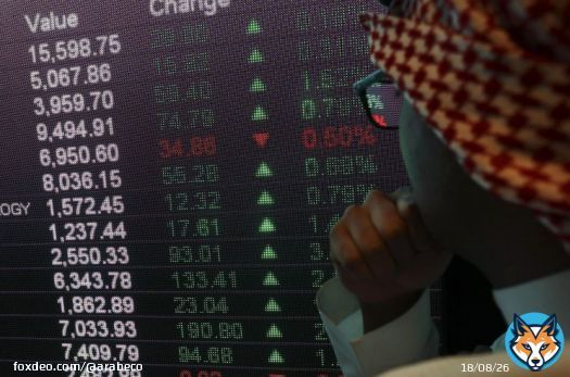 تصريحات ملتقى الصحة تدعم أسهم قطاعي الصحة والتأمين بالسعودية #صحة #السعودية #سوق_الأسهم_السعودية<bR>خلال تداولات اليوم، كانت كافة أسهم قطاعي الرعاية الصحية والتأمين في السوق السعودية مرتفعة، وذلك بدعم من التصريحات التي أطلقها المسؤولون السعوديون في "ملتقى الصحة العالمي" الذي انطلق أمس في الرياض.زاد سهم "مجموعة سليمان الحبيب" التي أعلنت عن نمو في صافي أرباحها بنسبة 30% أمس، بنسبة 5.5%، بعدما كانت ارتفعت إلى نحو 7% خلال الجلسة."مجموعة الراجحي المالية" رفعت توصياتها لسهم المجموعة من محايد إلى شراء، بسعر مستهدف 267 ريالاً، وهو ارتفاع بنسبة 11% عن سعر الإغلاق الأخير.وأيضاً، ارتفعت أسهم "السعودي الألماني الصحية" بنسبة 1%، و"دلة الصحية" بنسبة 2.38%، و"المواساة" بنسبة 2.99%.جاءت الارتفاعات في قطاعي الصحة والتأمين بدعم مباشر من تصريحات المسؤولين السعوديين في المؤتمر، حيث تم التأكيد على زيادة مساهمة القطاع الخاص إلى 50% من 11% حالياً وفق وزير الصحة فهد الجلاجل.تُعدُّ الرعاية الصحية أحد المجالات الرئيسية لرؤية 2030 حيث تسعى الدولة إلى تطوير صناعة الأدوية بشكلٍ خاص والخدمات الصحية المختلفة.توقّع الجلاجل أيضاً زيادة مساهمة القطاع بالناتج المحلي من 199 مليار ريال حالياً إلى 318 مليار ريال في 2030. ظروف مساعدةثامر السعيد رئيس إدارة الأصول في "رصانة المالية" اعتبر في مقابلة مع "الشرق"، أن أسهم القطاع الصحي كانت تتداول بعلاوة على تقييم السوق خلال السنوات الماضية، بسبب وجود توجه "واضح" نحو الخصخصة، فضلاً عن النمو السكاني، بالإضافة إلى البرامج الحكومية.وأضاف أن مشروع التأمين الوطني الذي تم الإعلان عنه أمس، أعطى انطباعاً بأن الطلب على الخدمات المقدمة من المستشفيات ومراكز الرعاية الصحية التابعة للقطاع الخاص، سيكون عالياً مستقبلاً.السعيد نبّه إلى أن القطاع الصحي يتوسع بطريقتين، الأولى من خلال التوسعات المباشرة عبر بناء مستشفيات ومراكز جديدة، على غرار "مجموعة سليمان الحبيب" التي ستضيف خلال عامين 1560 سريراً تقريباً و800 عيادة. أما النوع الآخر فيتم من خلال الاستحواذات، على غرار "دلة" و"رعاية".أما في ما يتعلق بقطاع التأمين، فأشار إلى أنه يمثل 2% من الناتج المحلي، وهو ما يعتبر قليلاً بالنسبة لاقتصاد بحجم اقتصاد المملكة، ولذلك فإن أحد مستهدفات رؤية السعودية هو رفع مساهمة القطاع إلى 5%.أضاف أن هناك شركات في القطاع أكثر جاهزية لاستقبال الطلب الهائل الذي سينتج عن بوليصة التأمين الوطنية، على غرار "بوبا" و"التعاونية" و"الراجحي تكافل"، ما دفع بأسهم هذه الشركات للتفاعل والارتفاع في جلسة اليوم.