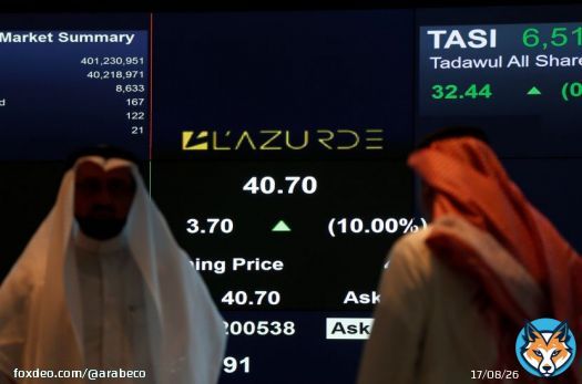 مؤشر السوق السعودي يواصل ارتفاعه رغم الانكماش وخسائر "معادن" #السعودية #سوق_الأسهم_السعودية<bR>واصل مؤشر السوق السعودية "تاسي" في جلسة اليوم الثلاثاء، سلسلة الارتفاعات لليوم الثالث على التوالي، متجاهلاً انكماش الاقتصاد السعودي، وتسجيل شركة "معادن" خسائر فصلية للمرة الأولى منذ <br>2020. المؤشر ارتفع في آخر جلسة لشهر أكتوبر، بنسبة <br>1. 4% عند الساعة 2:30 مساءً بتوقيت السعودية، مسجلاً مستوى 10683 نقطة، بدعم من ارتفاع القطاعات القيادية كالقطاع المصرفي.بمواصلة هذا الارتفاع يكون المؤشر قد كسب قرابة 2% فقط منذ بداية العام.يأتي ذلك بعدما ظلت سوق الأسهم السعودية في مسار هابط منذ أواخر يوليو، وبددت كل مكاسبها منذ بداية العام، الأسبوع الماضي.  الباحث الاقتصادي في "مركز أبحاث الأسواق العربية" إبراهيم الهندي، رأى في مقابلة مع "الشرق"، أن ارتداد السوق هو "أمر طبيعي خلال الفترة الحالية"، معتبراً أن احتمال عدم رفع أسعار الفائدة الأميركية بفعل انخفاض نسب التضخم، تساهم في "عودة السيولة إلى السوق بشكل تدريجي". ولفت إلى أن "ما يحدث الآن هو عملية ارتداد، انتظاراً لما سيحدث خلال الأيام القادمة، خصوصاً مع وجود الكثير من المعطيات التي يمكن أن تؤثر على السوق"، مثل الأحداث الجيوسياسية والاقتصادية.  "معادن" والناتج المحليصدمت شركة "التعدين العربية السعودية" (معادن) المحللين، وسجلت أول خسارة فصلية منذ الربع الثاني 2020، وخالفت نتائجها تقديرات الحللين التي توقعت تحقيق أرباح بـ820 مليون ريال.الشركة عزت الخسارة إلى انخفاض المبيعات بمقدار <br>3. 8 مليار ريال نتيجة لانخفاض أسعار بيع المنتجات في السوق لجميع قطاعات الأعمال باستثناء قطاع معادن الأساس والمعادن الجديدة. وقابل ذلك جزئياً انخفاض في تكلفة المبيعات، العائد إلى حد كبير إلى انخفاض أسعار المواد الخام.وعلى مستوى عام، أعلنت الهيئة العامة للإحصاء اليوم، انكماش الناتج المحلي الإجمالي الحقيقي بمعدل <br>4. 5% في الربع الثالث من العام الجاري، وهو أول انكماش فصلي منذ الربع الأول من عام <br>2021. جاء ذلك نتيجة انكماش الأنشطة النفطية بنسبة -<br>17. 3% على أساس سنوي، وهو ثاني انكماش فصلي على التوالي، والأكبر خلال ربع سنة منذ 12 عاماً.