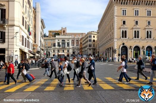 اقتصاد إيطاليا يتجنب الركود بأضيق هامش في الربع الثالث  #التضخم #إيطاليا #منطقة_اليورو #أسعار_الفائدة<bR>تباطأ أداء اقتصاد إيطاليا في الربع الثالث –متجنبا بالكاد الركود، في حين تكافح رئيسة الوزراء جورجا ميلوني للحفاظ على توسع الإنتاج مع الحد من الديون أيضاً. أظهرت بيانات يوم الثلاثاء، أن الناتج المحلي الإجمالي لم يتغير على أساس فصلي في الربع الثالث. بعد أن سجل الاقتصاد انكماشاً بنسبة <br>0. 4% في الربع الثاني، وأداء دون توقعات استطلاع "بلومبرغ".قال معهد الإحصاء الوطني في بيان إن الاقتصاد حصل على دعم من صافي الصادرات، على الرغم من أن الطلب المحلي كان بمثابة عائق. تضع البيانات ميلوني في موقف صعب حيث تكافح من أجل جذب الاستثمارات إلى الاقتصاد مع إبقاء ديون إيطاليا الضخمة تحت السيطرة. يسلط الوضع الضوء على مدى تأثير ارتفاع أسعار الفائدة وضعف الصادرات العالمية على ثالث أكبر اقتصاد في منطقة اليورو. فيما يتوقع بنك إيطاليا المركزي ارتفاع الناتج المحلي الإجمالي بنسبة <br>0. 7% في عام <br>2023. قال محافظ بنك إيطاليا إجنازيو فيسكو خلال فعالية في روما: "في السنوات المقبلة، سنحتاج، كما تدرك الحكومة، إلى مزيد من الجهود فيما يتعلق بالسياسة المالية والتدخلات لتعزيز فرص النمو". وأشار أيضاً إلى المخاطر التي تدفع الاقتصاد إلى التراجع، "خاصة في ضوء التوترات الجيوسياسية وتشديد شروط الحصول على التمويل".تقرير: اقتصاد إيطاليا يضعف تحت وطأة الفائدة المرتفعة في 2023تمثل أخبار الاقتصاد الإيطالي جزءً من صورة متفاوتة في جميع أنحاء القارة. حيث سجلت فرنسا نمواً طفيفاً في الربع الثالث، في حين تقلص اقتصاد ألمانيا بنسبة <br>0. 1%. أظهرت الأرقام الخاصة في منطقة اليورو المكونة من 20 دولة انكماشاً غير متوقع أيضا. "على الرغم من تجنب الركود من الناحية الفنية، إلا أن الزخم الاقتصادي ضعيف بسبب تأثير ارتفاع تكاليف الاقتراض وتراجع الطلب الخارجي. لم تعد إيطاليا تستفيد من الحوافز المالية المؤقتة التي كانت المحرك الرئيسي للنمو خلال العامين الماضيين. مع التركيز على عبء ديون البلاد، فإنها تظل عرضة لمخاطر التشديد المفاجئ للأوضاع المالية".سيمونا ديلي تشياي، محللة اقتصادية إثارة قلق المستثمرينأرقام التضخم مشجعة، حيث تباطأ نمو أسعار المستهلك الإيطالي إلى <br>1. 9% في أكتوبر على أساس سنوي.وهذا معدل أفضل مما توقعه خبراء اقتصاديون ويقارن بقراءة <br>5. 6% خلال سبتمبر. كان قانون الميزانية الإيطالي الأخير، الذي يتوقع حدوث عجز أوسع نطاقاً بسبب التخفيضات الضريبية والإنفاق لمساعدة الأسر ذات الدخل المنخفض، سبباً في إثارة قلق المستثمرين، ودفع الفارق بين العائد على السندات الإيطالية والألمانية لأجل 10 سنوات إلى 192 نقطة أساس.