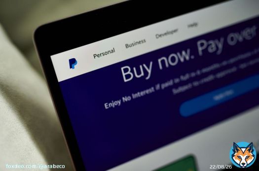 الجهات التنظيمية الأميركية تدقق في عملة "باي بال" المستقرة #كريبتو #تحقيقات #مدفوعات_إلكترونية #باي_بال #عملات_مشفرة<bR>تلقت شركة "باي بال" مذكرة التماس بيانات من وحدة الإنفاذ التابعة للجنة الأوراق المالية والبورصات الأميركية، يرتبط بعملها على عملة مستقرة مربوطة بالدولار.طالبت المذكرة "باي بال" بتقديم مستندات تخص المشروع، وفقاً لبيان من الجهة التنظيمية صدر اليوم الخميس، وجاء فيه أن الشركة تتعاون في التحقيق.أطلقت "باي بال" عملة مستقرة، باسم "باي بال يو إس دي" (PYUSD)، في أغسطس. وحينها قالت شركة المدفوعات، ومقرها في سان خوسيه، كاليفورنيا، إن العملة مربوطة بالدولار ومدعومة بالكامل من ودائع بالدولار الأميركي وسندات خزانة قصيرة الأجل ومُكافئِات نقد مشابهة. تبلغ القيمة السوقية لعملة "باي بال" ما يقارب 158 مليون دولار، وفقاً لبيانات موقع "كوين جيكو" (CoinGecko). مخاوف الجهات التنظيميةتحقق الجهات التنظيمية الأميركية لسنوات في أمر العملات المستقرة، وتتلخص مخاوفها في شقين: الأول؛ أنها تخشى أن يسبب انهيار عملة مستقرة مبيعات طارئة لأصول أخرى، فيما يحاول ممولوها الحفاظ على سعرها. والثاني؛ أنها تخشى أيضاً أن يؤدي نجاح العملات المستقرة إلى تقويض سلطة البنوك المركزية، وتمكين المجرمين من غسل الأموال بطريقة أكثر سهولة.سوق العملات المستقرة تتراجع لأدنى مستوياتها في أكثر من عامينأصبح الموضوع قضية ساخنة في واشنطن بعد انهيار عملة "تيرا يو إس دي" (TerraUSD)، التي كانت رائجة ذات يوم، في العام الماضي، والتي كانت عملة مستقرة خوارزمية سعت إلى الحفاظ على سعر ربطها مع الدولار بمعدل 1:1، عبر حوافز المراجحة وآليات التداول. لكن وضع "باي بال يو إس دي" مختلف؛ إذ إنها مدعومة بأصول.اختلف المشرعون على قانون يضع قواعد جديدة للعملات المشفرة. في غضون ذلك، قال رئيس لجنة الأوراق المالية والبورصات الأميركية، غاري غنسلر، إنه يجوز اعتبار العملات المستقلة أوراقاً مالية، وبالتبعية، يجب أن تخضع لقواعد الجهة التنظيمية الصارمة بشأن حماية المستثمرين والإفصاح.لم تردّ لجنة الأوراق المالية مباشرة على طلب تعليق أُرسل عبر البريد الإلكتروني بعد ساعات العمل الرسمية. تحقيق آخر مع "باي بال"قالت الشركة إنها تلقت مذكرة تقديم معلومات من مكتب الحماية المالية للمستهلكين في أكتوبر، تستند إلى لائحة (Regulation E)، التي تنظم تحويل الأموال إلكترونياً.أعلى مستوى لاحتياطي "تيذر" من النقد يقدر بـ72.6 مليار دولاركشف الشركة في وقت سابق أن المكتب طلب منها معلومات عن كيفية تعاملها مع العملاء حال تحويلهم مبلغاً إلى الشخص الخطأ عبر خدمة "فينمو" (Venmo) للمدفوعات الإلكترونية.بموجب اللائحة، إذا دخل مُخترِق إلى حساب وحوّل منه مالاً، يحق للعميل استرداد المبلغ. لكن المحتالين زادوا سعيهم إلى استخدام تلك الشبكات لإقناع المستهلكين بتحويل الأموال لهم. وفي تلك الحالات، لا يحق بالضرورة للعملاء الذين حوَّلوا المال استرداده.كان محور التحقيق الأحدث لمكتب الحماية المالية للمستهلكين هو كيف تحقق الشركة وتحل الأخطاء المرتبطة بالتزامتها بموجب لائحة تنظيم تحويل الأموال إلكترونياً، بحسب البيان، الذي أوضح أن المكتب يحقق أيضاً في كيفية عرض "فينمو" المعاملات في حسابات العملاء المربوطة بحسابات مصرفية.تتعاون "باي بال" أيضاً في تحقيق مكتب الحماية المالية للمستهلكين.