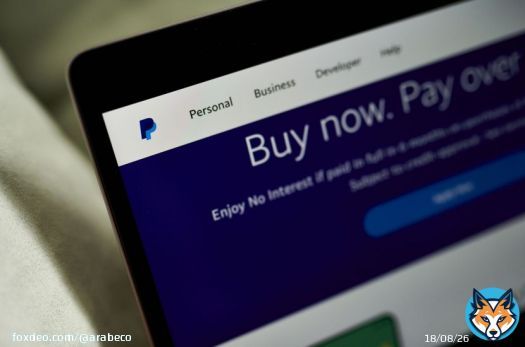 الجهات التنظيمية الأميركية تدقق في عملة "باي بال" المستقرة #كريبتو #تحقيقات #مدفوعات_إلكترونية #باي_بال #عملات_مشفرة<bR>تلقت شركة "باي بال" مذكرة التماس بيانات من وحدة الإنفاذ التابعة للجنة الأوراق المالية والبورصات الأميركية، يرتبط بعملها على عملة مستقرة مربوطة بالدولار.طالبت المذكرة "باي بال" بتقديم مستندات تخص المشروع، وفقاً لبيان من الجهة التنظيمية صدر اليوم الخميس، وجاء فيه أن الشركة تتعاون في التحقيق.أطلقت "باي بال" عملة مستقرة، باسم "باي بال يو إس دي" (PYUSD)، في أغسطس. وحينها قالت شركة المدفوعات، ومقرها في سان خوسيه، كاليفورنيا، إن العملة مربوطة بالدولار ومدعومة بالكامل من ودائع بالدولار الأميركي وسندات خزانة قصيرة الأجل ومُكافئِات نقد مشابهة. تبلغ القيمة السوقية لعملة "باي بال" ما يقارب 158 مليون دولار، وفقاً لبيانات موقع "كوين جيكو" (CoinGecko). مخاوف الجهات التنظيميةتحقق الجهات التنظيمية الأميركية لسنوات في أمر العملات المستقرة، وتتلخص مخاوفها في شقين: الأول؛ أنها تخشى أن يسبب انهيار عملة مستقرة مبيعات طارئة لأصول أخرى، فيما يحاول ممولوها الحفاظ على سعرها. والثاني؛ أنها تخشى أيضاً أن يؤدي نجاح العملات المستقرة إلى تقويض سلطة البنوك المركزية، وتمكين المجرمين من غسل الأموال بطريقة أكثر سهولة.سوق العملات المستقرة تتراجع لأدنى مستوياتها في أكثر من عامينأصبح الموضوع قضية ساخنة في واشنطن بعد انهيار عملة "تيرا يو إس دي" (TerraUSD)، التي كانت رائجة ذات يوم، في العام الماضي، والتي كانت عملة مستقرة خوارزمية سعت إلى الحفاظ على سعر ربطها مع الدولار بمعدل 1:1، عبر حوافز المراجحة وآليات التداول. لكن وضع "باي بال يو إس دي" مختلف؛ إذ إنها مدعومة بأصول.اختلف المشرعون على قانون يضع قواعد جديدة للعملات المشفرة. في غضون ذلك، قال رئيس لجنة الأوراق المالية والبورصات الأميركية، غاري غنسلر، إنه يجوز اعتبار العملات المستقلة أوراقاً مالية، وبالتبعية، يجب أن تخضع لقواعد الجهة التنظيمية الصارمة بشأن حماية المستثمرين والإفصاح.لم تردّ لجنة الأوراق المالية مباشرة على طلب تعليق أُرسل عبر البريد الإلكتروني بعد ساعات العمل الرسمية. تحقيق آخر مع "باي بال"قالت الشركة إنها تلقت مذكرة تقديم معلومات من مكتب الحماية المالية للمستهلكين في أكتوبر، تستند إلى لائحة (Regulation E)، التي تنظم تحويل الأموال إلكترونياً.أعلى مستوى لاحتياطي "تيذر" من النقد يقدر بـ72.6 مليار دولاركشف الشركة في وقت سابق أن المكتب طلب منها معلومات عن كيفية تعاملها مع العملاء حال تحويلهم مبلغاً إلى الشخص الخطأ عبر خدمة "فينمو" (Venmo) للمدفوعات الإلكترونية.بموجب اللائحة، إذا دخل مُخترِق إلى حساب وحوّل منه مالاً، يحق للعميل استرداد المبلغ. لكن المحتالين زادوا سعيهم إلى استخدام تلك الشبكات لإقناع المستهلكين بتحويل الأموال لهم. وفي تلك الحالات، لا يحق بالضرورة للعملاء الذين حوَّلوا المال استرداده.كان محور التحقيق الأحدث لمكتب الحماية المالية للمستهلكين هو كيف تحقق الشركة وتحل الأخطاء المرتبطة بالتزامتها بموجب لائحة تنظيم تحويل الأموال إلكترونياً، بحسب البيان، الذي أوضح أن المكتب يحقق أيضاً في كيفية عرض "فينمو" المعاملات في حسابات العملاء المربوطة بحسابات مصرفية.تتعاون "باي بال" أيضاً في تحقيق مكتب الحماية المالية للمستهلكين.