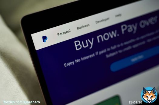 الجهات التنظيمية الأميركية تدقق في عملة "باي بال" المستقرة #كريبتو #تحقيقات #مدفوعات_إلكترونية #باي_بال #عملات_مشفرة<bR>تلقت شركة "باي بال" مذكرة التماس بيانات من وحدة الإنفاذ التابعة للجنة الأوراق المالية والبورصات الأميركية، يرتبط بعملها على عملة مستقرة مربوطة بالدولار.طالبت المذكرة "باي بال" بتقديم مستندات تخص المشروع، وفقاً لبيان من الجهة التنظيمية صدر اليوم الخميس، وجاء فيه أن الشركة تتعاون في التحقيق.أطلقت "باي بال" عملة مستقرة، باسم "باي بال يو إس دي" (PYUSD)، في أغسطس. وحينها قالت شركة المدفوعات، ومقرها في سان خوسيه، كاليفورنيا، إن العملة مربوطة بالدولار ومدعومة بالكامل من ودائع بالدولار الأميركي وسندات خزانة قصيرة الأجل ومُكافئِات نقد مشابهة. تبلغ القيمة السوقية لعملة "باي بال" ما يقارب 158 مليون دولار، وفقاً لبيانات موقع "كوين جيكو" (CoinGecko). مخاوف الجهات التنظيميةتحقق الجهات التنظيمية الأميركية لسنوات في أمر العملات المستقرة، وتتلخص مخاوفها في شقين: الأول؛ أنها تخشى أن يسبب انهيار عملة مستقرة مبيعات طارئة لأصول أخرى، فيما يحاول ممولوها الحفاظ على سعرها. والثاني؛ أنها تخشى أيضاً أن يؤدي نجاح العملات المستقرة إلى تقويض سلطة البنوك المركزية، وتمكين المجرمين من غسل الأموال بطريقة أكثر سهولة.سوق العملات المستقرة تتراجع لأدنى مستوياتها في أكثر من عامينأصبح الموضوع قضية ساخنة في واشنطن بعد انهيار عملة "تيرا يو إس دي" (TerraUSD)، التي كانت رائجة ذات يوم، في العام الماضي، والتي كانت عملة مستقرة خوارزمية سعت إلى الحفاظ على سعر ربطها مع الدولار بمعدل 1:1، عبر حوافز المراجحة وآليات التداول. لكن وضع "باي بال يو إس دي" مختلف؛ إذ إنها مدعومة بأصول.اختلف المشرعون على قانون يضع قواعد جديدة للعملات المشفرة. في غضون ذلك، قال رئيس لجنة الأوراق المالية والبورصات الأميركية، غاري غنسلر، إنه يجوز اعتبار العملات المستقلة أوراقاً مالية، وبالتبعية، يجب أن تخضع لقواعد الجهة التنظيمية الصارمة بشأن حماية المستثمرين والإفصاح.لم تردّ لجنة الأوراق المالية مباشرة على طلب تعليق أُرسل عبر البريد الإلكتروني بعد ساعات العمل الرسمية. تحقيق آخر مع "باي بال"قالت الشركة إنها تلقت مذكرة تقديم معلومات من مكتب الحماية المالية للمستهلكين في أكتوبر، تستند إلى لائحة (Regulation E)، التي تنظم تحويل الأموال إلكترونياً.أعلى مستوى لاحتياطي "تيذر" من النقد يقدر بـ72.6 مليار دولاركشف الشركة في وقت سابق أن المكتب طلب منها معلومات عن كيفية تعاملها مع العملاء حال تحويلهم مبلغاً إلى الشخص الخطأ عبر خدمة "فينمو" (Venmo) للمدفوعات الإلكترونية.بموجب اللائحة، إذا دخل مُخترِق إلى حساب وحوّل منه مالاً، يحق للعميل استرداد المبلغ. لكن المحتالين زادوا سعيهم إلى استخدام تلك الشبكات لإقناع المستهلكين بتحويل الأموال لهم. وفي تلك الحالات، لا يحق بالضرورة للعملاء الذين حوَّلوا المال استرداده.كان محور التحقيق الأحدث لمكتب الحماية المالية للمستهلكين هو كيف تحقق الشركة وتحل الأخطاء المرتبطة بالتزامتها بموجب لائحة تنظيم تحويل الأموال إلكترونياً، بحسب البيان، الذي أوضح أن المكتب يحقق أيضاً في كيفية عرض "فينمو" المعاملات في حسابات العملاء المربوطة بحسابات مصرفية.تتعاون "باي بال" أيضاً في تحقيق مكتب الحماية المالية للمستهلكين.