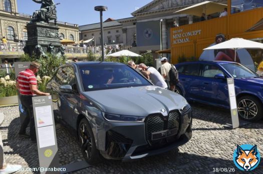 هامش ربح "BMW" يفوق التوقعات بفضل مبيعات السيارات الكهربائية #ألمانيا #السيارات_الكهربائية #سيارات #أرباح #بي_إم_دبليو #مبيعات_السيارات_في_أوروبا<bR>تجاوزت هوامش الأرباح التشغيلة في شركة "بي إم دبليو" التوقعات في الربع الثالث من العام الجاري، مدفوعة بمبيعات السيارات الكهربائية رغم ضعف الطلب في الصين.قالت الشركة الألمانية، في بيان يوم الجمعة، إنها حققت هامش أرباح نسبته 9.8% في الربع الثالث لأعمالها في مجال السيارات الفاخرة، فيما توقع المحللون تسجيلها 9.63% فقط، وفقاً للبيانات التي جمعتها بلومبرغ.تعطي نتائج أرباح "بي إم دبليو" بارقة أمل محتملة لصناعة السيارات في ألمانيا، التي تعاني من ضغوط بسبب ارتفاع أسعار الفائدة، وضعف الطلب والتضخم المستمر.على النقيض من "بي إم دبليو"، أعلنت مجموعة "مرسيدس بنز" الأسبوع الماضي عن انخفاض في هوامش الأرباح، فيما قالت "فولكس واجن" إنها تسرع عملية توفير التكاليف. مبيعات سيارات "BMW"ارتفعت مبيعات "بي إم دبليو" من السيارات الفاخرة بنسبة 5.8% إلى 621699 سيارة في الربع الثالث مقارنة بنفس الفترة من العام السابق. وقالت الشركة إن نسبة مبيعات السيارات الكهربائية بالكامل ارتفعت إلى 15.1%. وأكدت "بي إم دبليو" على ما جاء في توجيهها الإرشادي للمستثمرين لهذا العام.رغم ذلك، تباطأ الطلب في الصين، التي تعد السوق الأكثر أهمية لشركات صناعة السيارات الفاخرة في ألمانيا. ويهيمن المصنعون الصينيون بشكل متزايد على مبيعات السيارات الكهربائية في البلاد.ويمكن أن تتهدد مبيعات أغلى طرازات "بي إم دبليو" إذا اتخذت بكين خطوات انتقامية من التحقيق الذي يجريه الاتحاد الأوروبي في دعم السيارات الكهربائية الصينية."بي إم دبليو" تقترب من تطوير بطارياتها منخفضة التكلفةتعمل "بي إم دبليو" على زيادة الاستثمار لتسريع طرح سياراتها الكهربائية. مع تحقيق جميع طرازات السيارات الكهربائية لديها أرباحاً حالياً، وتتوقع الشركة زيادة هوامش السيارات الكهربائية بعد طرحها سيارات الفئة 7 والفئة 5 الكهربائية بالكامل في الآونة الأخيرة.