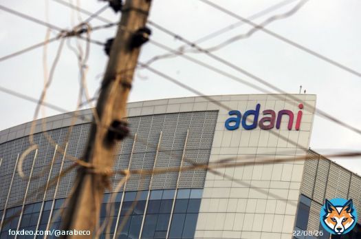 أداني غرين تفاوض البنوك على قرض بقيمة 1.8 مليار دولار  #محطات_الطاقة #طاقة_الرياح #الطاقة_الشمسية #الطاقة_المتجددة #غوتام_أداني #أداني_غروب_(Adani_Group)<bR>تتفاوض شركة "أداني غرين إنيرجي" (Adani Green Energy) مع مجموعة من البنوك الأجنبية على قرض تصل قيمته إلى 1.8 مليار دولار، مما يعد دليلاً آخر على عودة اهتمام المستثمرين بمجموعة الشركات التابعة للملياردير الهندي غوتام أداني بعد هجوم عنيف شنته شركة متخصصة في أبحاث البيع على المكشوف في وقت سابق من هذا العام.قال أشخاص مطلعون، رفضوا الإفصاح عن هوياتهم نظراً لسرية الموضوع، إن حصيلة القرض سوف تستخدم في زيادة القدرة الإنتاجية لمشروعات توليد الطاقة الشمسية وطاقة الرياح، مشيرين إلى أن البنوك المشاركة تضم "باركليز" و"بي إن بي باريبا" و"دويتشه بنك" و"بنك أبوظبي الأول" و"روبابنك" و"ستاندرد أند تشارترد".ورفض ممثل عن مجموعة "أداني غروب" التعقيب على المفاوضات. إعادة بناء الثقةلم تكتمل صفقة القرض حتى الآن وقد تتغير بنودها. غير أنها ستصبح واحدة من أكبر 20 صفقة لقروض مقومة بعملة رئيسية في آسيا هذا العام إذا أُقرت قبل نهاية شهر ديسمبر، وفق البيانات التي جمعتها "بلومبرغ".اقرأ أيضاً: "أداني" تخوض محادثات لإعادة تمويل قرض بـ3.5 مليار دولارزيادة رأس المحتملة تضيف دليلاً آخر على أن المجموعة قد أعادت بناء ثقة المستثمرين فيها، جزئياً على الأقل، بعد أن اندفعت في دوامة من الفوضى والارتباك بسبب مزاعم ارتكابها مخالفات أو ممارسات ضارة أثارتها شركة الأبحاث "هيندنبرغ ريسيرش"، المتخصصة في تقييم الأسهم المرشحة للبيع على المكشوف. وقد تسببت تلك المزاعم في اعتراض البنوك على إعادة تمويل ديون المجموعة في أوائل العام الجاري.أنكرت مجموعة "أداني" تلك الاتهامات في مناسبات عديدة، وفي علامة على تحسن درجة الثقة، أغلقت المجموعة حزمة تمويل بقيمة 3.5 مليار دولار لإعادة تمويل قرض استخدمته في شراء شركتي "أمبوجا سيمنتس" (Ambuja Cements) و"إيه سي سي" (ACC).