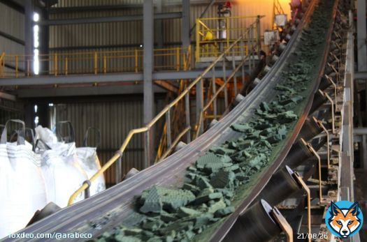 سيطرة الصين على معادن أفريقيا تستفز الولايات المتحدة  #الصين #الولايات_المتحدة_الأميركية #النحاس<bR>تبذل الولايات المتحدة الأميركية قصارى جهدها بهدف اللحاق بالصين في جزء من العالم أصبح محورياً من أجل التحول الأخضر: هو "حزام النحاس" في أفريقيا.تعتبر كل من زامبيا وجمهورية الكونغو الديمقراطية غنيتين بالمعادن شديدة الأهمية في إنتاج البطاريات ومكونات الطاقة المتجددة الأخرى. وأصبحت الدولتان أحدث ميادين الصراع على المزايا بين واشنطن وبكين.وفي إطار طموحها المعلن إلى تحدي هيمنة الصين، وجدت إدارة بايدن فرصة لإعادة إحياء خطٍ للسكة الحديدية يبلغ عمره قرناً من الزمان ويربط المناجم الأفريقية الرئيسية بإحدى موانئ المحيط الأطلسي. وتستثمر الولايات المتحدة مئات الملايين من الدولارات في هذه المشروع الذي يدعى "ممر لوبيتو".غير أن الولايات المتحدة تأخرت في دخول اللعبة. فقد أنشأت الصين خط سكة حديدية في أواخر سبعينيات القرن الماضي يتجه ناحية الشرق من منطقة حزام النحاس إلى ميناء دار السلام في تنزانيا. وبعد ذلك قامت شركة صينية تملكها الدولة بإعادة بناء خط رئيسي للسكة الحديدية في أنغولا بتكلفة قدرت بنحو ملياري دولار.وخلال العقد الماضي، شهدت مبادرة "الحزام والطريق" التي أطلقها الرئيس شي جينبينغ استثمار الصين نحو تريليون دولار أميركي في مشروعات البنية التحتية بالدول النامية.إنفوغراف: الشرق الأوسط وأفريقيا يستحوذان على 70% من إنشاءات "الحزام والطريق" مشروع رئيسيلم تقترب الولايات المتحدة من مواكبة تلك الاستثمارات. غير أن ذلك ربما يتغير الآن مع مشروع "ممر لوبيتو" الذي يعتبر مشروعاً رئيسياً في خطة الرئيس الأميركي جو بايدن ومجموعة الدول السبع لاستثمار 600 مليار دولار في مشروعات شبيهة على مدى 5 سنوات.اقرأ أيضا: الاتحاد الأوروبي يخطب ود أفريقيا في خطوة أولى لمواجهة إنفاق الصينلكن الصين لم تهيمن على مشروعات البنية التحتية فقط؛ بل سيطرت الشركات الصينية على معظم إنتاج النحاس في الكونغو، ولم تستثمر الولايات المتحدة شيئاً يذكر في قطاع التعدين في زامبيا.وتقول إحدى الشركات الناشئة في وادي السيليكون، هي شركة "كوبولد" (KoBold) للمعادن، إنها ترغب في تغيير هذه الدينامية. وبدعم من بيل غيتس وسام ألتمان من شركة "أوبن إيه آي"، تسارع "كوبولد" إلى تحويل مستودع النحاس الهائل في شمال تنزانيا إلى منجم يستفيد بصورة أساسية من مشروع "ممر لوبيتو".