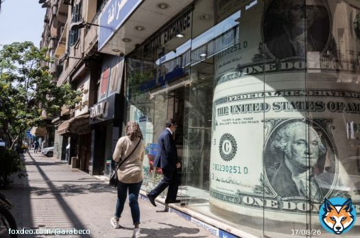 4 مليارات دولار احتياجات مصر من التمويلات الخارجية #الديون #مصر #تصنيف_ائتماني #وزير_المالية_المصري_محمد_معيط<bR>حددت الحكومة المصرية مصادر توفير الاحتياجات التمويلية الخارجية حتى نهاية العام المالي الحالي بـ4 مليارات دولار، مع الاستمرار في تنويع الأسواق الدولية، بحسب محمد معيط وزير المالية في بيان صادر اليوم، رداً على تخفيض "فيتش" للتصنيف الإئتماني للبلاد أمس.خفضت وكالة "فيتش" تصنيف مصر الائتماني طويل الأجل إلى "B-" من "B"، بنظرة مستقبلية مستقرة، مشيرة إلى بطء التقدم في الإصلاحات، والانتقال إلى نظام أكثر مرونة لسعر الصرف، وفي مراجعات برامج صندوق النقد الدولي، موضحة أن هذا الخفض يعكس المخاطر المتزايدة على تمويل مصر الخارجي واستقرار الاقتصاد الكلي ومسار الدين الحكومي المرتفع."فيتش" تخفض تصنيف مصر الائتماني إلى "B-"5 مليارات دولار من البنوك التنمويةالوزير أكد تعليقاً على قرار "فيتش" أن الاقتصاد الوطني مازال قادراً على توفير الاحتياجات التمويلية الخارجية، وسط تمتعه بمرونة كافية في مواجهة التحديات الداخلية والخارجية المترتبة على التوترات الجيوسياسية، لافتاً إلى إمكانية حصول مصر على نحو 5 مليارات دولار سنوياً بشروط ميسرة من البنوك التنموية متعددة الأطراف.المركزي المصري يتلقى 956 مليون دولار من بنك التنمية الصينيتعد خطوة "فيتش" بمثابة الخفض الثاني في نفس العام، ففي مايو الماضي، خفضت الوكالة تصنيف مصر الائتماني طويل الأجل إلى "B" من "+B"، بنظرة مستقبلية سلبية، كما تأتي الخطوة بعد أن خفضت "موديز" تصنيف إصدارات الحكومة المصرية طويلة الأجل بالعملتين الأجنبية والمحلية إلى "Caa1" من "B3"، الشهر الماضي. كما خفضت وكالة "ستاندرد أند بورز" العالمية تصنيفها الائتماني لديون مصر السيادية طويلة الأجل بالعملة الأجنبية والمحلية إلى "-B" من "B"، في أكتوبر.تحديات عالمية "قاسية" سددت مصر 52 مليار دولار التزامات خارجية خلال العامين الماضيين رغم التحديات الاقتصادية العالمية "بالغة القسوة"، على حد وصف معيط.القاهرة سددت 25.5 مليار دولار (786 مليار جنيه) من أقساط وفوائد الديون المستحقة عليها خلال النصف الأول من العام الجاري، بحسب تصريحات سابقة لوزير المالية المصري.وزير المالية: مصر سددت 25.5 مليار دولار ديوناً في 6 أشهرتستهدف مصر الاستمرار في تنويع الأسواق الدولية، خاصة بعد العودة مجدداً للأسواق اليابانية، مؤخراً بحسب معيط.نفذت مصر الإصدار الثاني من سندات "الساموراي" بقيمة تعادل نحو نصف مليار دولار، بتسعير للعائد الدوري بمعدل 1.5% سنوياً، بأجل 5 سنوات، وكذلك إصدار سندات بسوق المالية الصينية "الباندا"، التي خصص لتمويل مشروعات بما يعادل نحو نصف مليار دولار.نمو الإيردات الضريبيةتوقع الوزير، أن ترتقع تدفقات الاستثمارات الأجنبية إلى 12 مليار دولار هذا العام، مقارنة بـ10 مليارات دولار العام المالي الماضي، مع التوسع في تنفيذ برنامج الطروحات الحكومية، بالإضافة إلى زيادة إيردات قناة السويس إلى 12 مليار دولار العام المالي الجاري، مقارنة بـ10 مليارات دولار العام الماضي.لفت معيط إلى أن الحكومة طورت المنظومة الضريبية عبر الحلول التكنولوجية والأنظمة الرقمية، بما ساهم في زيادة الإيرادات الضريبية بنسبة 27.2% السنة المالية الماضية و34% خلال الربع الأول من هذا العام.