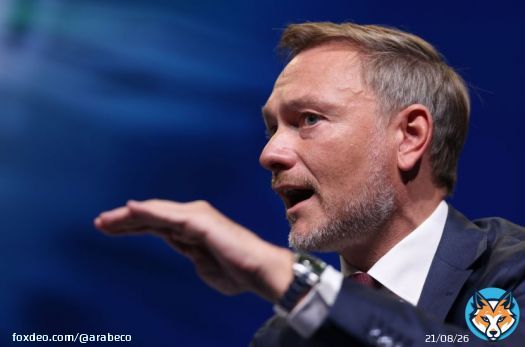 وزير المالية الألماني: العمل 4 أيام أسبوعياً لن يعزز الرخاء #سوق_العمل #ألمانيا<bR>رفض وزير المالية الألماني كريستيان ليندنر فكرة أن يصبح أسبوع العمل لمدة أربعة أيام بأجر كامل هو القاعدة في أكبر اقتصاد في أوروبا.قال ليندنر في وقت متأخر من أمس الجمعة في لوسرن بسويسرا: "لم يحدث في التاريخ أن زاد ازدهار مجتمع من خلال تقليل العمل".اكتسبت فكرة تقليص أسبوع العمل قوة دافعة منذ أن قلبت جائحة كوفيد-19 جداول الموظفين رأساً على عقب، وأعطت الكثيرين لمحة عن كيف يمكن لطرق العمل المختلفة أن تحسن حياتهم.الطريقة الذكية لاعتماد أسبوع عمل من أربعة أيامتشير البرامج التجريبية إلى أن مثل هذا التصور يمكن أن يؤدي إلى تقليل التوتر والقلق بين العمال، فضلاً عن زيادة الكفاءة والإيرادات لأصحاب العمل. وتخطط نحو 50 شركة في ألمانيا للمشاركة في برنامج تجريبي مدته ستة أشهر يبدأ في فبراير.وقال ليندنر، الذي يرأس حزب الديمقراطيين الأحرار المؤيد لقطاع الأعمال، وأحد الشركاء الصغار في الائتلاف الألماني المكون من ثلاثة أحزاب: "مفتاح ازدهارنا يظل العمل الجاد".