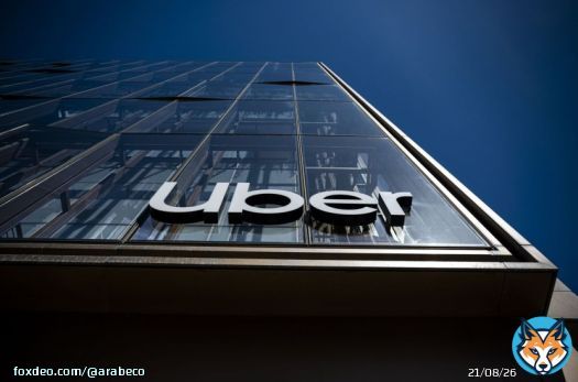 فاقت تقديرات "أوبر تكنولوجيز" (Uber Technologies) للحجوزات والأرباح تقديرات المحللين، في إشارة إلى الطلب القوي على أعمال طلب السيارات وتوصيل الطعام التابعة للشركة في فترة العطلات المزدحمة.تووقعت "أوبر تكنولوجيز" أن يصل إجمالي الحجوزات -الذي يتضمن خدمات طلب السيارات وتوصيل الطعام والشحن- إلى ما بين <br>36. 5 مليار دولار و<br>37. 5 مليار دولار في الربع الرابع، وفق البيان الصادر عن الشركة يوم الثلاثاء. ورجحت الشركة بلوغ الأرباح المعدلة قبل الفوائد والضرائب والإهلاك والإطفاء ما بين <br>1. 18 مليار دولار و<br>1. 24 مليار دولار.من جهة أخرى، كان متوسط توقعات المحللين قد رجح بلوغ الحجوزات <br>36. 3 مليار دولار، على أن تصل الأرباح المعدلة قبل الفوائد والضرائب والإهلاك والاستهلاك إلى <br>1. 15 مليار دولار، وفق البيانات التي جمعتها بلومبرغ. "أوبر" تحقق أرباحاً للربع الثاني على التواليومع ذلك، هبطت أسهم الشركة في التعاملات المبكرة بنسبة تصل إلى <br>8. 2%، إذ جاءت إيرادات الربع الثالث أقل بكثير من توقعات البنوك الأميركية. وأرجعت الشركة تباطؤ معدل النمو إلى التغيرات المحاسبية. وسرعان ما عوّض السهم جميع خسائره ليرتفع <br>1. 8% في الساعة 7:20 صباحاً في نيويورك حيث ركز المستثمرون على تحقيقها أرباحاً للربع الثاني على التوالي."أوبر" تسجل في الربع الثاني أول أرباح تشغيلية في تاريخهاكانت الربحية بمثابة محور اهتمام مستثمري "أوبر" منذ أن أعلنت الشركة عن تسجيلها أول أرباح تشغيلية على أساس المبادئ المحاسبية المقبولة عموماً في الربع الثاني. كما يهتم المتعاملون أيضاً بمدى قدرة الشركة التي يقع مقرها في سان فرانسيسكو على إدارة التكاليف تزامناً مع نضوج الشركة الناشئة التي كانت ذات يوم تُدار بطريقة غير مُقيَّدة.بلغ التدفق النقدي الحر، الذي كان أولوية أدارة "أوبر"، 905 ملايين دولار في الربع الثالث، متجاوزاً متوسط ​​التقديرات البالغ 652 مليون دولار. نتائج الأعمال الفصليةقال الرئيس التنفيذي دارا خسروشاهي في البيان: "تركيزنا المستمر على تحسين تجربة المنتج لكل من المستهلكين والسائقين واصل تعزيز النمو المربح، مع تسارع نمو الرحلات إلى 25%.. أصبحت أعمال الأساسية لشركة (أوبر) أقوى من أي وقت مضى مع دخولنا الفترة الأكثر ازدحاماً في العام".ارتفعت الحجوزات 21% إلى <br>35. 3 مليار دولار في الفترة المنتهية في 30 سبتمبر، وهو ما يفوق متوسط ​​التقديرات ويتجاوز توقعات "أوبر" التي تصل إلى 35 مليار دولار. وبلغت الأرباح المعدلة قبل الفوائد والضرائب والإهلاك والاستهلاك <br>1. 09 مليار دولار، متفوقةً أيضاً على التقديرات.وبلغ الدخل التشغيلي 394 مليون دولار، مقارنة بخسارة قدرها 495 مليون دولار في الفترة نفسها من العام السابق. وكانت "أوبر" قد أعلنت عن تحقيق أرباح تشغيلية قدرها 326 مليون دولار في الربع الثاني.ارتفعت إيرادات الربع الثالث 11% إلى <br>9. 29 مليار دولار، مقارنة بمتوسط ​​توقعات المحللين البالغ <br>9. 53 مليار دولار. وقالت "أوبر" إن الإيرادات تضررت بسبب "التغييرات في نموذج العمل" منذ الربع الأول من عام <br>2020. وقالت الشركة إن إعادة تصنيف بعض التكاليف- بما في ذلك المدفوعات للسائقين والعروض الترويجية لمستخدمي المنصة أو الذين يحققون أرباحاً منها- أثرت سلباً على الإيرادات بمقدار 521 مليون دولار، مضيفة أنه في المجمل لم يكن هناك تغيير اقتصادي في الدخل التشغيلي أو الأرباح قبل الفوائد والضرائب والإهلاك والاستهلاك المعدلة. الحصة السوقيةحافظت "أوبر" على حصتها البالغة 74% من سوق خدمات طلب السيارات في الولايات المتحدة كما في سبتمبر، في حين حصلت منافستها "ليفت"، التي من المقرر أن تعلن عن نتائجها يوم الأربعاء، على 26%، وفق بيانات "Bloomberg Second Measure". واصلت الشركة نموها من حيث زيادة الحجوزات والأرباح، مدفوعة بالتحسينات في عدد السائقين وارتفاعات الرحلات نتيجة العودة للمدارس، وعودة نشاط السفر بالشركات. قدمت "أوبر" أيضاً عروض جديدة في الربع الماضي مثل شراكتها مع "وايمو" (Waymo) التابعة لـ"ألفابت" لتوفير خدمات نقل الركاب بالمركبات ذاتية القيادة على تطبيقها، بدءاً من فينيكس."أوبر" تطلق رحلات سياحية عبر المناطيد الهوائية في تركياوألمحت الشركة إلى أن قطاع التوصيل واصل تحسين هامش أرباحه من خلال "رفع التكلفة بشكل أفضل من زيادة الكميات وارتفاع إيرادات الإعلانات".قال خسروشاهي، في تصريحات مُعدَّة لمؤتمر عبر الهاتف، إن أعمال الإعلانات "تواصل النمو بشكل مربح، إذ نمت قاعدة المعلنين لدينا بنسبة تزيد عن 70% (على أساس سنوي) إلى أكثر من 445,000 شركة من جميع الأحجام".أضافت "أوبر" ميزات جديدة إلى تطبيقها في الربع الماضي للتنافس بشكل أفضل مع منافسيها في مجال توصيل الطعام، بما في ذلك "دور داش" (DoorDash)، و"أنستاكارت" (Instacart). كما أضافت الطلبات متعدد المتاجر، وتخطط لطرح خيارات لاستخدام قسائم الطعام للدفع.  #أوبر #نتائج_أعمال #نقل #أرباح