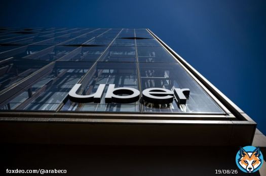 فاقت تقديرات "أوبر تكنولوجيز" (Uber Technologies) للحجوزات والأرباح تقديرات المحللين، في إشارة إلى الطلب القوي على أعمال طلب السيارات وتوصيل الطعام التابعة للشركة في فترة العطلات المزدحمة.تووقعت "أوبر تكنولوجيز" أن يصل إجمالي الحجوزات -الذي يتضمن خدمات طلب السيارات وتوصيل الطعام والشحن- إلى ما بين <br>36. 5 مليار دولار و<br>37. 5 مليار دولار في الربع الرابع، وفق البيان الصادر عن الشركة يوم الثلاثاء. ورجحت الشركة بلوغ الأرباح المعدلة قبل الفوائد والضرائب والإهلاك والإطفاء ما بين <br>1. 18 مليار دولار و<br>1. 24 مليار دولار.من جهة أخرى، كان متوسط توقعات المحللين قد رجح بلوغ الحجوزات <br>36. 3 مليار دولار، على أن تصل الأرباح المعدلة قبل الفوائد والضرائب والإهلاك والاستهلاك إلى <br>1. 15 مليار دولار، وفق البيانات التي جمعتها بلومبرغ. "أوبر" تحقق أرباحاً للربع الثاني على التواليومع ذلك، هبطت أسهم الشركة في التعاملات المبكرة بنسبة تصل إلى <br>8. 2%، إذ جاءت إيرادات الربع الثالث أقل بكثير من توقعات البنوك الأميركية. وأرجعت الشركة تباطؤ معدل النمو إلى التغيرات المحاسبية. وسرعان ما عوّض السهم جميع خسائره ليرتفع <br>1. 8% في الساعة 7:20 صباحاً في نيويورك حيث ركز المستثمرون على تحقيقها أرباحاً للربع الثاني على التوالي."أوبر" تسجل في الربع الثاني أول أرباح تشغيلية في تاريخهاكانت الربحية بمثابة محور اهتمام مستثمري "أوبر" منذ أن أعلنت الشركة عن تسجيلها أول أرباح تشغيلية على أساس المبادئ المحاسبية المقبولة عموماً في الربع الثاني. كما يهتم المتعاملون أيضاً بمدى قدرة الشركة التي يقع مقرها في سان فرانسيسكو على إدارة التكاليف تزامناً مع نضوج الشركة الناشئة التي كانت ذات يوم تُدار بطريقة غير مُقيَّدة.بلغ التدفق النقدي الحر، الذي كان أولوية أدارة "أوبر"، 905 ملايين دولار في الربع الثالث، متجاوزاً متوسط ​​التقديرات البالغ 652 مليون دولار. نتائج الأعمال الفصليةقال الرئيس التنفيذي دارا خسروشاهي في البيان: "تركيزنا المستمر على تحسين تجربة المنتج لكل من المستهلكين والسائقين واصل تعزيز النمو المربح، مع تسارع نمو الرحلات إلى 25%.. أصبحت أعمال الأساسية لشركة (أوبر) أقوى من أي وقت مضى مع دخولنا الفترة الأكثر ازدحاماً في العام".ارتفعت الحجوزات 21% إلى <br>35. 3 مليار دولار في الفترة المنتهية في 30 سبتمبر، وهو ما يفوق متوسط ​​التقديرات ويتجاوز توقعات "أوبر" التي تصل إلى 35 مليار دولار. وبلغت الأرباح المعدلة قبل الفوائد والضرائب والإهلاك والاستهلاك <br>1. 09 مليار دولار، متفوقةً أيضاً على التقديرات.وبلغ الدخل التشغيلي 394 مليون دولار، مقارنة بخسارة قدرها 495 مليون دولار في الفترة نفسها من العام السابق. وكانت "أوبر" قد أعلنت عن تحقيق أرباح تشغيلية قدرها 326 مليون دولار في الربع الثاني.ارتفعت إيرادات الربع الثالث 11% إلى <br>9. 29 مليار دولار، مقارنة بمتوسط ​​توقعات المحللين البالغ <br>9. 53 مليار دولار. وقالت "أوبر" إن الإيرادات تضررت بسبب "التغييرات في نموذج العمل" منذ الربع الأول من عام <br>2020. وقالت الشركة إن إعادة تصنيف بعض التكاليف- بما في ذلك المدفوعات للسائقين والعروض الترويجية لمستخدمي المنصة أو الذين يحققون أرباحاً منها- أثرت سلباً على الإيرادات بمقدار 521 مليون دولار، مضيفة أنه في المجمل لم يكن هناك تغيير اقتصادي في الدخل التشغيلي أو الأرباح قبل الفوائد والضرائب والإهلاك والاستهلاك المعدلة. الحصة السوقيةحافظت "أوبر" على حصتها البالغة 74% من سوق خدمات طلب السيارات في الولايات المتحدة كما في سبتمبر، في حين حصلت منافستها "ليفت"، التي من المقرر أن تعلن عن نتائجها يوم الأربعاء، على 26%، وفق بيانات "Bloomberg Second Measure". واصلت الشركة نموها من حيث زيادة الحجوزات والأرباح، مدفوعة بالتحسينات في عدد السائقين وارتفاعات الرحلات نتيجة العودة للمدارس، وعودة نشاط السفر بالشركات. قدمت "أوبر" أيضاً عروض جديدة في الربع الماضي مثل شراكتها مع "وايمو" (Waymo) التابعة لـ"ألفابت" لتوفير خدمات نقل الركاب بالمركبات ذاتية القيادة على تطبيقها، بدءاً من فينيكس."أوبر" تطلق رحلات سياحية عبر المناطيد الهوائية في تركياوألمحت الشركة إلى أن قطاع التوصيل واصل تحسين هامش أرباحه من خلال "رفع التكلفة بشكل أفضل من زيادة الكميات وارتفاع إيرادات الإعلانات".قال خسروشاهي، في تصريحات مُعدَّة لمؤتمر عبر الهاتف، إن أعمال الإعلانات "تواصل النمو بشكل مربح، إذ نمت قاعدة المعلنين لدينا بنسبة تزيد عن 70% (على أساس سنوي) إلى أكثر من 445,000 شركة من جميع الأحجام".أضافت "أوبر" ميزات جديدة إلى تطبيقها في الربع الماضي للتنافس بشكل أفضل مع منافسيها في مجال توصيل الطعام، بما في ذلك "دور داش" (DoorDash)، و"أنستاكارت" (Instacart). كما أضافت الطلبات متعدد المتاجر، وتخطط لطرح خيارات لاستخدام قسائم الطعام للدفع.  #أوبر #نتائج_أعمال #نقل #أرباح