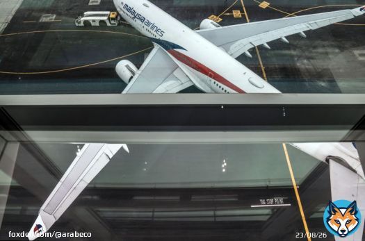 تخطط الخطوط الجوية الماليزية (Malaysia Airlines) لشراء ما يصل إلى 45 طائرة جديدة، من بينها 35 طائرة ضيقة البدن و10 طائرات ذات ممرين، لدعم خطط نموها على المدى الطويل، بحسب إزهام إسماعيل، الرئيس التنفيذي للناقل الجوي لـ"بلومبرغ نيوز".قال إسماعيل، في الاجتماع السنوي لاتحاد خطوط طيران آسيا والمحيط الهادئ (Association of Asia Pacific Airlines) المنعقد يوم الخميس في سنغافورة، إن طلبية الطائرات عريضة البدن سيتم تسليمها اعتباراً من عام 2030. وبالنسبة للطائرات ذات الممر الواحد، ستتواصل الناقلة الجوية مع الشركات المصنعة لتقديم العروض في الربع الأول من 2024، مستهدفةً استلام الدفعات الأولى في 2028.طلبت الخطوط الجوية الماليزية بالفعل 20 طائرة من طراز "إيرباص إيه 330 نيو" و25 طائرة من طراز "بوينغ 737 ماكس" لتنضم إلى أسطولها. وتأخرت تسليمات طائرات "737 ماكس" بسبب خضوعها لفحوصات جودة، لكن شركة الطيران تتوقع أن تصل الدفعة الأولى في غضون أسبوع.  #سنغافورة #طيران