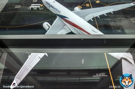 تخطط الخطوط الجوية الماليزية (Malaysia Airlines) لشراء ما يصل إلى 45 طائرة جديدة، من بينها 35 طائرة ضيقة البدن و10 طائرات ذات ممرين، لدعم خطط نموها على المدى الطويل، بحسب إزهام إسماعيل، الرئيس التنفيذي للناقل الجوي لـ"بلومبرغ نيوز".قال إسماعيل، في الاجتماع السنوي لاتحاد خطوط طيران آسيا والمحيط الهادئ (Association of Asia Pacific Airlines) المنعقد يوم الخميس في سنغافورة، إن طلبية الطائرات عريضة البدن سيتم تسليمها اعتباراً من عام 2030. وبالنسبة للطائرات ذات الممر الواحد، ستتواصل الناقلة الجوية مع الشركات المصنعة لتقديم العروض في الربع الأول من 2024، مستهدفةً استلام الدفعات الأولى في 2028.طلبت الخطوط الجوية الماليزية بالفعل 20 طائرة من طراز "إيرباص إيه 330 نيو" و25 طائرة من طراز "بوينغ 737 ماكس" لتنضم إلى أسطولها. وتأخرت تسليمات طائرات "737 ماكس" بسبب خضوعها لفحوصات جودة، لكن شركة الطيران تتوقع أن تصل الدفعة الأولى في غضون أسبوع.  #سنغافورة #طيران