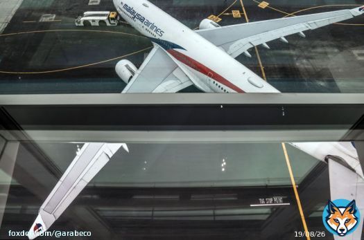 تخطط الخطوط الجوية الماليزية (Malaysia Airlines) لشراء ما يصل إلى 45 طائرة جديدة، من بينها 35 طائرة ضيقة البدن و10 طائرات ذات ممرين، لدعم خطط نموها على المدى الطويل، بحسب إزهام إسماعيل، الرئيس التنفيذي للناقل الجوي لـ"بلومبرغ نيوز".قال إسماعيل، في الاجتماع السنوي لاتحاد خطوط طيران آسيا والمحيط الهادئ (Association of Asia Pacific Airlines) المنعقد يوم الخميس في سنغافورة، إن طلبية الطائرات عريضة البدن سيتم تسليمها اعتباراً من عام 2030. وبالنسبة للطائرات ذات الممر الواحد، ستتواصل الناقلة الجوية مع الشركات المصنعة لتقديم العروض في الربع الأول من 2024، مستهدفةً استلام الدفعات الأولى في 2028.طلبت الخطوط الجوية الماليزية بالفعل 20 طائرة من طراز "إيرباص إيه 330 نيو" و25 طائرة من طراز "بوينغ 737 ماكس" لتنضم إلى أسطولها. وتأخرت تسليمات طائرات "737 ماكس" بسبب خضوعها لفحوصات جودة، لكن شركة الطيران تتوقع أن تصل الدفعة الأولى في غضون أسبوع.  #سنغافورة #طيران