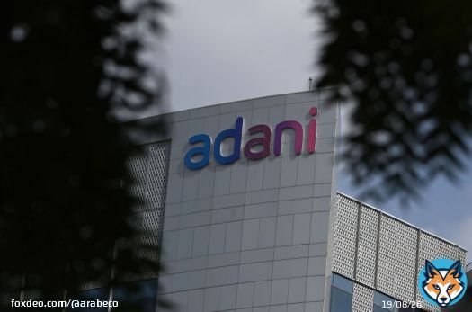 قادت "أداني غرين إنرجي" (Adani Green Energy) المكاسب في أسهم الشركات التي يسيطر عليها الملياردير غوتام أداني بعدما حصلت على قرض بقيمة <br>1. 4 مليار دولار لصالح مشروع للطاقة المتجددة، مما يشير إلى أن المجموعة الهندية العملاقة تواصل استعادة ثقة البنوك عقب الهجوم الشديد الذي تعرضت له من جانب مؤسسة "هيندنبرغ ريسيرش" في وقت سابق من <br>2023. قالت الشركة في إفصاح يوم الثلاثاء إن التسهيل الائتماني الممتاز تم تأمينه من تحالف يضم ثمانية بنوك دولية، بما في ذلك "بي إن بي باريبا" و"رابو بنك" و" دي بي إس بنك" (DBS Bank Ltd) و"ميتسوبيشي يو.اف.جيه فاينانشال غروب" و"ستاندرد تشارترد".وارتفعت أسهم الشركة بنسبة قياسية بلغت 20%، فيما صعدت "أداني إنتربرايزس"(Adani Enterprises Ltd)،الشركة الرئيسية في المجموعة، بأكثر من 11% خلال اليوم، وتقدمت أسهم"أداني توتال غاز" (Adani Total Gas) و"أداني إنرجي سوليوشنز" (Adani Energy Solutions) بنسبة 14% على الأقل في مومباي."أداني غرين" تفاوض البنوك على قرض بـ<br>1. 8 مليار دولارتعزز هذه القفزة المكاسب القوية الأخيرة التي دفعت القيمة السوقية للمجموعة التي تعمل في مجالات عديدة بما في ذلك الموانئ إلى الكهرباء إلى أكثر من 153 مليار دولار، وهو أعلى مستوى لها منذ 31 يناير، على الرغم من أن القيمة المجمعة لا تزال أقل بأكثر من 80 مليار دولار مقارنة بمستواها قبل أن تصدر شركة "هيندنبرغ ريسيرش" تقريرها أواخر يناير. "تهدئة مخاوف المستثمرين"قال ألوك تشوريوالا، العضو المنتدب في "تشوريوالا سيكوريتيز" (Churiwala Securities) في مومباي إنه بعد نشر تقرير "هيندنبرغ" "تأثرت معنويات المستثمرين وثارت شكوكاً حول إفصاحات الشركة". لكنه أضاف أن المجموعة تمكنت من تهدئة مخاوف المستثمرين بشأن النقاط التي أثارها تقرير"هيندنبرغ".يضاف حصول "أداني غرين" على القرض إلى سلسلة الأخبار الجيدة التي عززت معنويات المستثمرين تجاه المجموعة في الأسابيع الأخيرة. وحصلت "أداني غروب"، التي ساعد دورها البارز في تطوير البنية التحتية بالهند على التعافي من آثار التقرير اللاذع، على إعادة تمويل بقيمة <br>3. 5 مليار دولار، بدعم من وكالة حكومية أميركية لمشروع ميناء في سريلانكا واستثمارات من "جي كيو جي بارتنرز" (GQG Partners) وجهاز قطر للاستثمار في الأشهر القليلة الماضية."أداني" تخوض محادثات لإعادة تمويل قرض بـ<br>3. 5 مليار دولارارتفعت أسهم الشركة يوم الثلاثاء مدفوعة أيضاً بتقرير "بلومبرغ" الذي يفيد بأن الحكومة الأميركية قد فحصت مزاعم "هيندنبرغ" ضد "أداني غروب" قبل منحها قرضاً بقيمة 553 مليون دولار لبناء ميناء في سريلانكا ووجدت أنها غير ذات صلة.وفي الشهر الماضي، اختتمت المحكمة العليا في الهند جلسات الاستماع بشأن تحقيق تنظيمي، يفحص مزاعم "هيندنبرغ ريسيرش" الأميركية. واحتفظت المحكمة العليا بحكمها إزاء بشأن التحقيق، قائلة إنها لن تعتبر التقارير الإعلامية اللاذعة عن المجموعة بمثابة "الحقيقة المطلقة"، الأمر الذي أدى إلى موجة ارتفاع لأسهم"أداني". "دعم الرؤية الاستراتيجية"من المتوقع أن تبلغ سعة مشروع الطاقة الهجين التابع لشركة "أداني غرين" نحو 17 غيغاواط، مع مرافق طاقة الرياح والطاقة الشمسية في صحراء ولاية غوجارات، موطن أداني. وتعادل تلك الطاقة تقريباً إجمالي قدرة الكهرباء المركبة في البرتغال، الأمر الذي من شأنه أن يعزز هدف "أداني غرين" المتمثل في توليد طاقة متجددة تبلغ 45 غيغاواط بحلول عام <br>2030. وتعهدت الهند بخفض صافي انبعاثات الكربون إلى الصفر بحلول عام <br>2070. ويعمل القرض البالغ <br>1. 4 مليار دولار على زيادة تمويل أكبر مجمع للطاقة الخضراء في العالم لدى خافدا بغرب الهند إلى 3 مليارات دولار منذ بدء تمويل المشروع في مارس <br>2021. الهند تحفز تحول المستهلكين والصناعيين للطاقة المتجددةقال أميت سينغ، الرئيس التنفيذي لشركة "أداني غرين"، في الإفصاح المقدم إلى البورصة: "إن التمويل لا يؤكد صحة خبرتنا كمطور ومشغل لمشاريع الطاقة المتجددة الحيوية استراتيجياً فحسب، بل يوضح أيضاً ثقة ممولينا في رؤيتنا الإستراتيجية".  #الهند #تمويل #غوتام_أداني #أداني_غروب_(Adani_Group)