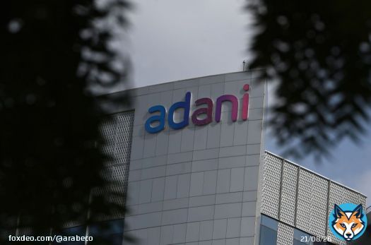 قادت "أداني غرين إنرجي" (Adani Green Energy) المكاسب في أسهم الشركات التي يسيطر عليها الملياردير غوتام أداني بعدما حصلت على قرض بقيمة <br>1. 4 مليار دولار لصالح مشروع للطاقة المتجددة، مما يشير إلى أن المجموعة الهندية العملاقة تواصل استعادة ثقة البنوك عقب الهجوم الشديد الذي تعرضت له من جانب مؤسسة "هيندنبرغ ريسيرش" في وقت سابق من <br>2023. قالت الشركة في إفصاح يوم الثلاثاء إن التسهيل الائتماني الممتاز تم تأمينه من تحالف يضم ثمانية بنوك دولية، بما في ذلك "بي إن بي باريبا" و"رابو بنك" و" دي بي إس بنك" (DBS Bank Ltd) و"ميتسوبيشي يو.اف.جيه فاينانشال غروب" و"ستاندرد تشارترد".وارتفعت أسهم الشركة بنسبة قياسية بلغت 20%، فيما صعدت "أداني إنتربرايزس"(Adani Enterprises Ltd)،الشركة الرئيسية في المجموعة، بأكثر من 11% خلال اليوم، وتقدمت أسهم"أداني توتال غاز" (Adani Total Gas) و"أداني إنرجي سوليوشنز" (Adani Energy Solutions) بنسبة 14% على الأقل في مومباي."أداني غرين" تفاوض البنوك على قرض بـ<br>1. 8 مليار دولارتعزز هذه القفزة المكاسب القوية الأخيرة التي دفعت القيمة السوقية للمجموعة التي تعمل في مجالات عديدة بما في ذلك الموانئ إلى الكهرباء إلى أكثر من 153 مليار دولار، وهو أعلى مستوى لها منذ 31 يناير، على الرغم من أن القيمة المجمعة لا تزال أقل بأكثر من 80 مليار دولار مقارنة بمستواها قبل أن تصدر شركة "هيندنبرغ ريسيرش" تقريرها أواخر يناير. "تهدئة مخاوف المستثمرين"قال ألوك تشوريوالا، العضو المنتدب في "تشوريوالا سيكوريتيز" (Churiwala Securities) في مومباي إنه بعد نشر تقرير "هيندنبرغ" "تأثرت معنويات المستثمرين وثارت شكوكاً حول إفصاحات الشركة". لكنه أضاف أن المجموعة تمكنت من تهدئة مخاوف المستثمرين بشأن النقاط التي أثارها تقرير"هيندنبرغ".يضاف حصول "أداني غرين" على القرض إلى سلسلة الأخبار الجيدة التي عززت معنويات المستثمرين تجاه المجموعة في الأسابيع الأخيرة. وحصلت "أداني غروب"، التي ساعد دورها البارز في تطوير البنية التحتية بالهند على التعافي من آثار التقرير اللاذع، على إعادة تمويل بقيمة <br>3. 5 مليار دولار، بدعم من وكالة حكومية أميركية لمشروع ميناء في سريلانكا واستثمارات من "جي كيو جي بارتنرز" (GQG Partners) وجهاز قطر للاستثمار في الأشهر القليلة الماضية."أداني" تخوض محادثات لإعادة تمويل قرض بـ<br>3. 5 مليار دولارارتفعت أسهم الشركة يوم الثلاثاء مدفوعة أيضاً بتقرير "بلومبرغ" الذي يفيد بأن الحكومة الأميركية قد فحصت مزاعم "هيندنبرغ" ضد "أداني غروب" قبل منحها قرضاً بقيمة 553 مليون دولار لبناء ميناء في سريلانكا ووجدت أنها غير ذات صلة.وفي الشهر الماضي، اختتمت المحكمة العليا في الهند جلسات الاستماع بشأن تحقيق تنظيمي، يفحص مزاعم "هيندنبرغ ريسيرش" الأميركية. واحتفظت المحكمة العليا بحكمها إزاء بشأن التحقيق، قائلة إنها لن تعتبر التقارير الإعلامية اللاذعة عن المجموعة بمثابة "الحقيقة المطلقة"، الأمر الذي أدى إلى موجة ارتفاع لأسهم"أداني". "دعم الرؤية الاستراتيجية"من المتوقع أن تبلغ سعة مشروع الطاقة الهجين التابع لشركة "أداني غرين" نحو 17 غيغاواط، مع مرافق طاقة الرياح والطاقة الشمسية في صحراء ولاية غوجارات، موطن أداني. وتعادل تلك الطاقة تقريباً إجمالي قدرة الكهرباء المركبة في البرتغال، الأمر الذي من شأنه أن يعزز هدف "أداني غرين" المتمثل في توليد طاقة متجددة تبلغ 45 غيغاواط بحلول عام <br>2030. وتعهدت الهند بخفض صافي انبعاثات الكربون إلى الصفر بحلول عام <br>2070. ويعمل القرض البالغ <br>1. 4 مليار دولار على زيادة تمويل أكبر مجمع للطاقة الخضراء في العالم لدى خافدا بغرب الهند إلى 3 مليارات دولار منذ بدء تمويل المشروع في مارس <br>2021. الهند تحفز تحول المستهلكين والصناعيين للطاقة المتجددةقال أميت سينغ، الرئيس التنفيذي لشركة "أداني غرين"، في الإفصاح المقدم إلى البورصة: "إن التمويل لا يؤكد صحة خبرتنا كمطور ومشغل لمشاريع الطاقة المتجددة الحيوية استراتيجياً فحسب، بل يوضح أيضاً ثقة ممولينا في رؤيتنا الإستراتيجية".  #الهند #تمويل #غوتام_أداني #أداني_غروب_(Adani_Group)