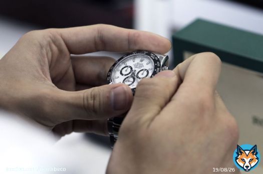أظهر مؤشر "بلومبرغ صبدايل ووتش" (Bloomberg Subdial Watch) تراجع أسعار الساعات الفاخرة المستعملة التابعة لعلامات تجارية، مثل "رولكس" و"باتك فيليب" (Patek Philippe) و"أوديمارس بيجو" (Audemars Piguet)، وسط رفع بنكالاحتياطي الفيدرالي لأسعار الفائدة لكبح التضخم المرتفع.ومع احتمال تراجع هذه الضغوط أصبح هناك الآن سبب للتفاؤل. فقد أشار البنك المركزي الأميركي يوم الأربعاء إلى أن أعنف جولات رفع أسعار الفائدة منذ جيلٍ قد بلغت على الأرجح نقطة النهاية. وذكر جيروم باول، رئيس مجلس الاحتياطي الفيدرالي، أن تكاليف الإقراض قد تبدأ في الانخفاض العام المقبل مع توقع خفض أسعار الفائدة.قال كريستي ديفيس، الشريك المؤسس في شركة "صبدايل" (Subdial)، وهي منصة تداول وتتعامل في سوق الساعات المستعملة ومقرها في المملكة المتحدة، إن تغيير مسار السياسة النقدية إلى الاتجاه المعاكس قد يطلق شرارة التحول في تقييم الساعات المستعملة.أسعار ساعات "رولكس" المستعملة تواصل التراجع أكثر من منافسيهاوأفاد: "مع اقتراب عام 2024، فإن احتمال الهبوط السلس واستقرار أسعار الفائدة وتراجعها في النهاية هو سبب التفاؤل في سوق الساعات".سجل مؤشر "بلومبرغ صبدايل ووتش"، الذي يتتبع أسعار 50 طرازاً من الساعات الأكثر تداولاً من حيث قيمة المعاملة، تراجعاً بنحو 10% في 2023، وقد بلغ الآن أدنى مستوى له منذ أكثر من عامين، عقب ارتفاعه الصاروخي في أوائل 2022. هوس الساعات المستعملة باهظة الثمنارتفع الطلب على الساعات المستعملة باهظة الثمن من أفضل العلامات التجارية السويسرية خلال الوباء، حيث أقبل المستهلكون الملازمون لمنازلهم ويملكون سيولة نقدية وفيرة على شراء الساعات الفاخرة عبر الإنترنت. غير أن هذا الهوس هدأ مع ارتفاع تكاليف الاقتراض، مما أدى إلى انخفاض الطلب على الأصول التي تعتمد على المضاربة."رولكس" ضحية نصف الساعات المقلّدة بالسوققال ديفيس إن أسعار الساعات هبطت بأقصى معدل بين شهري أبريل وأغسطس من 2022، عندما طبّق الاحتياطي الفيدرالي أكبر زيادات لأسعار الفائدة.رغم الانخفاض الكبير في أسعار أنواع الساعات الأكثر طلباً من جانب المستهلكين، فإن ساعات، مثل "رولكس دايتونا" (Rolex Daytona) و"باتك فيليب نوتيلوس" (Patek Philippe Nautilus) و"أوديمار بيجيه رويال أوك" (Audemars Piguet Royal Oak)، يستمر تداولها في السوق الثانوية بأعلى بكثير من أسعار التجزئة.  #أسعار_الفائدة #الاحتياطي_الفيدرالي_الأميركي #جيروم_باول #رولكس