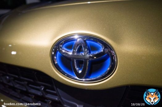 أعلنت شركة "تويوتا موتور" تعليق كافة الشحنات القادمة من شركة "دايهاتسو موتور" (Daihatsu Motor) التابعة لها بعد فضيحة كشفت أن معظم سياراتها لم تخضع لاختبارات السلامة في حالات التصادم بشكل صحيح.قالت "تويوتا" يوم الأربعاء إنها رصدت 174 خللاً تقريباً منذ إبريل عندما ظهرت الأخطاء المشتبه بها لأول مرة. وأوضحت أن "دايهاتسو" تحتاج إلى إصلاح جوهري لإنعاشها.كان يُعتقد سابقاً أن ستة طرازات ستتأثر بنتائج الاختبار المتلاعب بها، لكن الشركة تقول الآن إن معظم سيارات "دايهاتسو" قد تتأثر بالأمر. قالت وزارة النقل اليابانية إنها ستجري تحقيقاً ميدانياً صباح الخميس.من المقرر أن يعقد رئيس "دايهاتسو" سويشيرو أوكودايرا و"تويوتا" مؤتمراً صحفياً في وقت لاحق من يوم الأربعاء، بعد بيان لجنة التحقيق في تهمة التلاعب.التلاعب في اختبارات السلامةاعترفت "دايهاتسو" في أبريل الماضي بتلاعبها في نتائج اختبارات السلامة في حالات التصادم التي أجريت على 88 ألف سيارة صُنعت في تايلندا وماليزيا وبيعت العام الماضي."تويوتا" تحقق مبيعات قياسية بفضل الطلب الأميركي أنتجت "دايهاتسو" أكثر من 1.7 مليون سيارة في مختلف أنحاء العالم في العام المالي 2022، ونصفها تقريباً صُنع في اليابان. وتمتلك الشركة حصة سوقية تقترب من 30% من سيارات "كي"، وهي سيارات صغير حظيت بشعبية كبيرة لأعوام بين العملاء المحليين، مما يجعلها رائدة في الصناعة بجانب منافستها "سوزوكي موتور".تشتهر "دايهاتسو"، ومقرها أوساكا، بتشكيلتها من السيارات الخفيفة وسيارات السيدان التي تحظى بشعبية كبيرة في شتى أنحاء اليابان وجنوب شرق آسيا، بما فيها سيارات البيك أب والشاحنات الصغيرة من طراز "غران ماكس" وسيارات "تيريوس" و"زينيا".انتعاش الرقائق يدعم نمو مبيعات السيارات في العام الجديد"دايهاتسو" تابعة بالكامل لـ"تويوتا"تعتبر "دايهاتسو" شركة تابعة بالكامل لـ"تويوتا" منذ 2016، وتشكل مبيعاتها نحو 4% من إجمالي مبيعات مجموعة "تويوتا" من السيارات عالمياً.وقالت كبرى شركات صناعة السيارات في العالم في بيانها: "منذ عام 2013، رفعت تويوتا عدد موديلات السيارات التي تتلقاها من شركات أخرى، خاصة السيارات المدمجة". وتابعت: "نأسف بشدة لأن تطوير هذه السيارات ربما شكل عبئاً على شركة (دايهاتسو)، وأننا لم نكن على دراية بوضع عمليات إصدار شهادات السلامة في الشركة".  #اليابان #تويوتا #سيارات