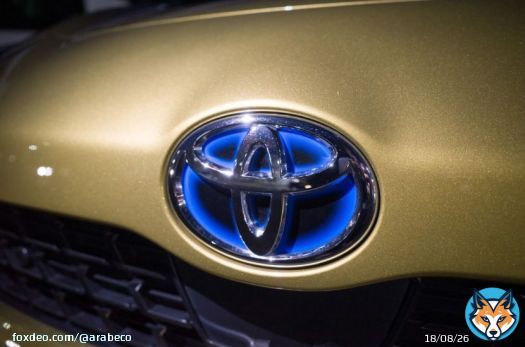 أعلنت شركة "تويوتا موتور" تعليق كافة الشحنات القادمة من شركة "دايهاتسو موتور" (Daihatsu Motor) التابعة لها بعد فضيحة كشفت أن معظم سياراتها لم تخضع لاختبارات السلامة في حالات التصادم بشكل صحيح.قالت "تويوتا" يوم الأربعاء إنها رصدت 174 خللاً تقريباً منذ إبريل عندما ظهرت الأخطاء المشتبه بها لأول مرة. وأوضحت أن "دايهاتسو" تحتاج إلى إصلاح جوهري لإنعاشها.كان يُعتقد سابقاً أن ستة طرازات ستتأثر بنتائج الاختبار المتلاعب بها، لكن الشركة تقول الآن إن معظم سيارات "دايهاتسو" قد تتأثر بالأمر. قالت وزارة النقل اليابانية إنها ستجري تحقيقاً ميدانياً صباح الخميس.من المقرر أن يعقد رئيس "دايهاتسو" سويشيرو أوكودايرا و"تويوتا" مؤتمراً صحفياً في وقت لاحق من يوم الأربعاء، بعد بيان لجنة التحقيق في تهمة التلاعب.التلاعب في اختبارات السلامةاعترفت "دايهاتسو" في أبريل الماضي بتلاعبها في نتائج اختبارات السلامة في حالات التصادم التي أجريت على 88 ألف سيارة صُنعت في تايلندا وماليزيا وبيعت العام الماضي."تويوتا" تحقق مبيعات قياسية بفضل الطلب الأميركي أنتجت "دايهاتسو" أكثر من 1.7 مليون سيارة في مختلف أنحاء العالم في العام المالي 2022، ونصفها تقريباً صُنع في اليابان. وتمتلك الشركة حصة سوقية تقترب من 30% من سيارات "كي"، وهي سيارات صغير حظيت بشعبية كبيرة لأعوام بين العملاء المحليين، مما يجعلها رائدة في الصناعة بجانب منافستها "سوزوكي موتور".تشتهر "دايهاتسو"، ومقرها أوساكا، بتشكيلتها من السيارات الخفيفة وسيارات السيدان التي تحظى بشعبية كبيرة في شتى أنحاء اليابان وجنوب شرق آسيا، بما فيها سيارات البيك أب والشاحنات الصغيرة من طراز "غران ماكس" وسيارات "تيريوس" و"زينيا".انتعاش الرقائق يدعم نمو مبيعات السيارات في العام الجديد"دايهاتسو" تابعة بالكامل لـ"تويوتا"تعتبر "دايهاتسو" شركة تابعة بالكامل لـ"تويوتا" منذ 2016، وتشكل مبيعاتها نحو 4% من إجمالي مبيعات مجموعة "تويوتا" من السيارات عالمياً.وقالت كبرى شركات صناعة السيارات في العالم في بيانها: "منذ عام 2013، رفعت تويوتا عدد موديلات السيارات التي تتلقاها من شركات أخرى، خاصة السيارات المدمجة". وتابعت: "نأسف بشدة لأن تطوير هذه السيارات ربما شكل عبئاً على شركة (دايهاتسو)، وأننا لم نكن على دراية بوضع عمليات إصدار شهادات السلامة في الشركة".  #اليابان #تويوتا #سيارات
