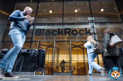 أقبل عملاء شركة "بلاك روك" (BlackRock) على صناديقها طويلة الأجل في الربع الرابع، مضيفين 63 مليار دولار إلى أوعية الاستثمار المتداولة وغيرها من المنتجات، في إشارة إلى أن المستثمرين يوظفون أموالهم مع ارتفاع أسواق الأسهم والسندات.أكبر شركة لإدارة الأصول في العالم قالت في بيان يوم الجمعة إن التدفقات الداخلة وصعود الأسواق في الأشهر الثلاثة الماضية دفعا إجمالي أصول "بلاك روك" الخاضعة للإدارة إلى ما يزيد قليلاً عن 10 تريليونات دولار. لتتجاوز بذلك تقديرات المحللين الذين شملهم استطلاع بلومبرغ البالغة <br>9. 8 تريليون دولار، لكنها في الوقت نفسه أقل من المستوى القياسي الذي سجلته منذ عامين."بلاك روك" و"آرك" تخفضان رسوم صناديق بتكوين قُبيل قرار تنظيميوقال لاري فينك، الرئيس التنفيذي، في البيان: "حققت (بلاك روك) نمواً عضوياً وهامش تشغيلي متبايناً، وسط ظروف سوق وقطاع صعبة تاريخياً في عامي 2022 و<br>2023. . عندما يكون المستثمرون على استعداد لإعادة أموالهم إلى السوق، يذهبون إلى (بلاك روك)".أعلنت الشركة عن نتائج أعمال الربع الرابع في نفس اليوم الذي كشفت فيه عن شرائها "غلوبال إنفراستراكشر بارتنرز" (Global Infrastructure Partners) التابعة لـ"أديبايو أوغونليسي" مقابل نحو <br>12. 5 مليار دولار.صعد سعر سهم "بلاك روك" <br>0. 81% في الساعة 9:38 صباحاً في نيويورك.أضاف العملاء أيضاً 33 مليار دولار إلى أعمال إدارة النقد المنفصلة وصناديق أسواق المال التابعة للشركة، مما يوضح كيف تضع الشركة نفسها بشكل متزايد كمركز متكامل للاستثمار. كما وظفوا 88 مليار دولار في صناديق الاستثمار المتداولة التايعة للشركة، و32 مليار دولار في صناديق "بلاك روك" للدخل الثابت.ارتفع صافي دخل "بلاك روك" المعدل 7% عن العام السابق إلى <br>1. 5 مليار دولار، أو <br>9. 66 دولار للسهم، متجاوزاً متوسط ​​تقديرات وول ستريت البالغ <br>8. 88 دولار للسهم. وارتفعت الإيرادات 7% إلى <br>4. 6 مليار دولار.تأتي هذه النتائج بعد أن سحب عملاء "بلاك روك" 13 مليار دولار من الصناديق طويلة الأجل في الربع الثالث. في الأشهر الثلاثة الأخيرة من 2023، ارتفعت أسواق الأسهم والسندات حيث بدأ المستثمرون في استنتاج أن مجلس الاحتياطي الفيدرالي سيتوقف عن رفع أسعار الفائدة ويركز بدلاً من ذلك على خفضها هذا العام.  #إدارة_الثروات #شركة_بلاك_روك
