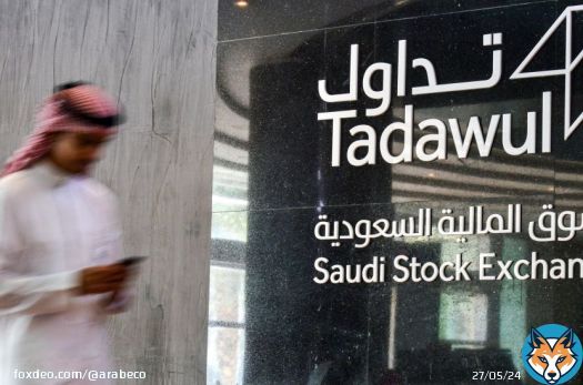 ستتغير العلامة التجارية "بورصة دبي للطاقة" لتصبح "بورصة الخليج للسلع"، بعد استحواذ "مجموعة تداول السعودية القابضة" على حصة استراتيجية في الشركة الأم للبورصة "دي إم إي هولدينغز ليميتد" (DME Holdings Limited)، ومقرها في دبي.وقعت "تداول" المشغلة لسوق الأسهم السعودية، أكبر سوق مالية في المنطقة، اتفاقية شراء 32.6% من أسهم "دي إم إي هولدينغز ليميتد" الحالية والجديدة، مقابل 107 ملايين ريال (28.5 مليون دولار)، بحسب ما ذكرته في إفصاح على موقع السوق اليوم الخميس.اقرأ أيضاً: مدير "تداول السعودية" التنفيذي يتوقع استمرار زخم الإدراجاتوقد جرى توقيع الاتفاقية مع المساهمين في الشركة المشغلة لبورصة السلع بصفتهم بائعين للأسهم، وهم "إيغل كوموديتيز ليمتد" التابعة لـ"جهاز الاستثمار العماني"، وبورصة نيويورك التجارية" التابعة لمجموعة "بورصة شيكاغو التجارية" (CME)، وشركة "تطوير دبي" التابعة لـ"دبي القابضة".يعتبر العقد الآجل لخام عُمان العقد الرئيسي في بورصة دبي للطاقة، وأكبر عقد من نوعه في العالم من حيث أحجام التسليم الفعلي للنفط الخام. وقد ارتفعت أحجام التسليم الفعلي من 181 مليون برميل في عام 2022 إلى 210 ملايين برميل في 2023، وفق ما جاء في الإفصاح.اقرأ أيضاً: مجموعة تداول السعودية تحقق أقل أرباح فصلية منذ الإدراجومنذ تأسيسها عام 2007، شهدت بورصة دبي للطاقة تداول ما مجموعه 20 مليار برميل من النفط الخام العماني، فيما جرى تسليم 3 مليارات برميل عبر آلية التسليم الفعلي المعتمدة من قبلها خلال ذات الفترة. وتتم مقاصة جميع الصفقات المنفذة على بورصة دبي للطاقة وضمانها بواسطة مركز المقاصة التابع لبورصة شيكاغو التجارية (CME Clearing)، والتي تخضع لتنظيم لجنة تداول العقود الآجلة للسلع الأميركية.ومن شأن هذه الشراكة الجديدة مع "تداول" أن تسهم في توفير فرص واعدة للاستثمار في أسواق السلع التي تشمل الطاقة والمعادن والسلع الزراعية، إضافة إلى دعم الجهود المستمرة للتحول إلى اقتصاد مستدام من خلال إطلاق عقود مشتقات مالية تتناسب مع التوجهات الجديدة في هذه الأسواق.  #السعودية #دبي #الإمارات_العربية_المتحدة #سوق_الأسهم_السعودية