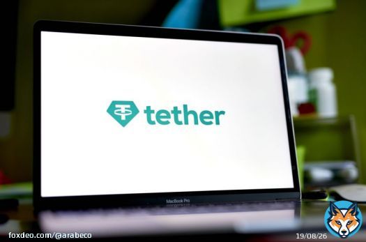 تعمل شركة "تيذر هولدينغز" (Tether Holdings)، المشغلة لأكبر عملة مشفرة مستقرة في العالم، على تعزيز حصتها السوقية عقب تسجيلها أرباحاً قياسية، وهذا قد يمثل خطراً على قطاع التشفير بوجه عام، وفقاً لتحذير جديد من "جيه بي مورغان تشيس آند كو".توشك القيمة السوقية لعملة "يو إس دي تي" التابعة لـ"تيذر" على تجاوز 100 مليار دولار لأول مرة. والعملات المستقرة، هي شكل من أشكال الرموز المشفرة المربوط قيمتها بأصل آخر (مثل الدولار)، حيث تُستخدم احتياطيات كبيرة من هذه الأصول لدعم قيمة العملة. كما تعد جزءاً أساسياً من تكوين قطاع التشفير، وتعمل كبديل أقل تقلباً للمتداولين الذين يتطلعون إلى الاستثمار في الأصول الرقمية كمخازن للثروة.أدى التركيز المتزايد على "يو إس دي تي" على مدى العامين الماضيين إلى تعزيز دورها باعتبارها عملة مستقرة رائدة، ولكن "الافتقار إلى الامتثال التنظيمي والشفافية" من قبل "تيذر" يمثل خطراً متزايداً على السوق، وفقاً لتقرير صادر عن "جيه بي مورغان" يوم الخميس. تأثير هيمنة "تيذر" على السوققال باولو أردوينو، الرئيس التنفيذي لشركة "تيذر"، في بيان: "قد تكون هيمنة (تيذر) على السوق "سلبية" بالنسبة للمنافسين، بما في ذلك أولئك الذين يعملون في القطاع المصرفي ويتمنون تحقيق نجاح مماثل، ولكنها لم تكن أبداً سلبية بالنسبة للأسواق التي تحتاج إلينا بشدة، عملنا دائماً بشكل وثيق مع الهيئات التنظيمية العالمية لتثقيفهم حول التكنولوجيا وتقديم التوجيه الإرشادي حول كيفية التفكير بشكل ملائم في هذا القطاع".تحول العملات المشفرة لأصل واسع الاستخدام يعني تبدد ميزاتهاقد تخضع العملات المستقرة قريباً لمزيد من الامتثال للوائح التنظيمية في الولايات المتحدة وأوروبا. وبينما ينتظر قانون الدفع بالعملات المستقرة التصويت في مجلس النواب الأميركي، فمن المتوقع تنفيذ لوائح تنظيم الأصول المشفرة (MiCA) جزئياً في أسواق الاتحاد الأوروبي خلال يونيو المقبل".  #جيه_بي_مورغان #عملات_مشفرة